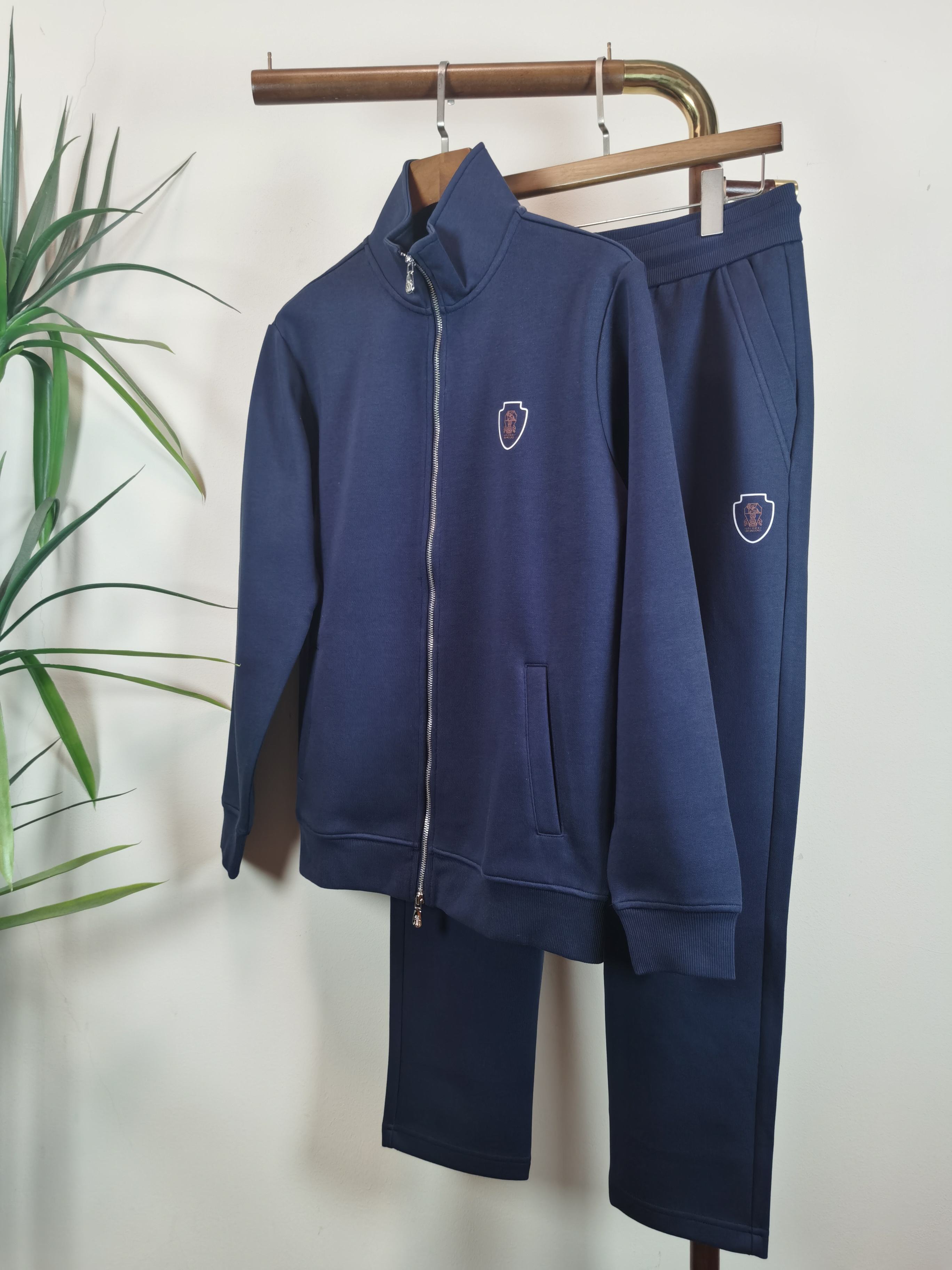 NO:570846,Suits BC (Brunello Cucinelli) exclusively offers new counters with the same autumn and winter suits, full of high-end feel!  The details are exquisite and high-end, and the workmanship is impeccable!  The imported fabric is three-dimensional and exquisite. The original high-end double-sided jersey fabric is very high-end!  Original zipper!  The fabric is stiff, wrinkle-resistant and wear-resistant, moisture-absorbent, quick-drying and breathable, neat and stylish. Color Blue Size M-3XL, brunello cucinelli, alexander wang19860909套装 BC（Brunello Cucinelli）独家客供新款专柜同款秋冬套装,高级感满满！细节精致高档,做工无可挑剔！进口面料 立体精致细腻.原版高端双面平纹针织面料很显高级！原版拉链！面料挺括抗皱耐磨,吸湿速干透气,利落有型. 颜色 蓝色 码数 M-3XL,,brunello cucinelli,alexander wang,Men's clothing