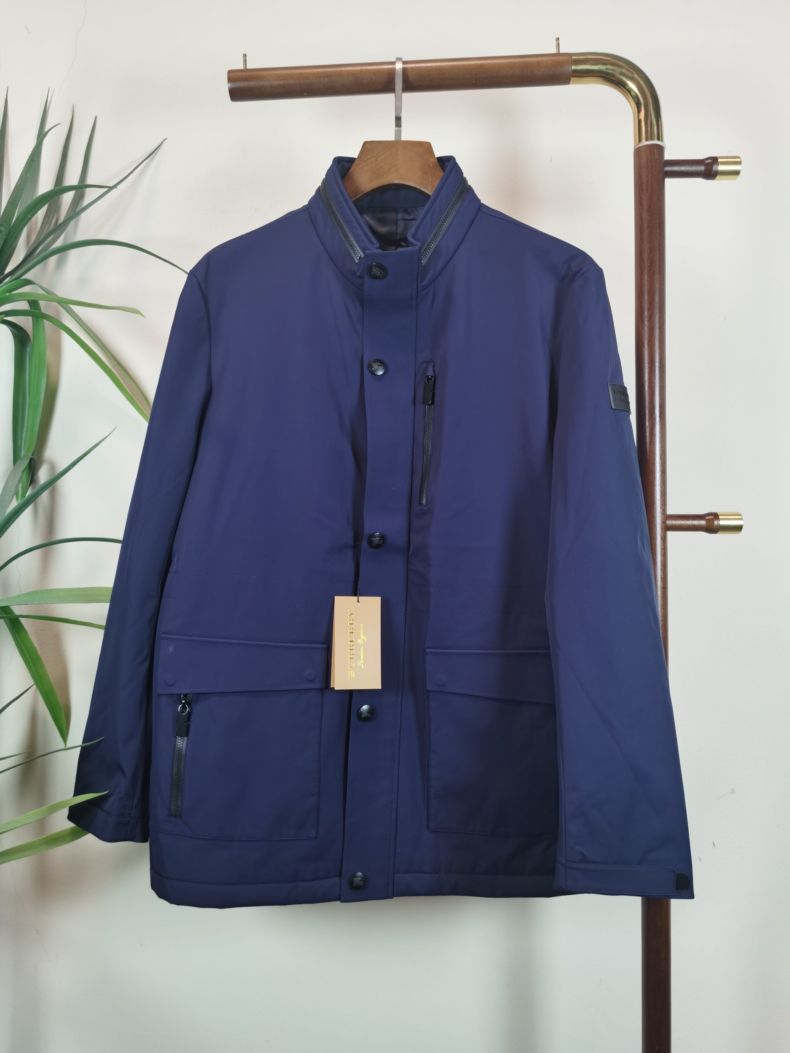 NO:570816,BURBERRY Burberry's top quality, the same style as the official website, complete with three standards!  New autumn and winter men's jackets, fashionable and casual high-end version!  The custom-made fabrics at the counter have impeccable details and brand element design concepts, reflecting high quality. They feel delicate and soft!  It presents a casual cut and the upper body shape is awesome!  Color Blue Size M-3XL,,burberry,burberry,jackets & coats,jackets & coats,alexander wang19860909BURBERRY 巴宝莉顶级品质 官网同款,三标齐全！秋冬新款男士夹克外套,时尚休闲高端版本！专柜定制面料 细节无可挑剔,品牌元素设计理念,体现高品质.手感细腻柔软！呈现休闲裁剪,上身版型超赞！ 颜色 蓝色 码数M-3XL,,burberry,burberry,jackets & coats,jackets & coats,alexander wang,Men's clothing