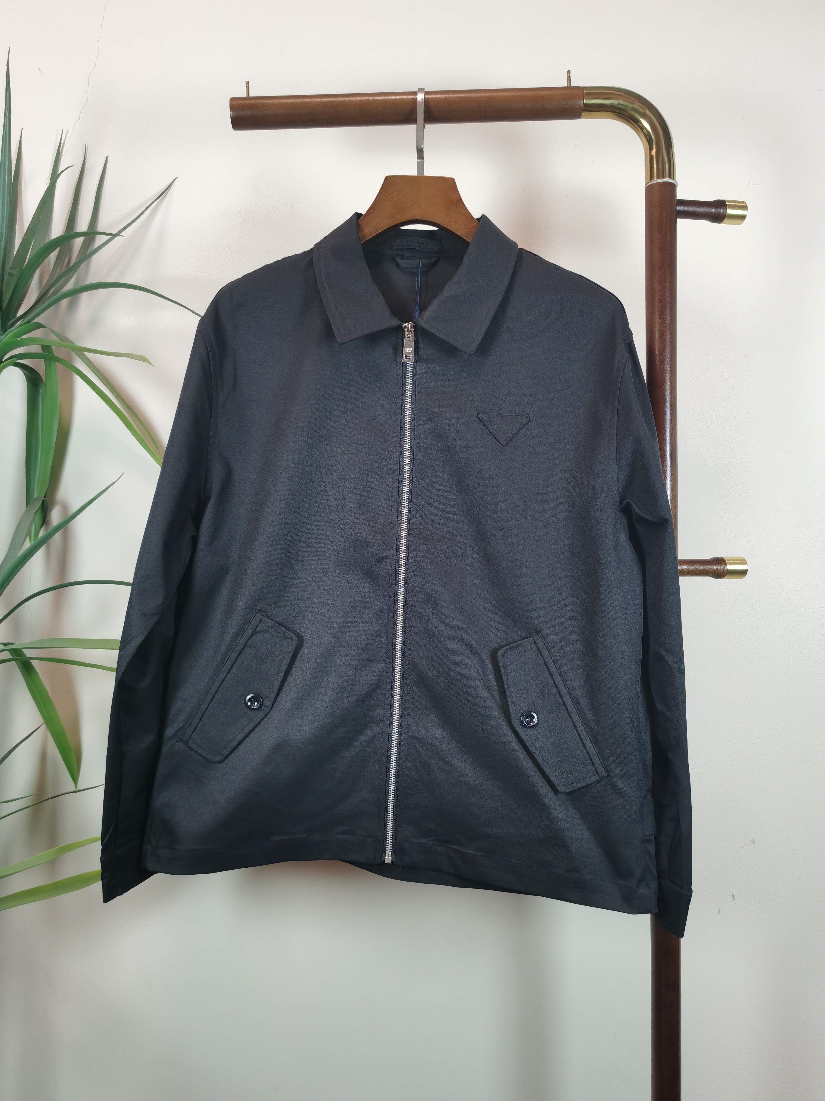 NO:570844,PRADA Top quality, the same style as the official website, complete with three standards!  New autumn and winter men's jacket, with metal triangle logo on the front, fashionable and casual high-end version!  The custom-made fabrics at the counter have impeccable details and brand element design concepts, reflecting high quality. They feel delicate and soft!  It presents a casual cut and the upper body shape is awesome!  Color Black Size M-3XL,,prada,prada,jackets & coats,alexander wang19860909PRADA 普拉达 顶级品质 官网同款,三标齐全！秋冬新款男士外套,前有金属三角标logo 时尚休闲高端版本！专柜定制面料 细节无可挑剔,品牌元素设计理念,体现高品质.手感细腻柔软！呈现休闲裁剪,上身版型超赞！ 颜色 黑色 码数M-3XL,,prada,prada,jackets & coats,alexander wang,Men's clothing