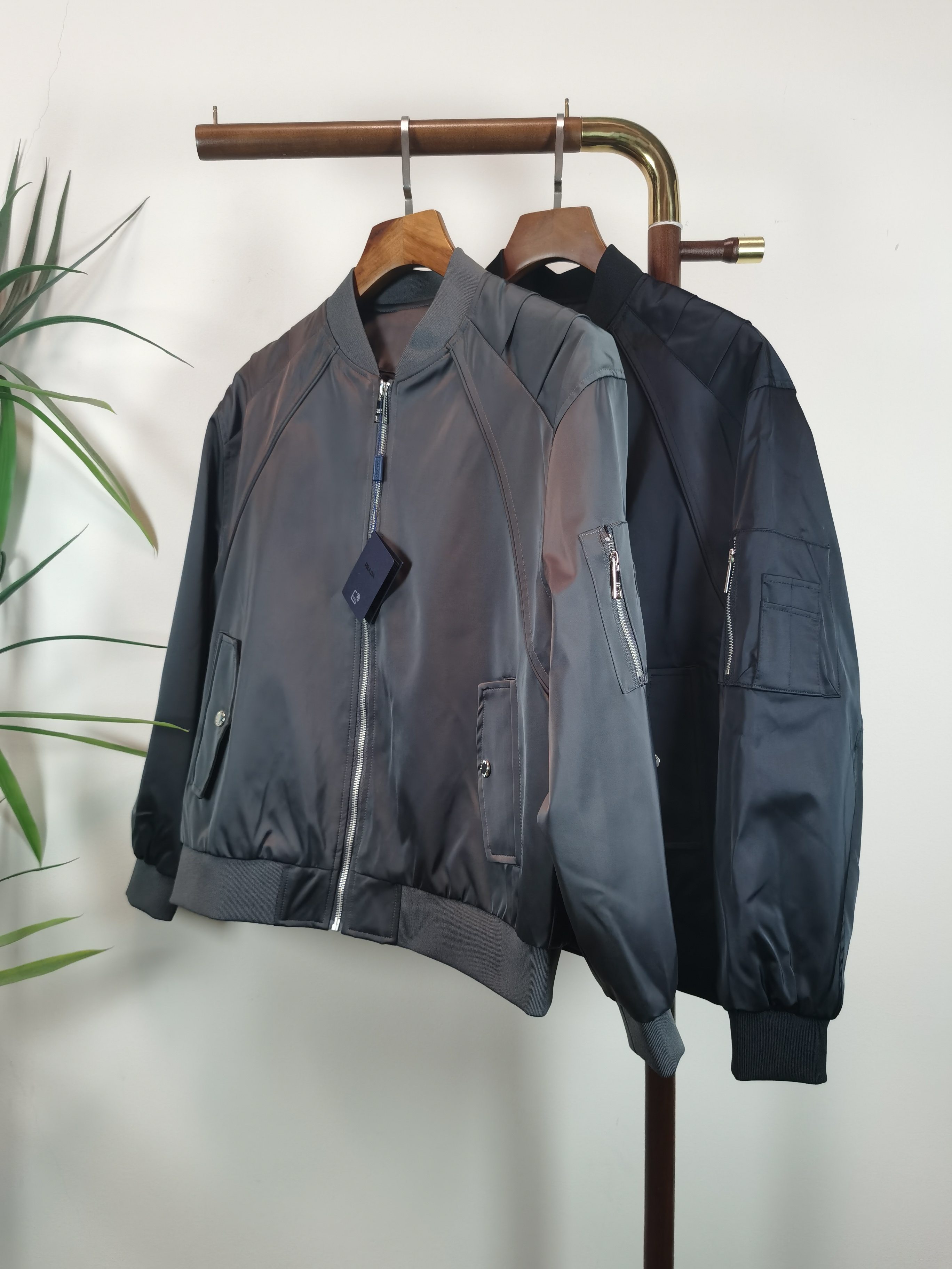 NO:570837,PRADA New autumn and winter men's jacket, fashionable and casual high-end version!  Custom-made fabrics at the counter are highly breathable and comfortable, with impeccable details and brand element design concepts, reflecting high quality. It feels delicate and soft!  It presents a casual cut and the upper body shape is awesome!  Color Gray Black Size M-3XL,,prada,prada,jackets & coats,jackets & coats,alexander wang19860909PRADA 普拉达 秋冬新款男士夹克外套,时尚休闲高端版本！专柜定制面料 透气舒适度高,细节无可挑剔,品牌元素设计理念,体现高品质.手感细腻柔软！呈现休闲裁剪,上身版型超赞！ 颜色灰色 黑色 码数M-3XL,,prada,prada,jackets & coats,jackets & coats,alexander wang,Men's clothing