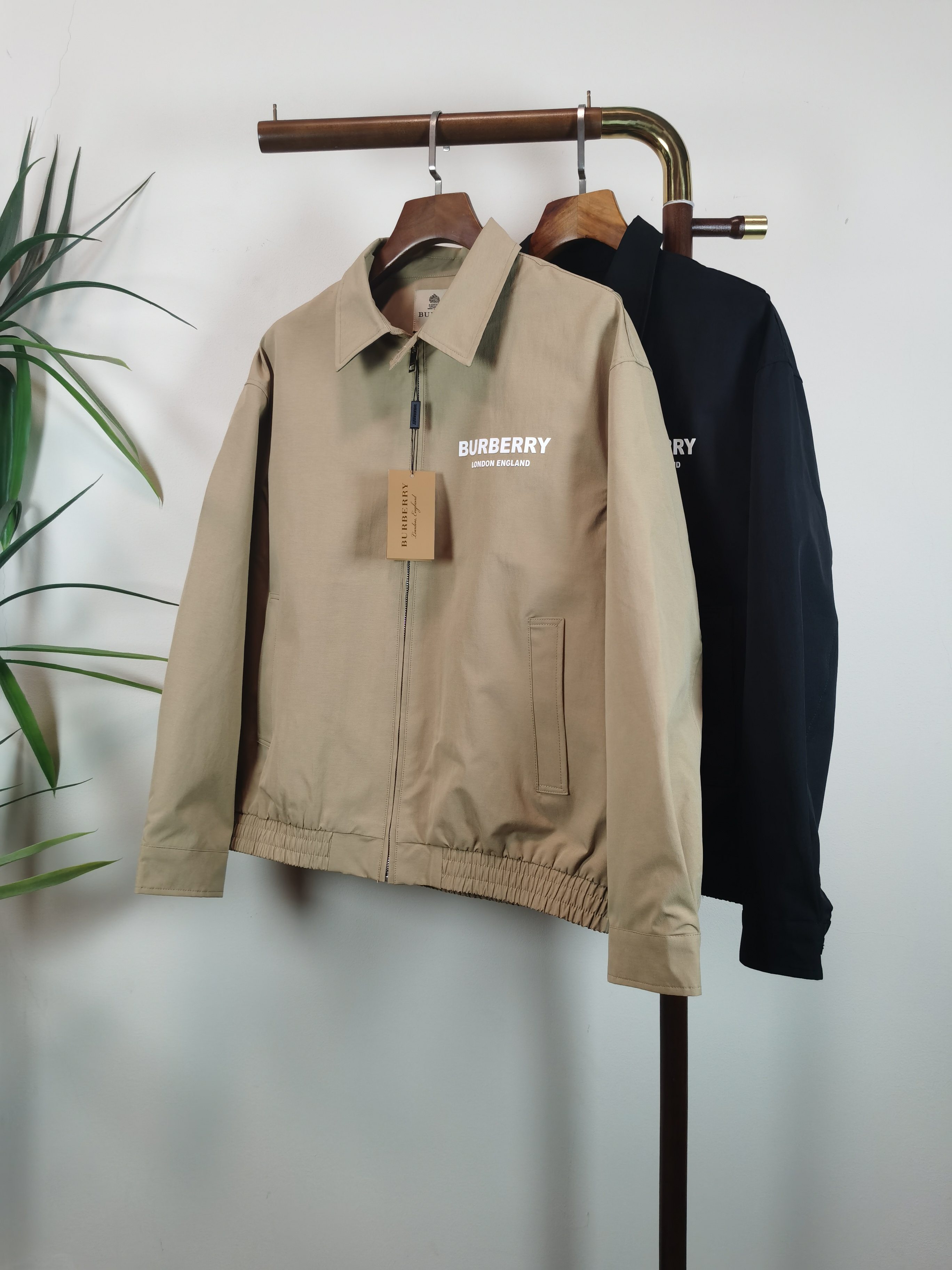 NO:571735,BURBERRY Burberry's top quality, the same style as the official website, complete with three standards!  2025 new autumn and winter men's jackets, fashionable and casual high-end version!  The custom-made fabrics at the counter have impeccable details and brand element design concepts, reflecting high quality. They feel delicate and soft!  It presents a casual cut and the upper body shape is awesome!  Color Black Beige Size M-3XL,,burberry,burberry,jackets & coats,jackets & coats,alexander wang19860909BURBERRY 巴宝莉顶级品质 官网同款,三标齐全！2025秋冬新款男士夹克外套,时尚休闲高端版本！专柜定制面料 细节无可挑剔,品牌元素设计理念,体现高品质.手感细腻柔软！呈现休闲裁剪,上身版型超赞！ 颜色 黑色米黄色 码数M-3XL,,burberry,burberry,jackets & coats,jackets & coats,alexander wang,Men's clothing