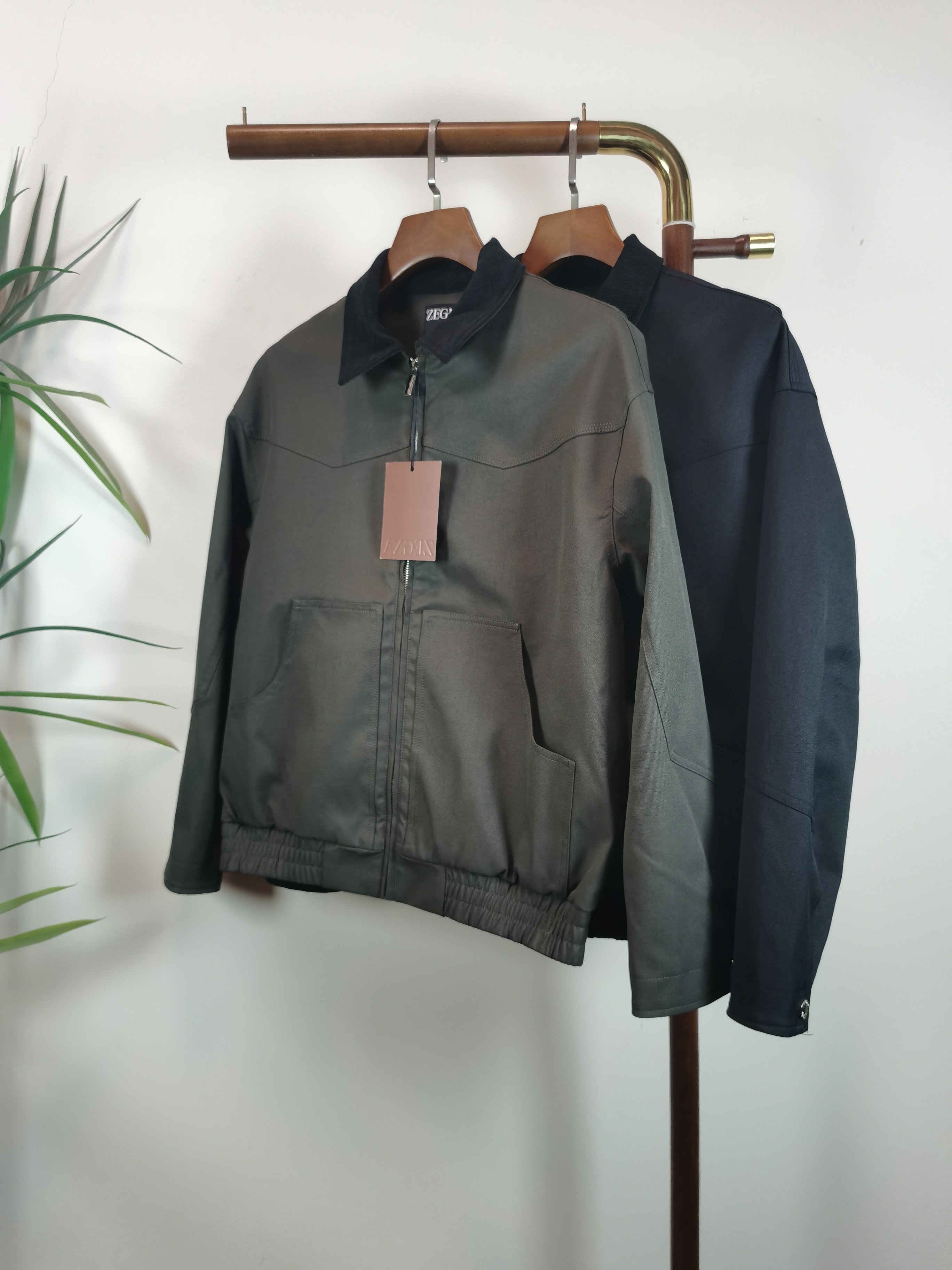 NO:570834,ZEGNA Zegna's new autumn and winter men's jacket, fashionable and casual high-end version!  Custom-made fabrics at the counter are highly breathable and comfortable, with impeccable details and brand element design concepts, reflecting high quality. It feels delicate and soft!  It presents a casual cut and the upper body shape is awesome!  Color Green Black Size M-3XL,,zegna,jackets & coats,jackets & coats,alexander wang19860909ZEGNA 杰尼亚 秋冬新款男士夹克外套,时尚休闲高端版本！专柜定制面料 透气舒适度高,细节无可挑剔,品牌元素设计理念,体现高品质.手感细腻柔软！呈现休闲裁剪,上身版型超赞！ 颜色绿色 黑色 码数M-3XL,,zegna,jackets & coats,jackets & coats,alexander wang,Men's clothing