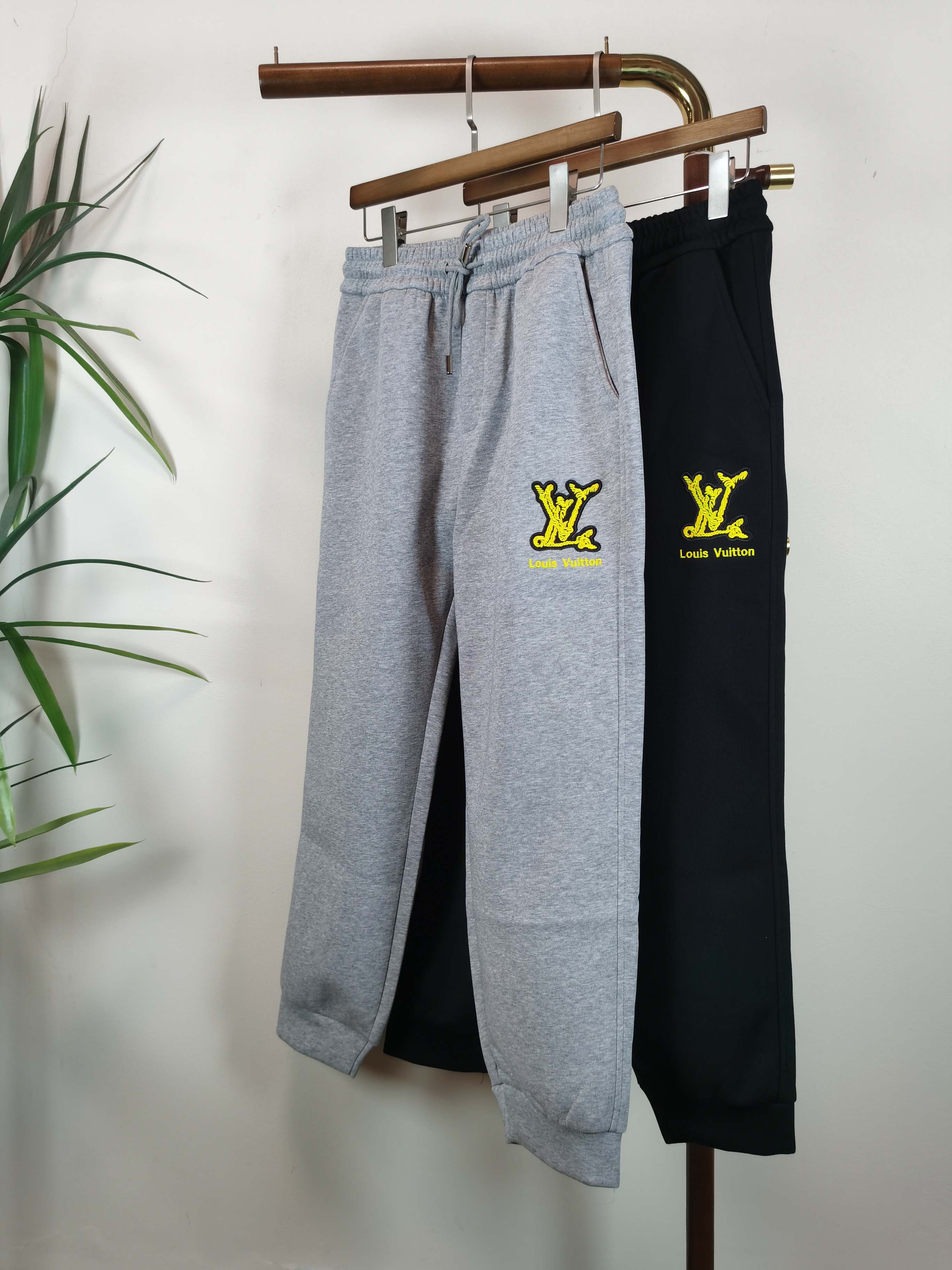 NO:550734,LOUIS UITTON Louis Vuitton Men's Casual Pants Cotton Fabric Casual Pants, the latest top-body style is invincible!  This pants are very versatile, elastic waist, and can be worn for daily work. They are the perfect combination of fashionable and casual and outdoor sports, so whether you wear them normally or outdoors, they are your best choice. Extreme comfort and quick sweating are the most popular key points, improving the comfort of wearing and suitable for aerobics and trail running conditions. This style is a jogging casual pants with an extremely wide range of applications, allowing you to naturally maintain a love for sports in summer, or you can wear them in casual life. Color black and gray Size M-3XL,,louis vuitton,louis vuitton,alexander wang19860909LOUIS UITTON 路易威登男士休闲裤 纯棉面料休闲裤,最新款上身版型无敌正！ 绝对可以闭眼收的一款 此款裤子非常百搭,弹力腰围,日常上班 户外运动都可以穿着,是时尚休闲与户外运动的完美结合,所以无论您平时穿或者户外穿都是您的最佳选择. 极致舒适和快速排汗是备受青睐的重点,提升穿着舒适度,适合有氧运动和越野跑条件下穿着,此款是一件适用范围极其广泛的跑步休闲裤,让你在夏天自然可以保持对运动热爱,也可以在休闲生活中穿着 颜色黑色灰色 尺码M-3XL,,louis vuitton,louis vuitton,alexander wang,Men's clothing