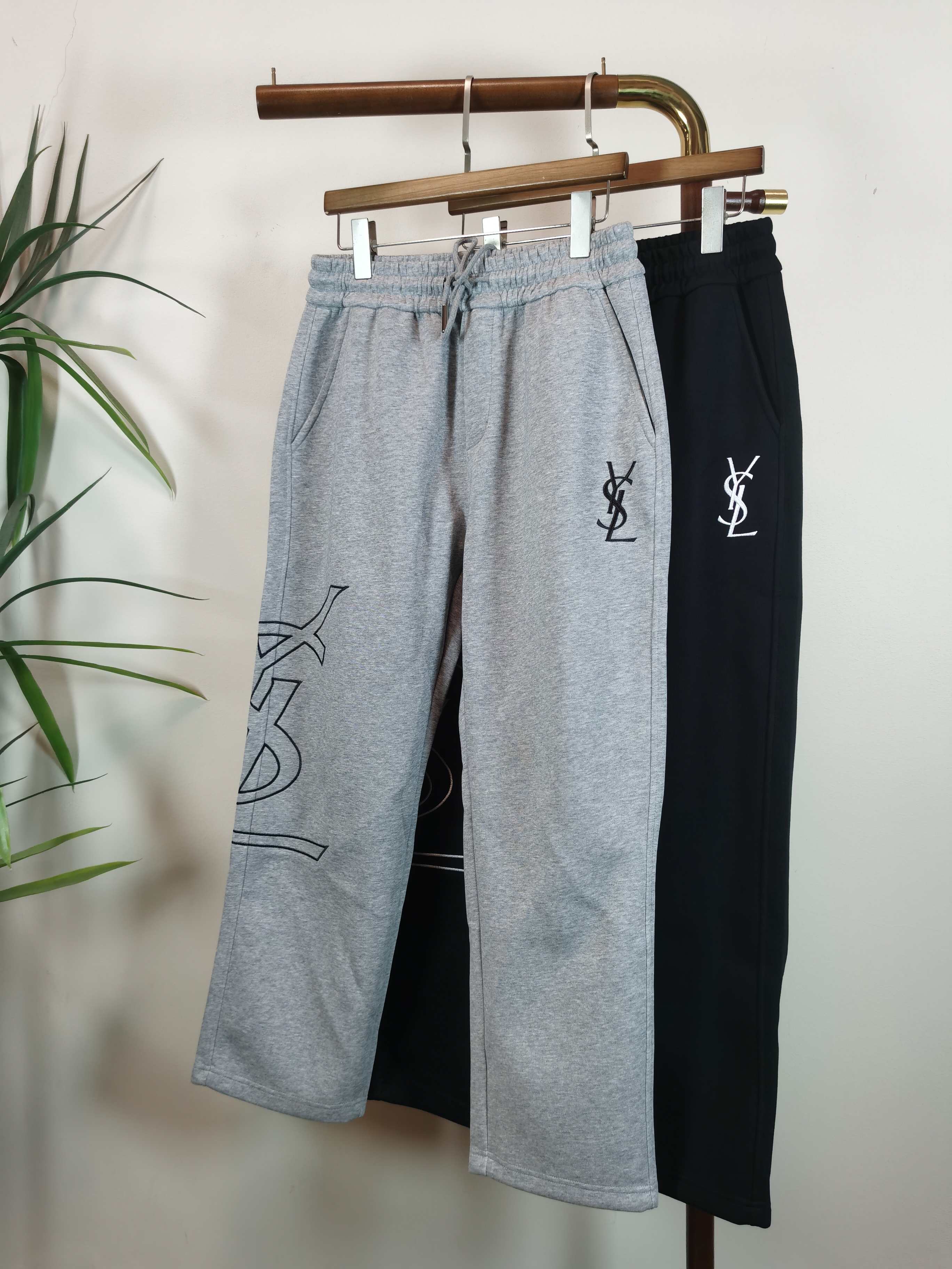 NO:550735,YSL Saint Laurent Men's Casual Pants Pure Cotton Fabric Casual Pants, the latest top-body style is invincible!  This pants are very versatile, elastic waist, and can be worn for daily work. They are the perfect combination of fashionable and leisure and outdoor sports, so whether you wear them normally or outdoors, they are your best choice. Extreme comfort and quick sweating are the most popular key points, improving the comfort of wearing and suitable for aerobics and trail running conditions. This style is a jogging casual pants with an extremely wide range of applications, allowing you to naturally maintain a love for sports in summer, or you can wear them in casual life. Color black and gray Size M-3XL, saint laurent, saint laurent, alexander wang19860909YSL 圣罗兰男士休闲裤 纯棉面料休闲裤,最新款上身版型无敌正！ 绝对可以闭眼收的一款 此款裤子非常百搭,弹力腰围,日常上班 户外运动都可以穿着,是时尚休闲与户外运动的完美结合,所以无论您平时穿或者户外穿都是您的最佳选择. 极致舒适和快速排汗是备受青睐的重点,提升穿着舒适度,适合有氧运动和越野跑条件下穿着,此款是一件适用范围极其广泛的跑步休闲裤,让你在夏天自然可以保持对运动热爱,也可以在休闲生活中穿着 颜色黑色灰色 尺码M-3XL,,saint laurent,saint laurent,alexander wang,Men's clothing