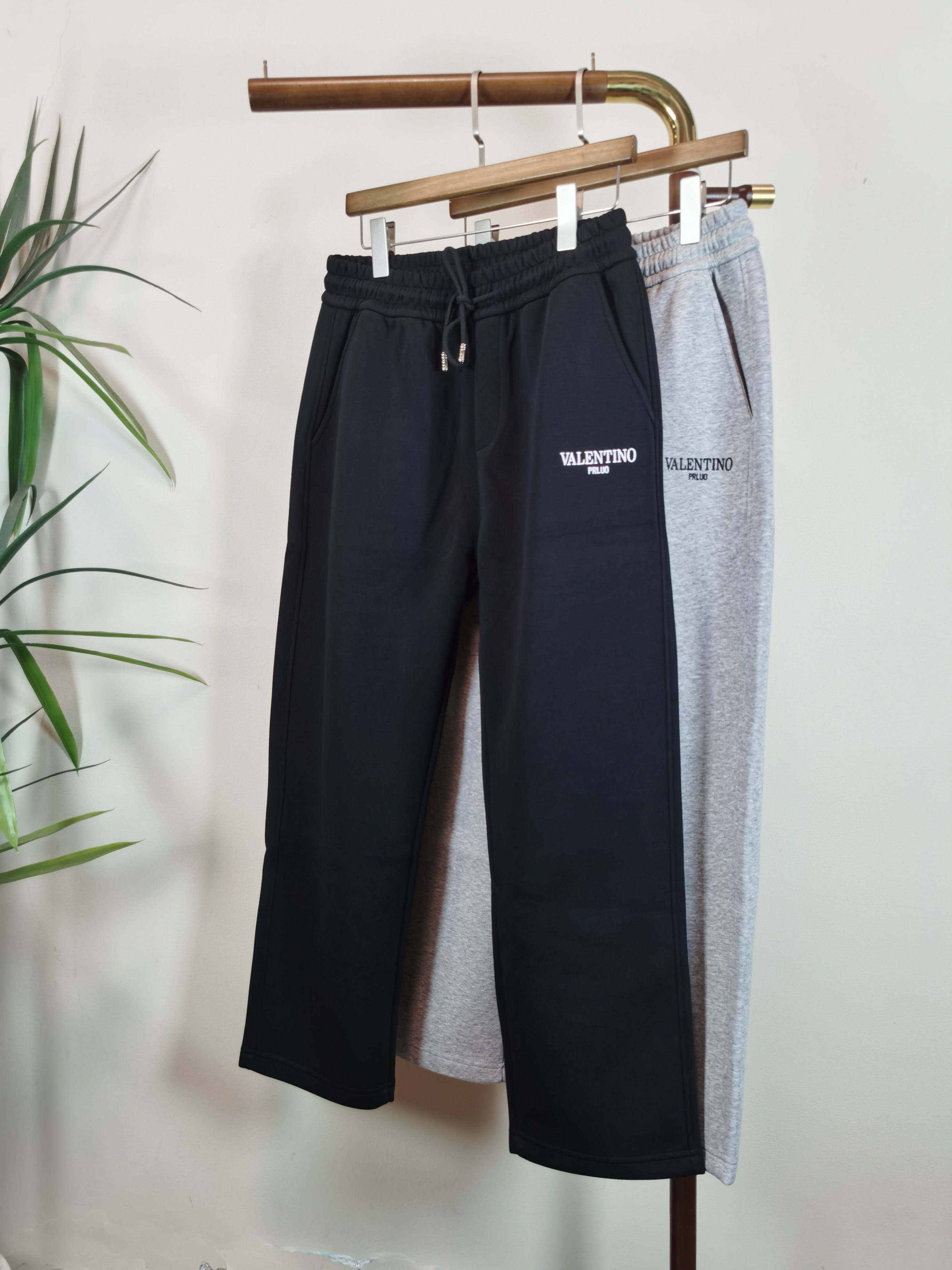 NO:550737,VALENTINO men's casual pants pure cotton fabric casual pants, the latest top-body style is invincible!  This pants are very versatile, elastic waist, and can be worn for daily work. They are a perfect combination of fashionable and casual and outdoor sports, so whether you wear them normally or outdoors, they are your best choice. Extreme comfort and quick sweating are the most popular key points, improving the comfort of wearing and suitable for aerobics and trail running conditions. This style is a jogging casual pants with an extremely wide range of applications, allowing you to naturally maintain a love for sports in summer, or you can wear them in casual life. Color black and gray Size M-3XL, valentino, valentino, alexander wang19860909VALENTINO 华伦天奴男士休闲裤 纯棉面料休闲裤,最新款上身版型无敌正！ 绝对可以闭眼收的一款 此款裤子非常百搭,弹力腰围,日常上班 户外运动都可以穿着,是时尚休闲与户外运动的完美结合,所以无论您平时穿或者户外穿都是您的最佳选择. 极致舒适和快速排汗是备受青睐的重点,提升穿着舒适度,适合有氧运动和越野跑条件下穿着,此款是一件适用范围极其广泛的跑步休闲裤,让你在夏天自然可以保持对运动热爱,也可以在休闲生活中穿着 颜色黑色灰色 尺码M-3XL,,valentino,valentino,alexander wang,Men's clothing