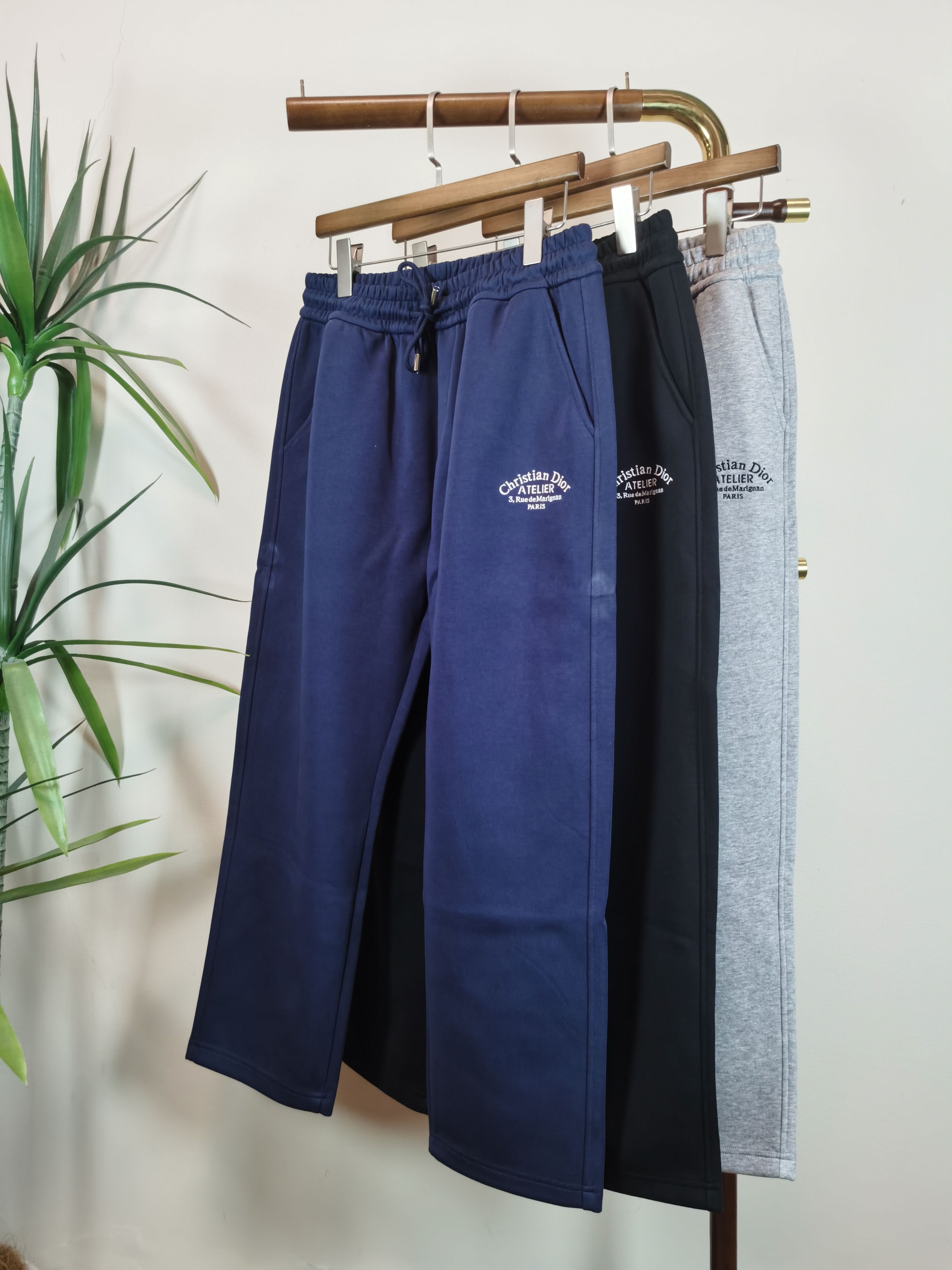 NO:566635,DIOR Dior men's casual pants, pure cotton casual pants, the latest upper body style is invincible!  You can definitely close your eyes and close your eyes. This type of pants is very versatile and has an elastic waist. It can be worn in daily work and outdoor sports. It is the perfect combination of fashion, leisure and outdoor sports, so it is your best choice whether you wear it daily or outdoors. Extreme comfort and quick perspiration are the most popular focus, improving the wearing comfort. It is suitable for aerobic exercise and cross-country running. This type of running casual pants has an extremely wide range of applications, allowing you to naturally maintain your love for sports in the summer, and can also be worn in leisure life.  Color Black Gray Blue Size M-3XL,,dior,dior,alexander wang19860909DIOR 迪奥男士休闲裤 纯棉面料休闲裤,最新款上身版型无敌正！ 绝对可以闭眼收的一款 此款裤子非常百搭,弹力腰围,日常上班 户外运动都可以穿着,是时尚休闲与户外运动的完美结合,所以无论您平时穿或者户外穿都是您的最佳选择. 极致舒适和快速排汗是备受青睐的重点,提升穿着舒适度,适合有氧运动和越野跑条件下穿着,此款是一件适用范围极其广泛的跑步休闲裤,让你在夏天自然可以保持对运动热爱,也可以在休闲生活中穿着 颜色黑色灰色 蓝色 尺码M-3XL,,dior,dior,alexander wang,Men's clothing