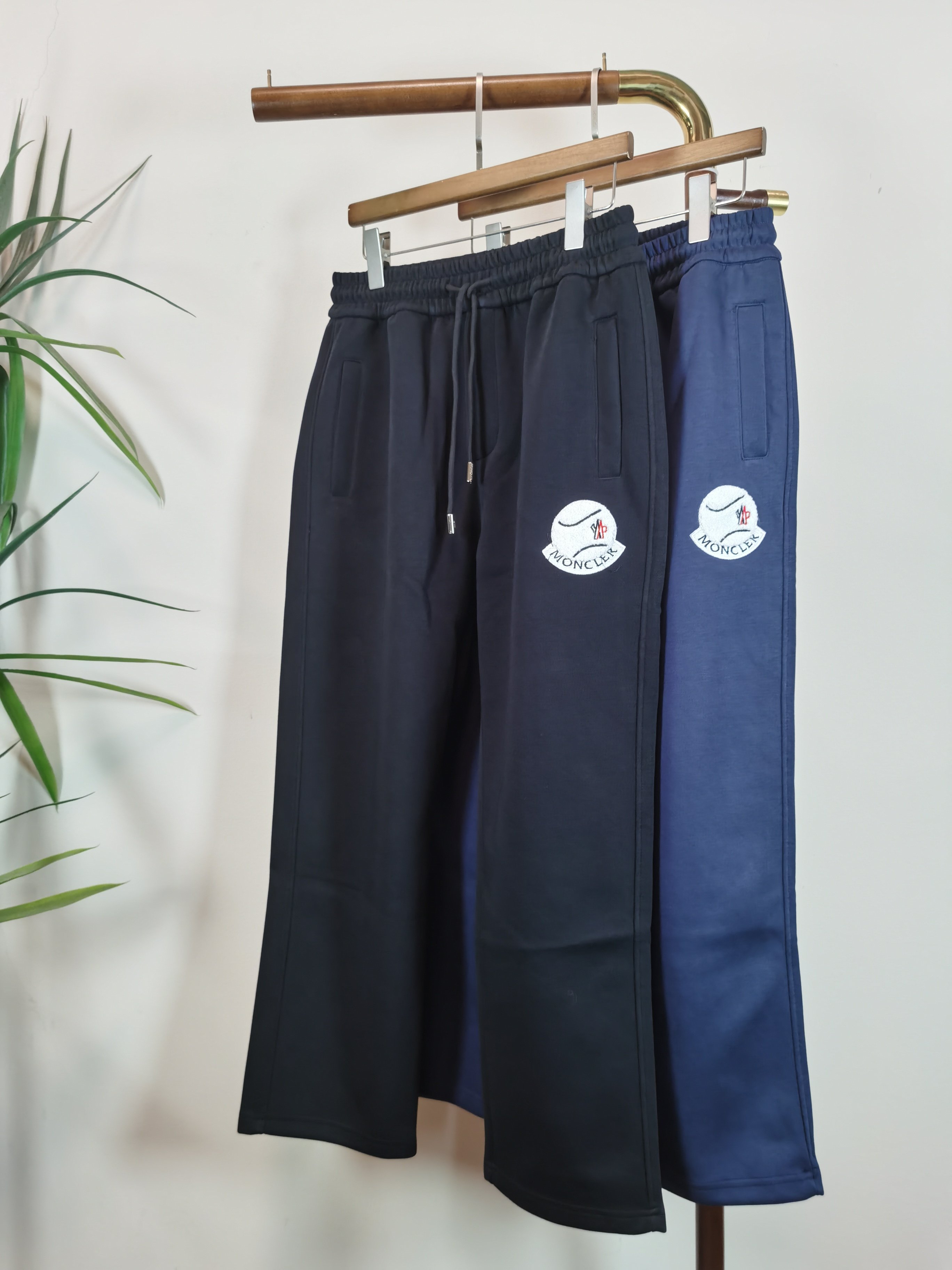 NO:566629,MONCLER Men's Men's Casual Pants, pure cotton casual pants, the latest upper body style is invincible!  You can definitely close your eyes and close your eyes. This type of pants is very versatile and has an elastic waist. It can be worn in daily work and outdoor sports. It is the perfect combination of fashion, leisure and outdoor sports, so it is your best choice whether you wear it daily or outdoors. Extreme comfort and quick perspiration are the most popular focus, improving the wearing comfort. It is suitable for aerobic exercise and cross-country running. This type of running casual pants has an extremely wide range of applications, allowing you to naturally maintain your love for sports in the summer, and can also be worn in leisure life.  Color Black Blue Size M-3XL,,Moncler,alexander wang19860909MONCLER 蒙口 男士休闲裤 纯棉面料休闲裤,最新款上身版型无敌正！ 绝对可以闭眼收的一款 此款裤子非常百搭,弹力腰围,日常上班 户外运动都可以穿着,是时尚休闲与户外运动的完美结合,所以无论您平时穿或者户外穿都是您的最佳选择. 极致舒适和快速排汗是备受青睐的重点,提升穿着舒适度,适合有氧运动和越野跑条件下穿着,此款是一件适用范围极其广泛的跑步休闲裤,让你在夏天自然可以保持对运动热爱,也可以在休闲生活中穿着 颜色黑色蓝色 尺码M-3XL,,Moncler,alexander wang,Men's clothing