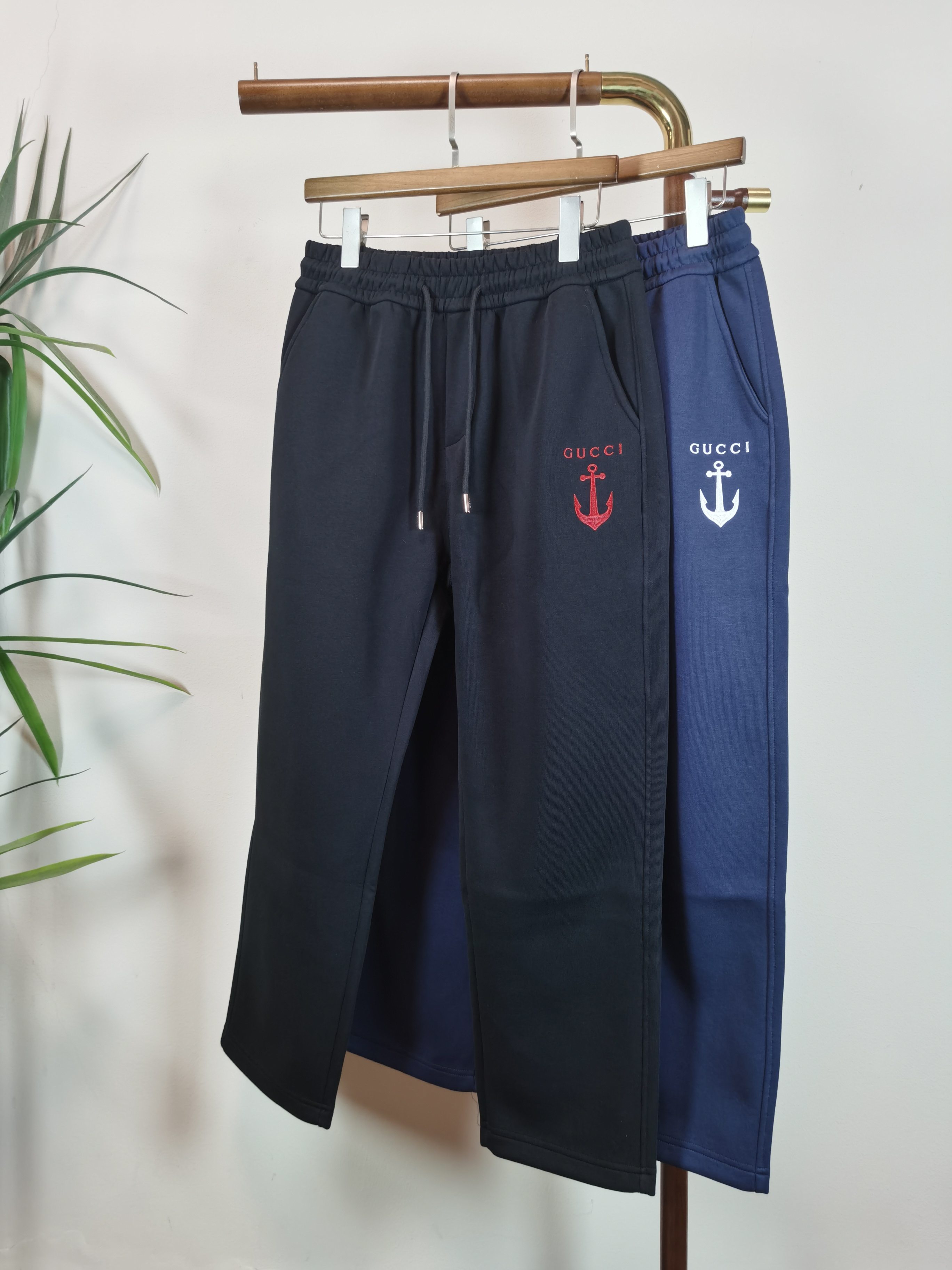 NO:566623,GUCCI Men's Casual Pants Pure cotton casual pants, the latest upper body style is invincible!  You can definitely close your eyes and close your eyes. This type of pants is very versatile and has an elastic waist. It can be worn in daily work and outdoor sports. It is the perfect combination of fashion, leisure and outdoor sports, so it is your best choice whether you wear it daily or outdoors. Extreme comfort and quick perspiration are the most popular focus, improving the wearing comfort. It is suitable for aerobic exercise and cross-country running. This type of running casual pants has an extremely wide range of applications, allowing you to naturally maintain your love for sports in the summer, and can also be worn in leisure life.  Color Black Blue Size M-3XL,,gucci,gucci,alexander wang19860909GUCCI 古驰男士休闲裤 纯棉面料休闲裤,最新款上身版型无敌正！ 绝对可以闭眼收的一款 此款裤子非常百搭,弹力腰围,日常上班 户外运动都可以穿着,是时尚休闲与户外运动的完美结合,所以无论您平时穿或者户外穿都是您的最佳选择. 极致舒适和快速排汗是备受青睐的重点,提升穿着舒适度,适合有氧运动和越野跑条件下穿着,此款是一件适用范围极其广泛的跑步休闲裤,让你在夏天自然可以保持对运动热爱,也可以在休闲生活中穿着 颜色黑色蓝色 尺码M-3XL,,gucci,gucci,alexander wang,Men's clothing