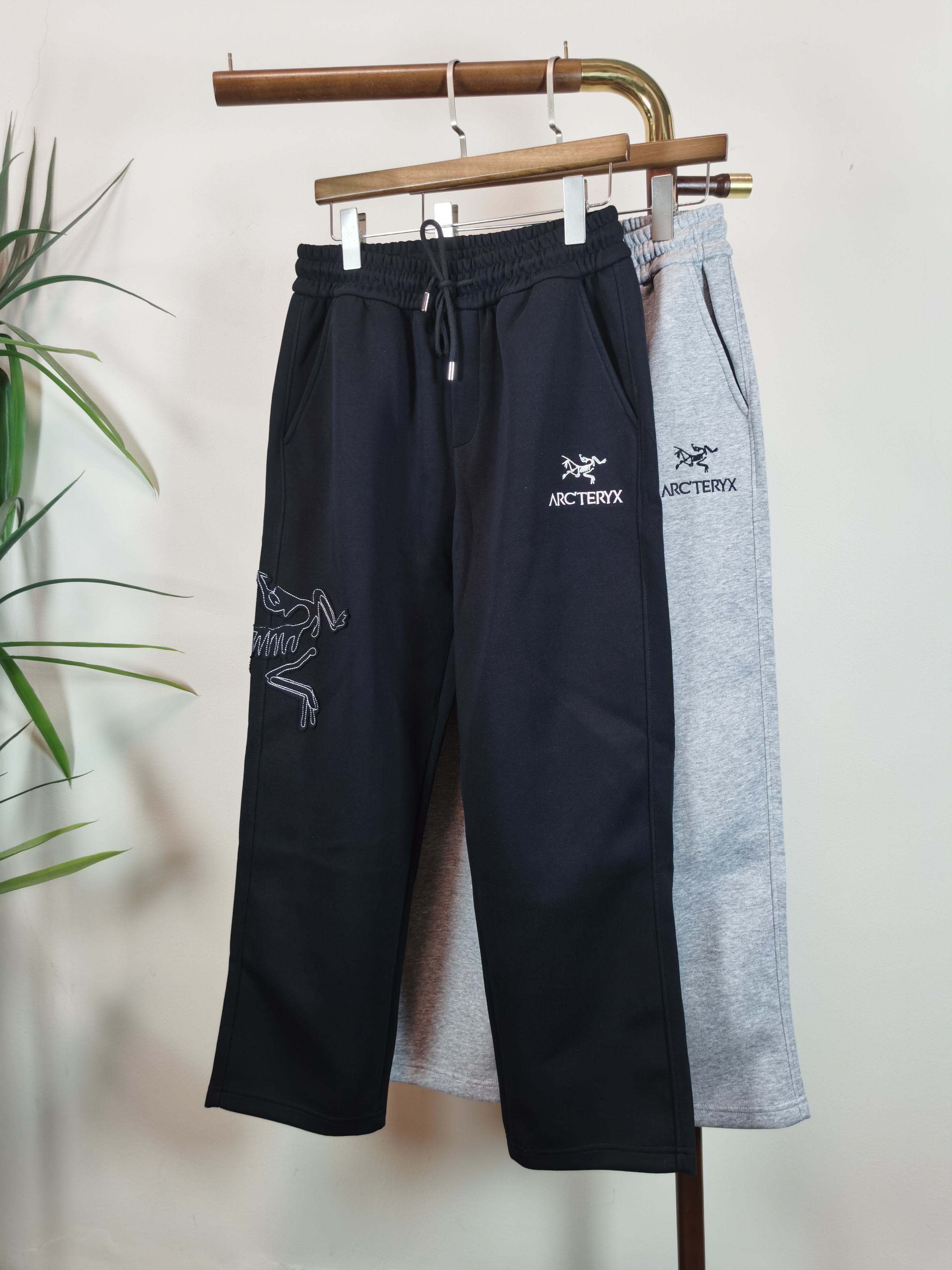 NO:566619,ARCTERYX Arc'teryx men's casual pants, pure cotton casual pants, the latest upper body style is invincible!  You can definitely close your eyes and close your eyes. This type of pants is very versatile and has an elastic waist. It can be worn in daily work and outdoor sports. It is the perfect combination of fashion, leisure and outdoor sports, so it is your best choice whether you wear it daily or outdoors. Extreme comfort and quick perspiration are the most popular focus, improving the wearing comfort. It is suitable for aerobic exercise and cross-country running. This type of running casual pants has an extremely wide range of applications, allowing you to naturally maintain your love for sports in the summer, and can also be worn in leisure life.  Color Black Gray Size M-3XL,arc'teryx,alexander wang19860909ARCTERYX 始祖鸟男士休闲裤 纯棉面料休闲裤,最新款上身版型无敌正！ 绝对可以闭眼收的一款 此款裤子非常百搭,弹力腰围,日常上班 户外运动都可以穿着,是时尚休闲与户外运动的完美结合,所以无论您平时穿或者户外穿都是您的最佳选择. 极致舒适和快速排汗是备受青睐的重点,提升穿着舒适度,适合有氧运动和越野跑条件下穿着,此款是一件适用范围极其广泛的跑步休闲裤,让你在夏天自然可以保持对运动热爱,也可以在休闲生活中穿着 颜色黑色灰色 尺码M-3XL,arc'teryx,alexander wang,Men's clothing