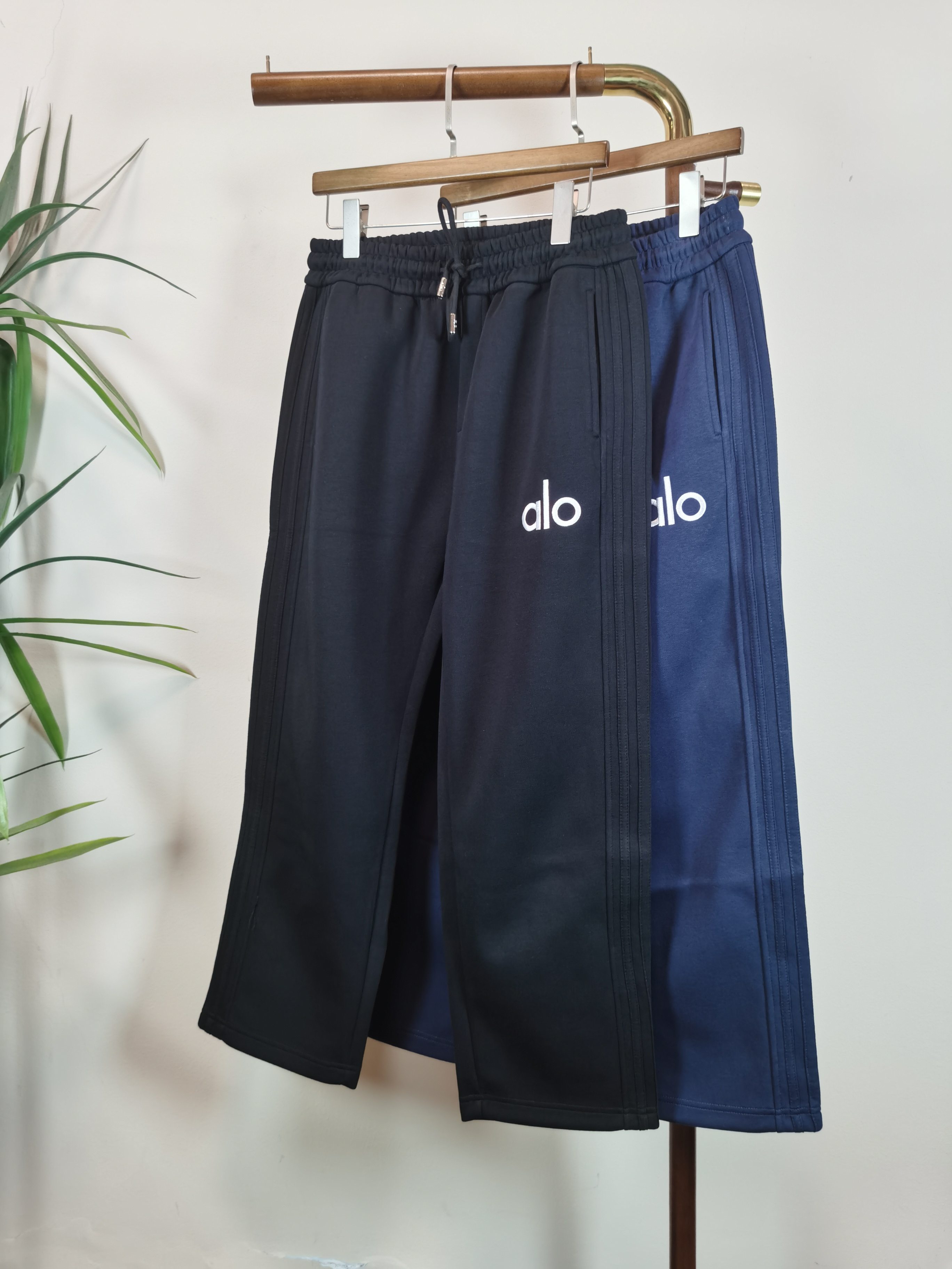 NO:549410,ALO Men's Casual Pants Pure Cotton Fabric Casual Pants, the latest top-body style is invincible!  This pants are very versatile, elastic waist, and can be worn for daily work. They are a perfect combination of fashionable and casual and outdoor sports, so whether you wear them normally or outdoors, they are your best choice. Extreme comfort and quick sweating are the most popular key points, improving the comfort of wearing and suitable for aerobics and trail running conditions. This style is a running casual pants with an extremely wide range of applications, allowing you to naturally maintain a love for sports in summer, or you can wear them in casual life. Color black and blue Size M-3XL, alexander wang19860909ALO 男士休闲裤 纯棉面料休闲裤,最新款上身版型无敌正！ 绝对可以闭眼收的一款 此款裤子非常百搭,弹力腰围,日常上班 户外运动都可以穿着,是时尚休闲与户外运动的完美结合,所以无论您平时穿或者户外穿都是您的最佳选择. 极致舒适和快速排汗是备受青睐的重点,提升穿着舒适度,适合有氧运动和越野跑条件下穿着,此款是一件适用范围极其广泛的跑步休闲裤,让你在夏天自然可以保持对运动热爱,也可以在休闲生活中穿着 颜色黑色蓝色 尺码M-3XL,,alexander wang,Men's clothing