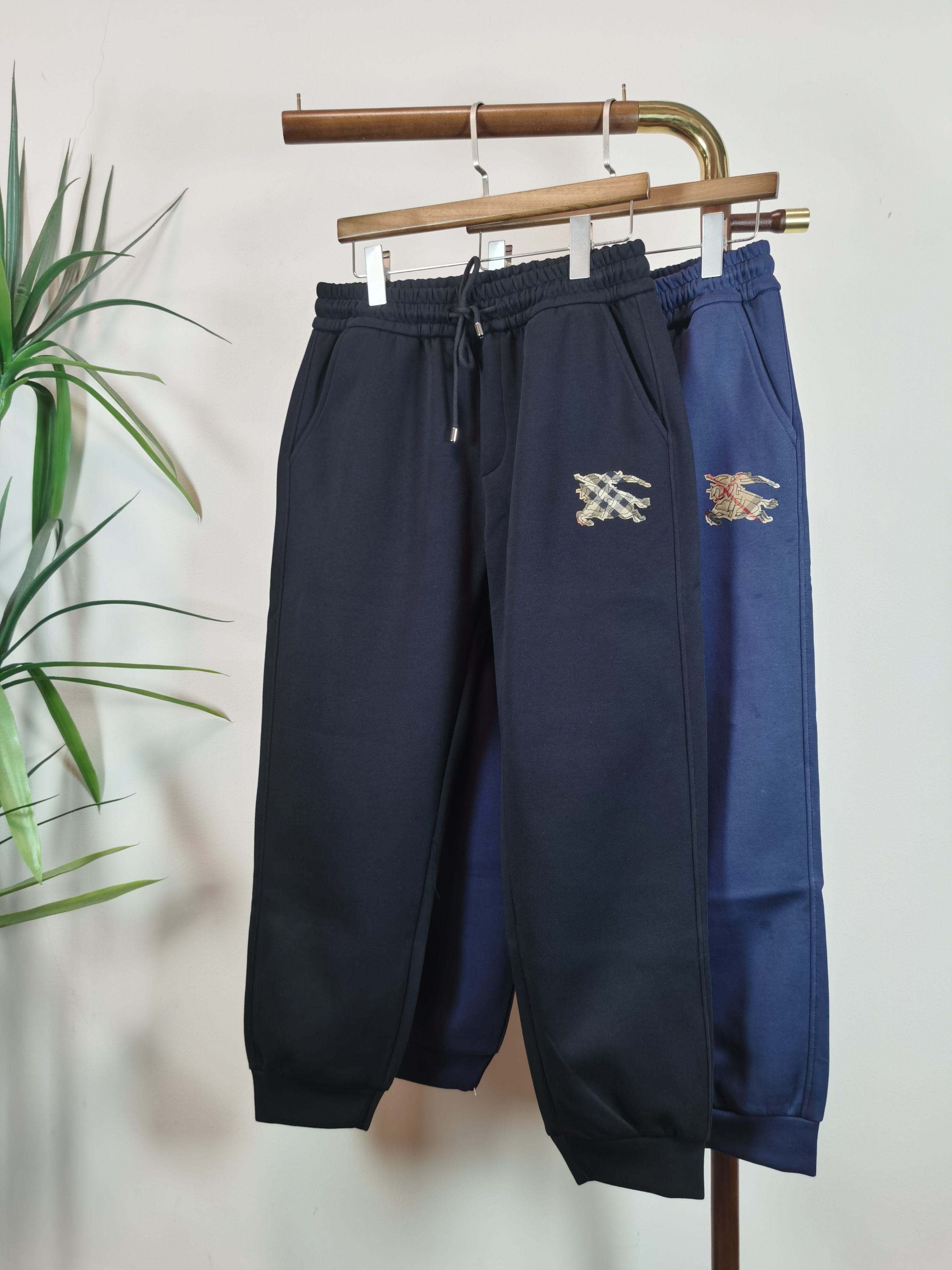 NO:549406,BURBERRY men's casual pants, pure cotton casual pants, the latest upper body style is invincible!  You can definitely close your eyes and close your eyes. This pair of pants is very versatile and has an elastic waist. It can be worn in daily work and outdoor sports. It is the perfect combination of fashion and leisure and outdoor sports, so it is your best choice whether you wear it daily or outdoors. Extreme comfort and quick perspiration are the most popular focus, which improves the wearing comfort and is suitable for aerobic exercise and cross-country running conditions. This type of running casual pants has an extremely wide range of applications, allowing you to naturally maintain your love for sports in the summer, and can also be worn in leisure life.  Color black blue Size M-3XL,,burberry,burberry,alexander wang19860909BURBERRY 巴宝莉男士休闲裤 纯棉面料休闲裤,最新款上身版型无敌正！ 绝对可以闭眼收的一款 此款裤子非常百搭,弹力腰围,日常上班 户外运动都可以穿着,是时尚休闲与户外运动的完美结合,所以无论您平时穿或者户外穿都是您的最佳选择. 极致舒适和快速排汗是备受青睐的重点,提升穿着舒适度,适合有氧运动和越野跑条件下穿着,此款是一件适用范围极其广泛的跑步休闲裤,让你在夏天自然可以保持对运动热爱,也可以在休闲生活中穿着 颜色黑色蓝色 尺码M-3XL,,burberry,burberry,alexander wang,Men's clothing