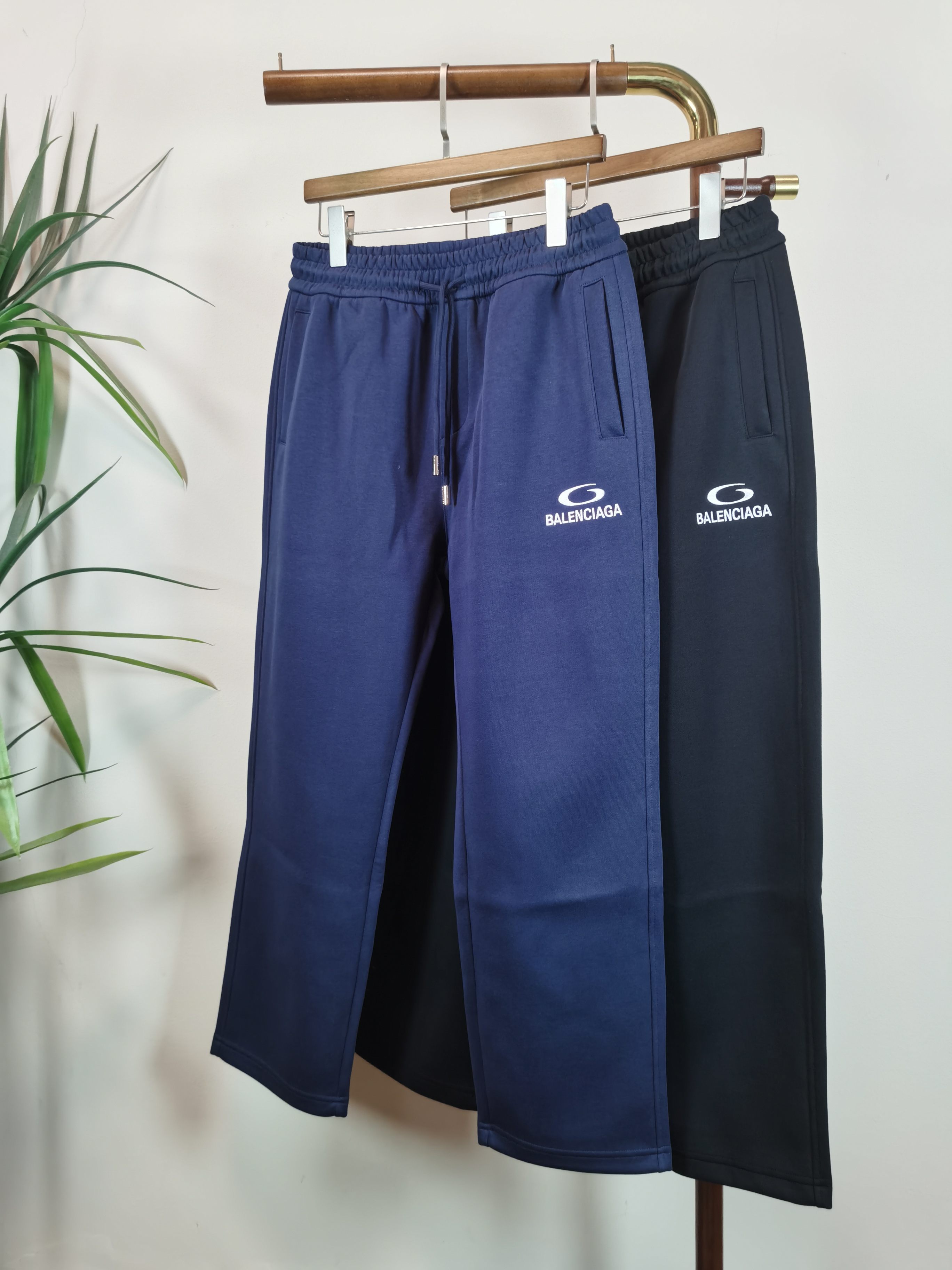 NO:549402,BALENCIAGA Men's casual pants, pure cotton fabric casual pants, the latest top-body style is invincible!  This pants are very versatile, elastic waist, and can be worn for daily work. They are the perfect combination of fashionable and leisure and outdoor sports, so whether you wear them normally or outdoors, they are your best choice. Extreme comfort and quick sweating are the most popular key points, improving the comfort of wearing and suitable for aerobics and trail running conditions. This style is a jogging casual pants with an extremely wide range of applications, allowing you to naturally maintain a love for sports in summer, or you can wear them in casual life. Color black and blue Size M-3XL, balenciaga, balenciaga, alexander wang19860909BALENCIAGA 巴黎世家男士休闲裤 纯棉面料休闲裤,最新款上身版型无敌正！ 绝对可以闭眼收的一款 此款裤子非常百搭,弹力腰围,日常上班 户外运动都可以穿着,是时尚休闲与户外运动的完美结合,所以无论您平时穿或者户外穿都是您的最佳选择. 极致舒适和快速排汗是备受青睐的重点,提升穿着舒适度,适合有氧运动和越野跑条件下穿着,此款是一件适用范围极其广泛的跑步休闲裤,让你在夏天自然可以保持对运动热爱,也可以在休闲生活中穿着 颜色黑色蓝色 尺码M-3XL,,balenciaga,balenciaga,alexander wang,Men's clothing