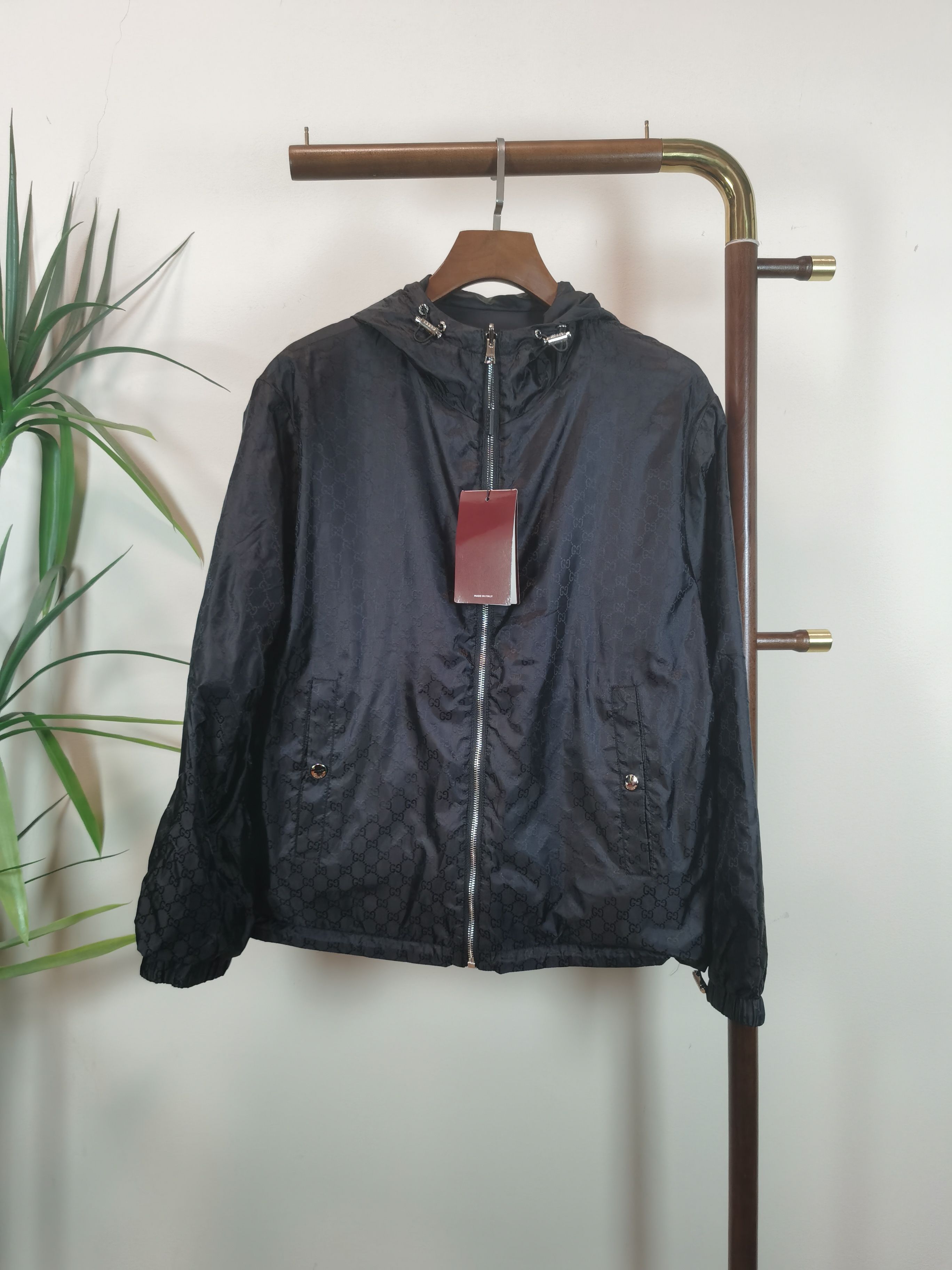 NO:572638,(Reversible jacket) GUCCI Gucci's new fall and winter men's reversible logo jacket, a fashionable and casual high-end version!  Custom-made fabrics at the counter are highly breathable and comfortable, with impeccable details and brand element design concepts, reflecting high quality. It feels delicate and soft!  It presents a casual cut and the upper body shape is awesome!  Color Black Size M-3XL,,gucci,gucci,jackets & coats,jackets & coats,alexander wang19860909（双面穿外套） GUCCI 古驰 秋冬新款男士双面穿logo夹克外套,时尚休闲高端版本！专柜定制面料 透气舒适度高,细节无可挑剔,品牌元素设计理念,体现高品质.手感细腻柔软！呈现休闲裁剪,上身版型超赞！ 颜色黑色 码数M-3XL,,gucci,gucci,jackets & coats,jackets & coats,alexander wang,Men's clothing