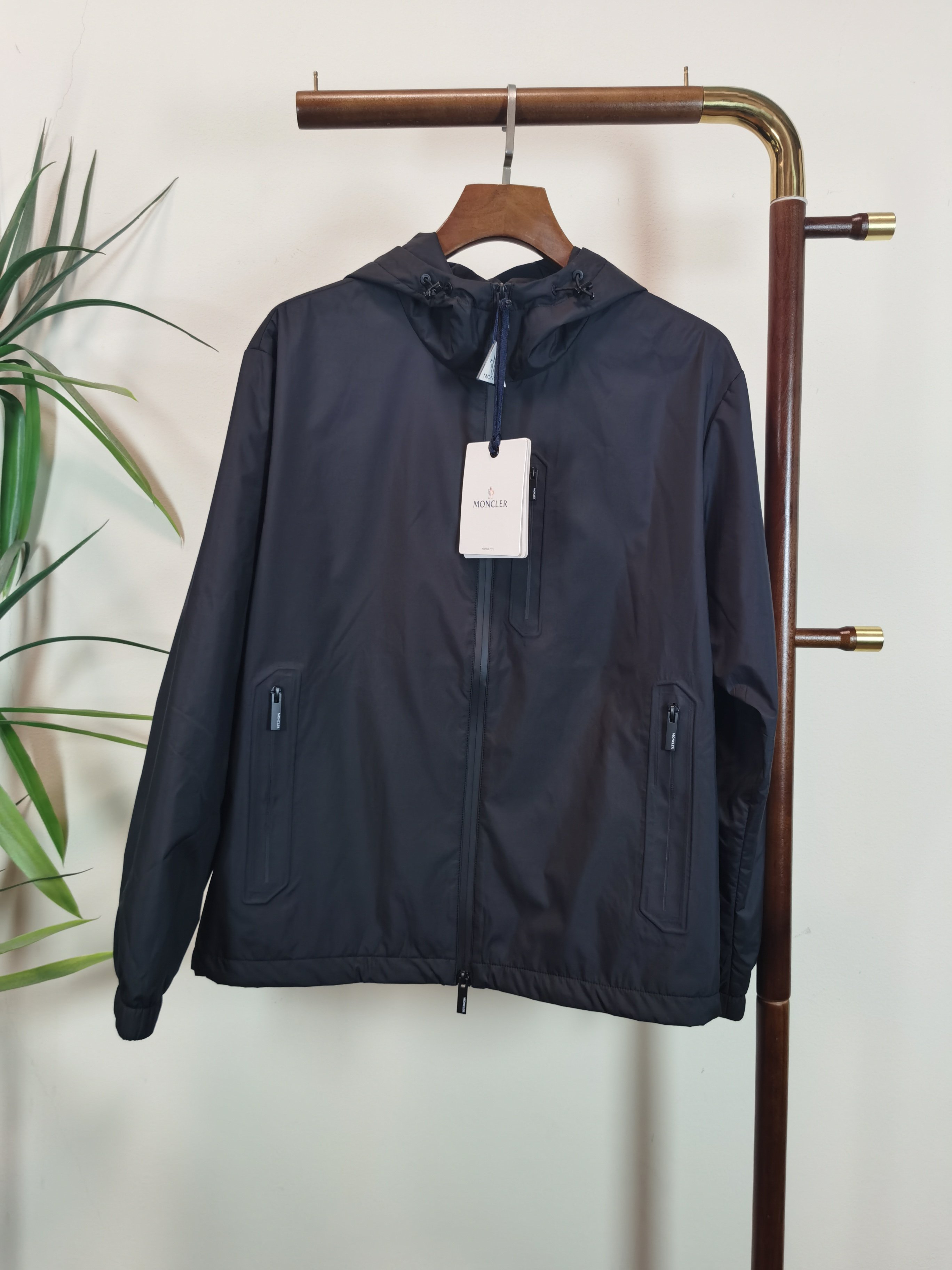 NO:571763,MONCLER's top quality mask, the same model as the official website, complete with three standards!  2025 new autumn and winter men's jackets, fashionable and casual high-end version!  The custom-made fabrics at the counter have impeccable details and brand element design concepts, reflecting high quality. They feel delicate and soft!  It presents a casual cut and the upper body shape is awesome!  Size M-3XL,,Moncler,jackets & coats,jackets & coats,alexander wang19860909MONCLER蒙口顶级品质 官网同款,三标齐全！2025秋冬新款男士夹克外套,时尚休闲高端版本！专柜定制面料 细节无可挑剔,品牌元素设计理念,体现高品质.手感细腻柔软！呈现休闲裁剪,上身版型超赞！码数M-3XL,,Moncler,jackets & coats,jackets & coats,alexander wang,Men's clothing