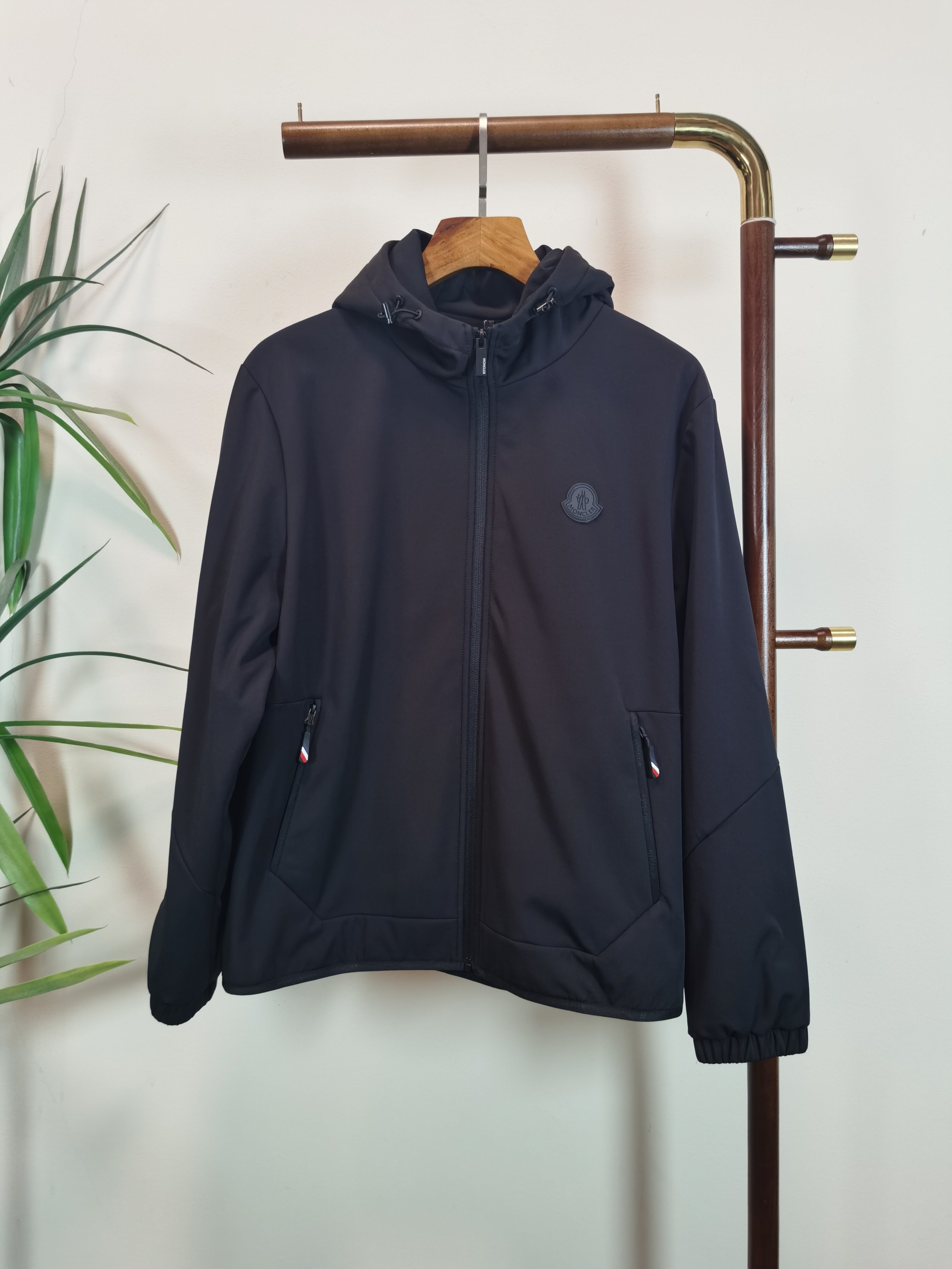 NO:571738,MONCLER's top quality mask, the same model as the official website, complete with three standards!  2025 new autumn and winter men's jackets, fashionable and casual high-end version!  The custom-made fabrics at the counter have impeccable details and brand element design concepts, reflecting high quality. They feel delicate and soft!  It presents a casual cut and the upper body shape is awesome!  Size M-3XL,,Moncler,jackets & coats,jackets & coats,alexander wang19860909MONCLER蒙口顶级品质 官网同款,三标齐全！2025秋冬新款男士夹克外套,时尚休闲高端版本！专柜定制面料 细节无可挑剔,品牌元素设计理念,体现高品质.手感细腻柔软！呈现休闲裁剪,上身版型超赞！码数M-3XL,,Moncler,jackets & coats,jackets & coats,alexander wang,Men's clothing