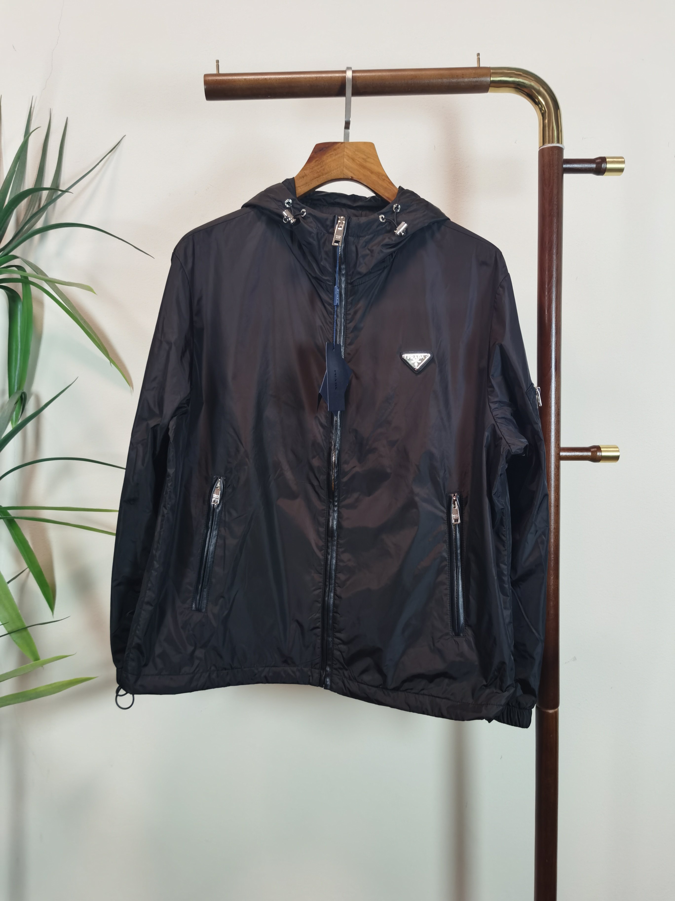 NO:572615,PRADA Prada's top quality, the same style as the official website, complete with three standards!  New autumn and winter men's jackets, fashionable and casual high-end version!  The custom-made fabrics at the counter have impeccable details and brand element design concepts, reflecting high quality. They feel delicate and soft!  It presents a casual cut and the upper body shape is awesome!  Size M-3XL,,prada,prada,jackets & coats,jackets & coats,alexander wang19860909PRADA 普拉达顶级品质 官网同款,三标齐全！秋冬新款男士夹克外套,时尚休闲高端版本！专柜定制面料 细节无可挑剔,品牌元素设计理念,体现高品质.手感细腻柔软！呈现休闲裁剪,上身版型超赞！码数M-3XL,,prada,prada,jackets & coats,jackets & coats,alexander wang,Men's clothing