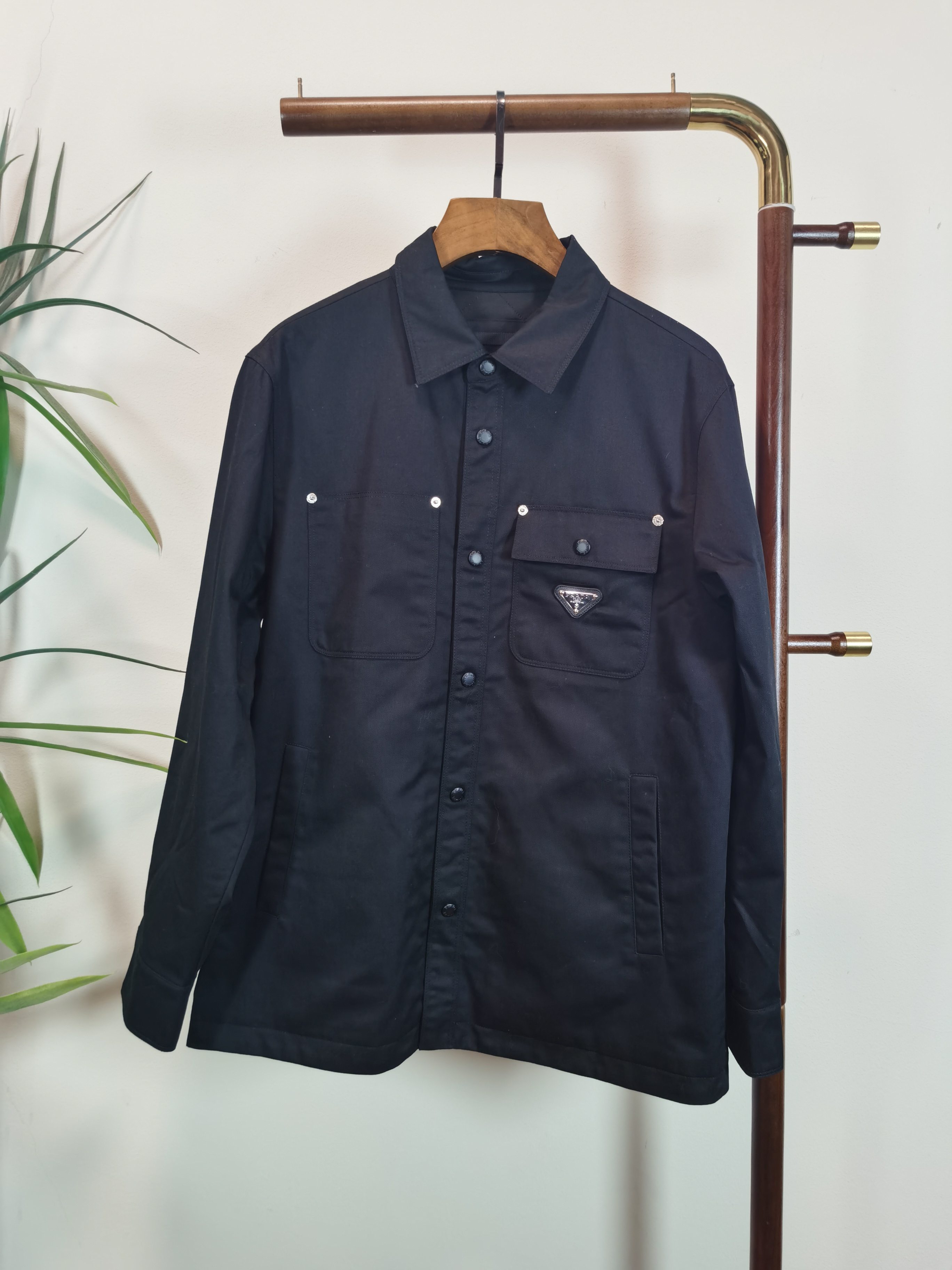 NO:572636,PRA*DA Prada new jacket, new product on sale!  Black and blue high-end versatile pragmatism without claptrap!  Limited edition for Hong Kong, Macao and Taiwan!  !  The three-dimensional cutting material is not easy to wrinkle. The material is breathable and comfortable. It is undertaken by foreign trade companies. The exquisite and delicate material seems to be Prada's patent. High quality. Customized chest pocket triangle logo design!  Integrating well with modern people's lifestyle, not only the materials, colors and styles, but also the life philosophy behind the design coincides with the dual mentality of modern people pursuing practicality and popular beauty. Achieving a perfect balance between function and aesthetics is not only a display of fashion trends, but also the ultimate in modern aesthetics. Another a19860909PRA*DA 普拉达 新款夹克外套,新品发售！黑色蓝色高级百搭实用主义不哗众取宠！港澳台地区限定款！！立体裁剪材质不易褶皱材质透气舒适、外贸公司承接、材质精致细腻似乎是普拉达专利品质上乘 定制胸前口袋三角logo设计！与现代人生活形态水乳相融,不仅在材料、颜色与款式工夫,设计背后的生活哲学正巧契合现代人追求切身实用与流行美观的双重心态,在机能与美学之间取得完美平衡,不但是时尚潮流的展现,更是现代美学的极致.的另一种选择替代风格成熟、 颜色黑色 码数M-2XL,,prada,prada,jackets & coats,jackets & coats,alexander wang,Men's clothing