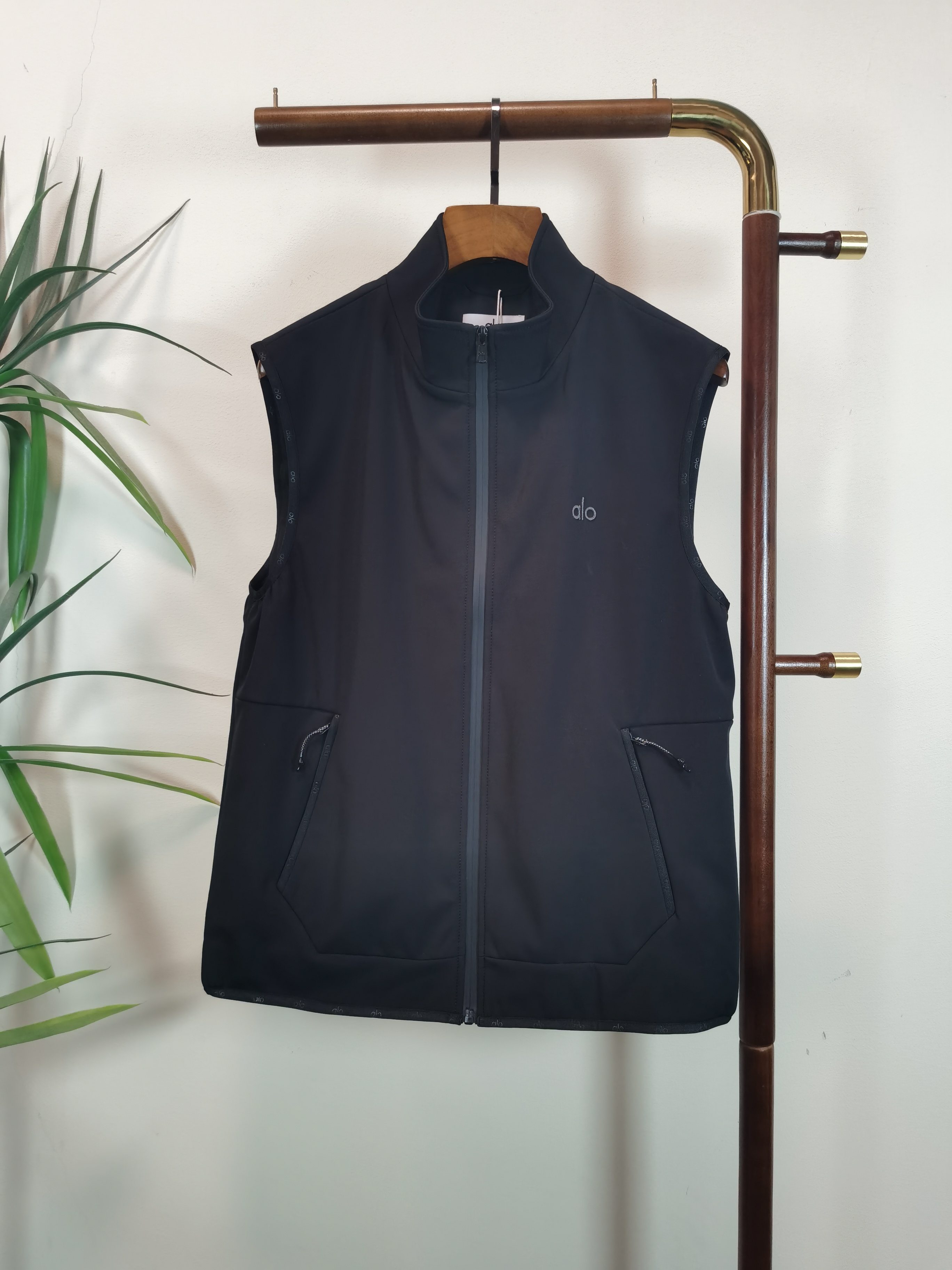 NO:572621,25 Qiudong new product alo vest and vest, the channel's top product, early autumn nylon vest, really fragrant. It must be strong and comfortable, the stand-up collar zipper style is incomparably handsome, paired with the same color work pants, the upper body is really amazing!  This vest jacket is made of regenerated nylon fabric, which is very environmentally friendly. The zipper stand-up collar design is particularly handsome and stylish. It is equipped with a woven nylon decorative pocket on the lower side, which is easily reminiscent of the iconic crossbody bag. The overall style is mainly slim and three-dimensional, and the upper body is particularly capable and energetic. Color: black, size 48-56, satchels, crossbody bags, jackets & coats, alexander wang1986090925秋东新品 alo背心马甲 渠道重磅精品,早秋尼龙背心,真香.必须强烈安利,帅气无敌的立领拉链款,配上同色工装裤子,上身真的太惊艳了！ 这款背心外套采用再生尼龙面料打造,非常环保,拉链立领设计特别帅气有型,下侧配有一个编织尼龙装饰口袋,很容易让人想起标志性的斜挎包单品.款式整体以修身立体为主,上身特别显干练显精神. 颜色黑色 码数48-56,,satchels,crossbody bags,jackets & coats,alexander wang,Men's clothing