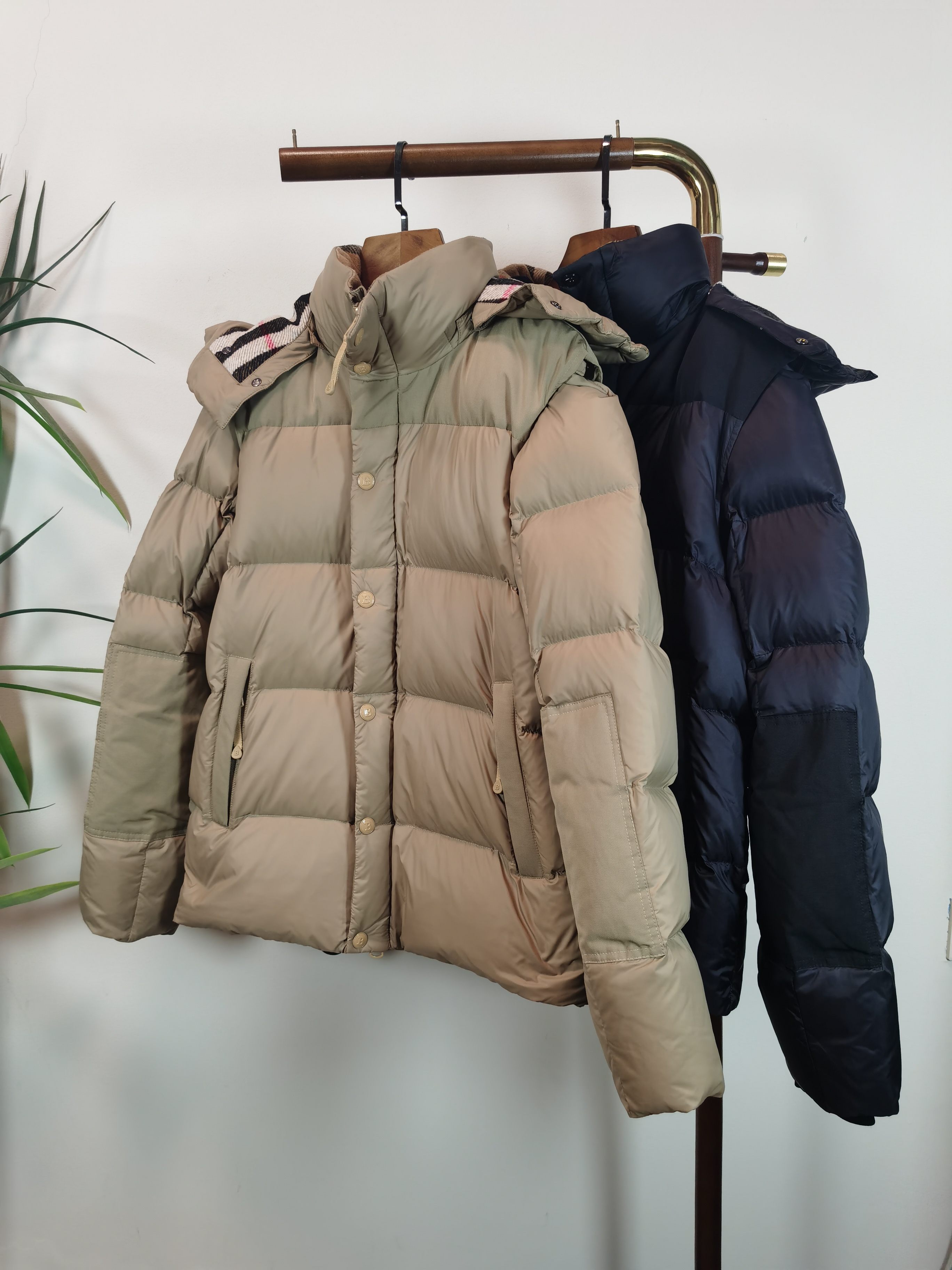 NO:849338,(Dual-purpose down jacket) BURBERRY  Burberry exclusively supplies the new turtleneck down jacket for autumn and winter. The trading company has few channels. It is a must-have warm item for cooling weather. It can be worn for daily or outdoor sports. It is wear-resistant, scratch-resistant and easy to care for. The interior is filled with 90 Euro standard high-quality white goose down. It is paired with large square quilting technology to create a fluffy and full overall effect. It also has a strong thermal insulation and temperature locking effect, so that you are not afraid of the cold outdoor weather in autumn and winter! Size 48-56  Please state your height and weight when placing an order,,burberry,burberry,down jacket,19860909（两用羽绒服）  BURBERRY 巴宝莉独家专供秋冬新款高领羽绒服,贸易公司渠道稀出,降温天气必备的保暖单品,不论是日常还是户外运动都能穿.耐磨防刮易打理,内里配置90欧标优质白鹅绒埴充,在搭配大方格绗缝工艺,打造蓬松饱满的整体效果,兼顾强悍的保暖锁温效果,让你无惧秋冬季寒冷的户外天气! 尺寸 48-56 下单报身高体重,,burberry,burberry,down jacket,,Men's clothing