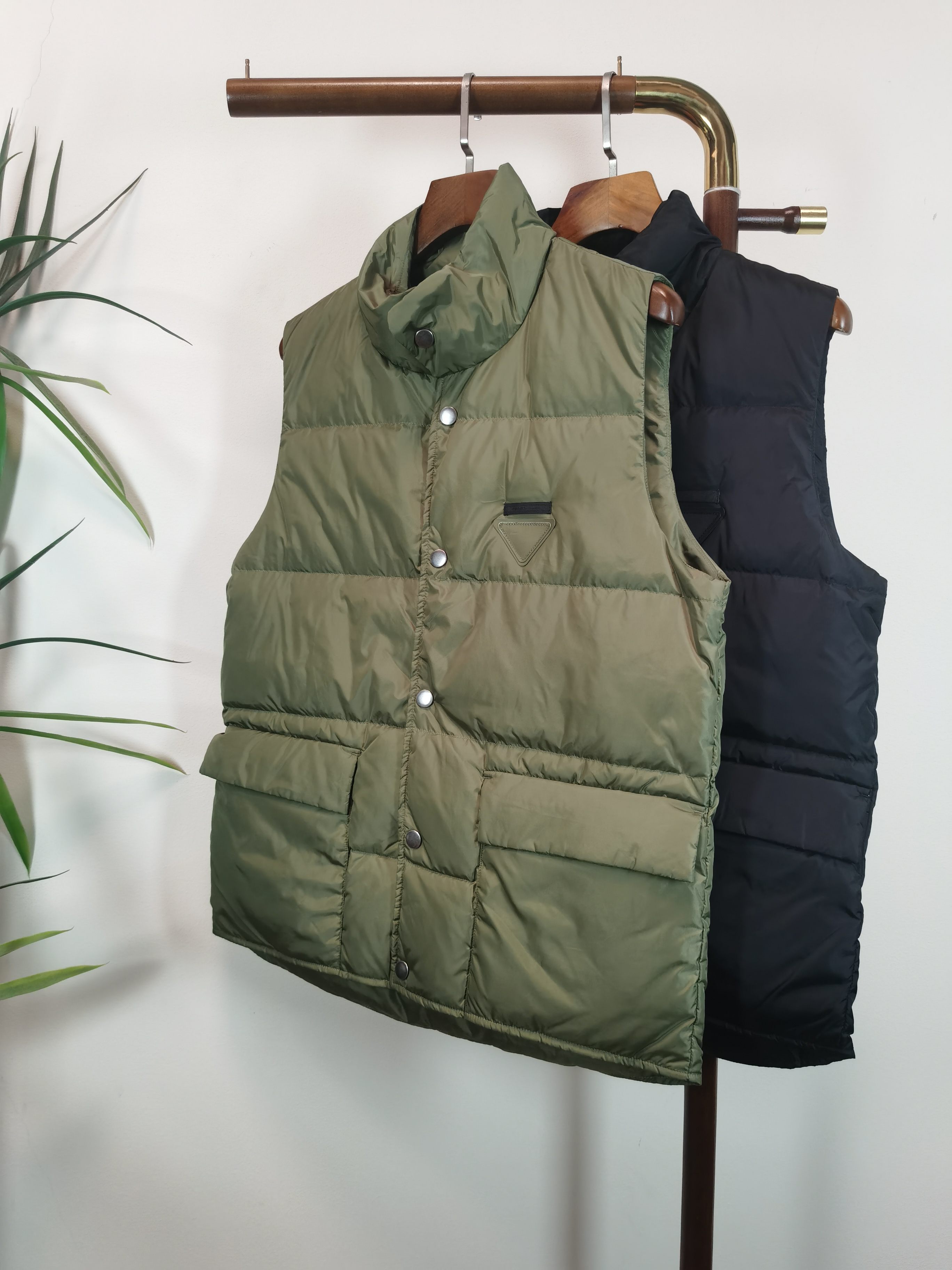 NO:572631,New product for autumn and winter, PRA Workwear Vest and Down Vest, a major channel boutique, nylon vest, really fragrant. It must be strong and comfortable, the stand-up collar zipper style is so handsome, paired with the same color workwear pants, the upper body is really amazing!  This vest jacket is made of recycled nylon fabric, which is very environmentally friendly. The zipper stand-up collar design is particularly handsome and stylish. It is equipped with a woven nylon decorative pocket on the lower side, which is easily reminiscent of the iconic crossbody bag. The overall style is mainly slim and three-dimensional, and the upper body is particularly capable and energetic. Color black green Size M-2XL, prada, satchels, crossbody bags, jackets & coats, down jacket, alexander wang19860909秋冬新品 PRA 工装背心羽绒马甲 渠道重磅精品,尼龙背心,真香.必须强烈安利,帅气无敌的立领拉链款,配上同色工装裤子,上身真的太惊艳了！ 这款背心外套采用再生尼龙面料打造,非常环保,拉链立领设计特别帅气有型,下侧配有一个编织尼龙装饰口袋,很容易让人想起标志性的斜挎包单品.款式整体以修身立体为主,上身特别显干练显精神. 颜色黑色 绿色 码数M-2XL,,prada,satchels,crossbody bags,jackets & coats,down jacket,alexander wang,Men's clothing