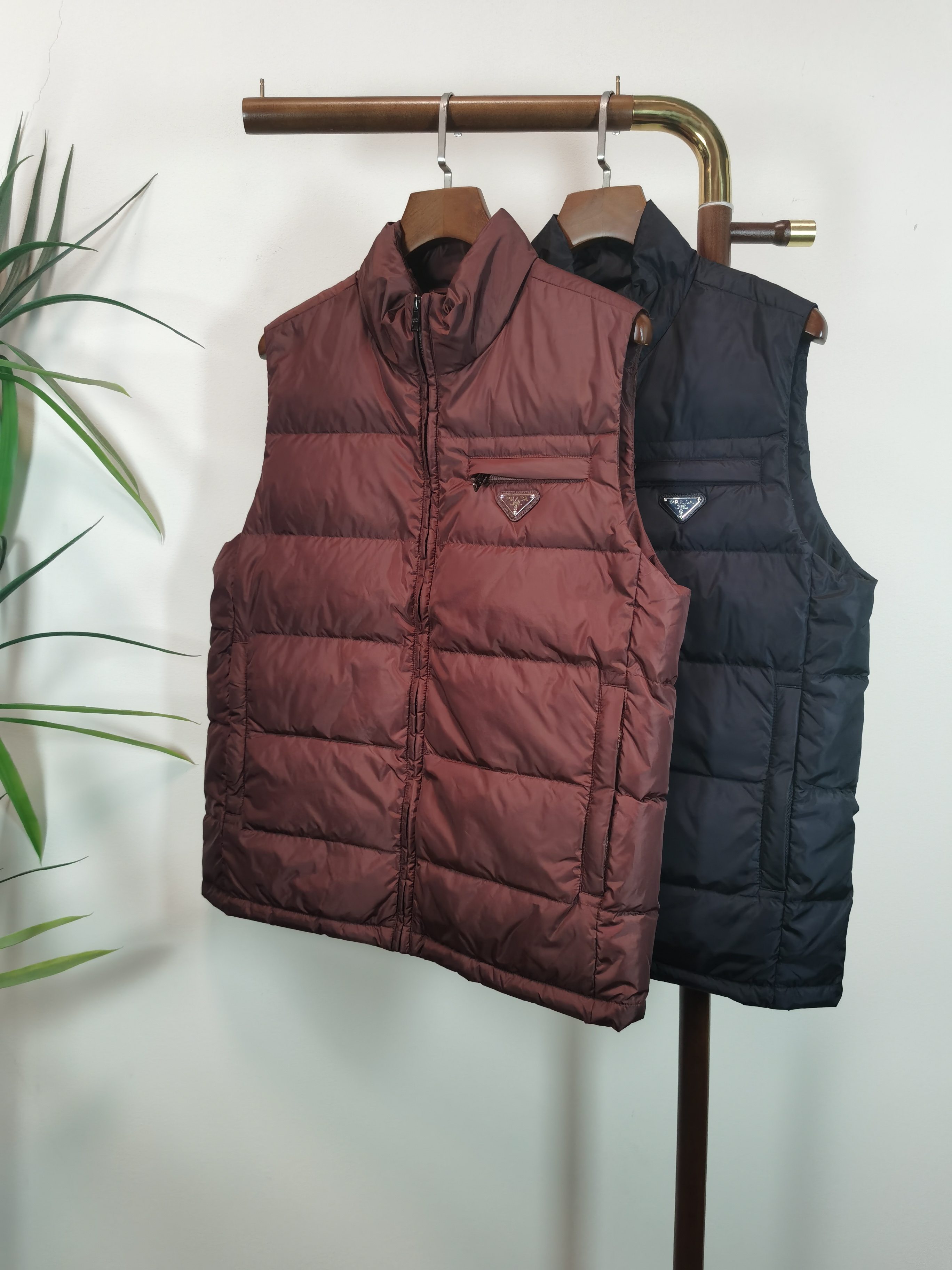 NO:849348,2025 Autumn and Winter New Product PRA Workwear Vest Down Vest, a major channel boutique, nylon vest, really fragrant. It must be strong and comfortable, the stand-up collar zipper style is incomparably handsome, paired with the same color workwear pants, the upper body is really amazing!  This vest jacket is made of recycled nylon fabric, which is very environmentally friendly. The zipper stand-up collar design is particularly handsome and stylish. It is equipped with a woven nylon decorative pocket on the lower side, which is easily reminiscent of the iconic crossbody bag. The overall style is mainly slim and three-dimensional, and the upper body is particularly capable and energetic. Color Black Maroon Size M-2XL, prada, satchels, crossbody bags, jackets & coats, down jacket,198609092025秋冬新品 PRA 工装背心羽绒马甲 渠道重磅精品,尼龙背心,真香.必须强烈安利,帅气无敌的立领拉链款,配上同色工装裤子,上身真的太惊艳了！ 这款背心外套采用再生尼龙面料打造,非常环保,拉链立领设计特别帅气有型,下侧配有一个编织尼龙装饰口袋,很容易让人想起标志性的斜挎包单品.款式整体以修身立体为主,上身特别显干练显精神. 颜色黑色 枣红 码数M-2XL,,prada,satchels,crossbody bags,jackets & coats,down jacket,,Men's clothing