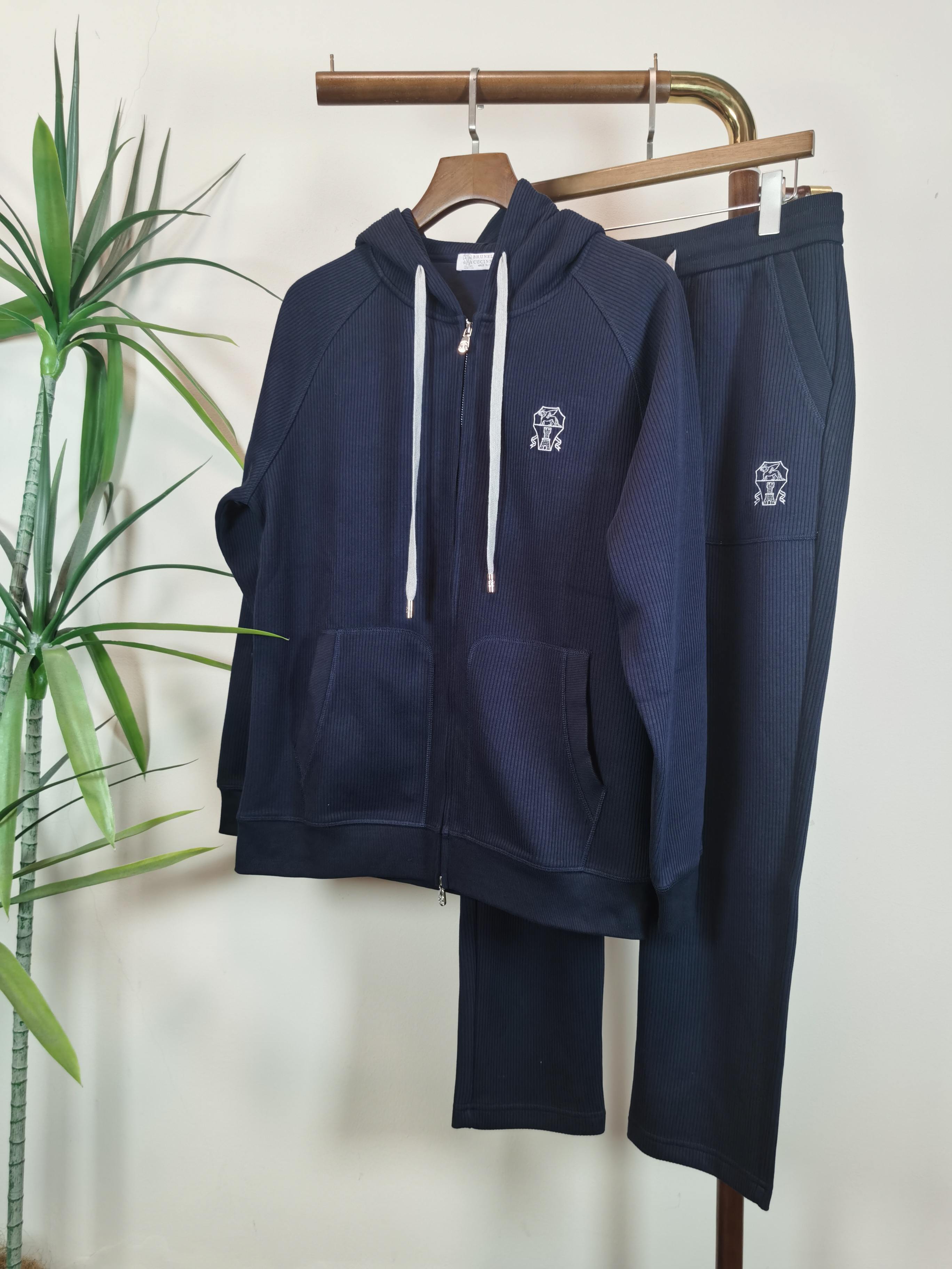 NO:571761,Suits BC (Brunello Cucinelli) exclusively offers new counters with the same autumn and winter suits, full of high-end feel!  The details are exquisite and high-end, and the workmanship is impeccable!  The imported fabric is three-dimensional and exquisite. The original high-end double-sided jersey fabric is very high-end!  Original zipper!  The fabric is stiff, wrinkle-resistant and wear-resistant, moisture-absorbent, quick-drying and breathable, neat and stylish. Color Blue Size M-3XL, brunello cucinelli, alexander wang19860909套装 BC（Brunello Cucinelli）独家客供新款专柜同款秋冬套装,高级感满满！细节精致高档,做工无可挑剔！进口面料 立体精致细腻.原版高端双面平纹针织面料很显高级！原版拉链！面料挺括抗皱耐磨,吸湿速干透气,利落有型. 颜色 蓝色 码数 M-3XL,,brunello cucinelli,alexander wang,Men's clothing