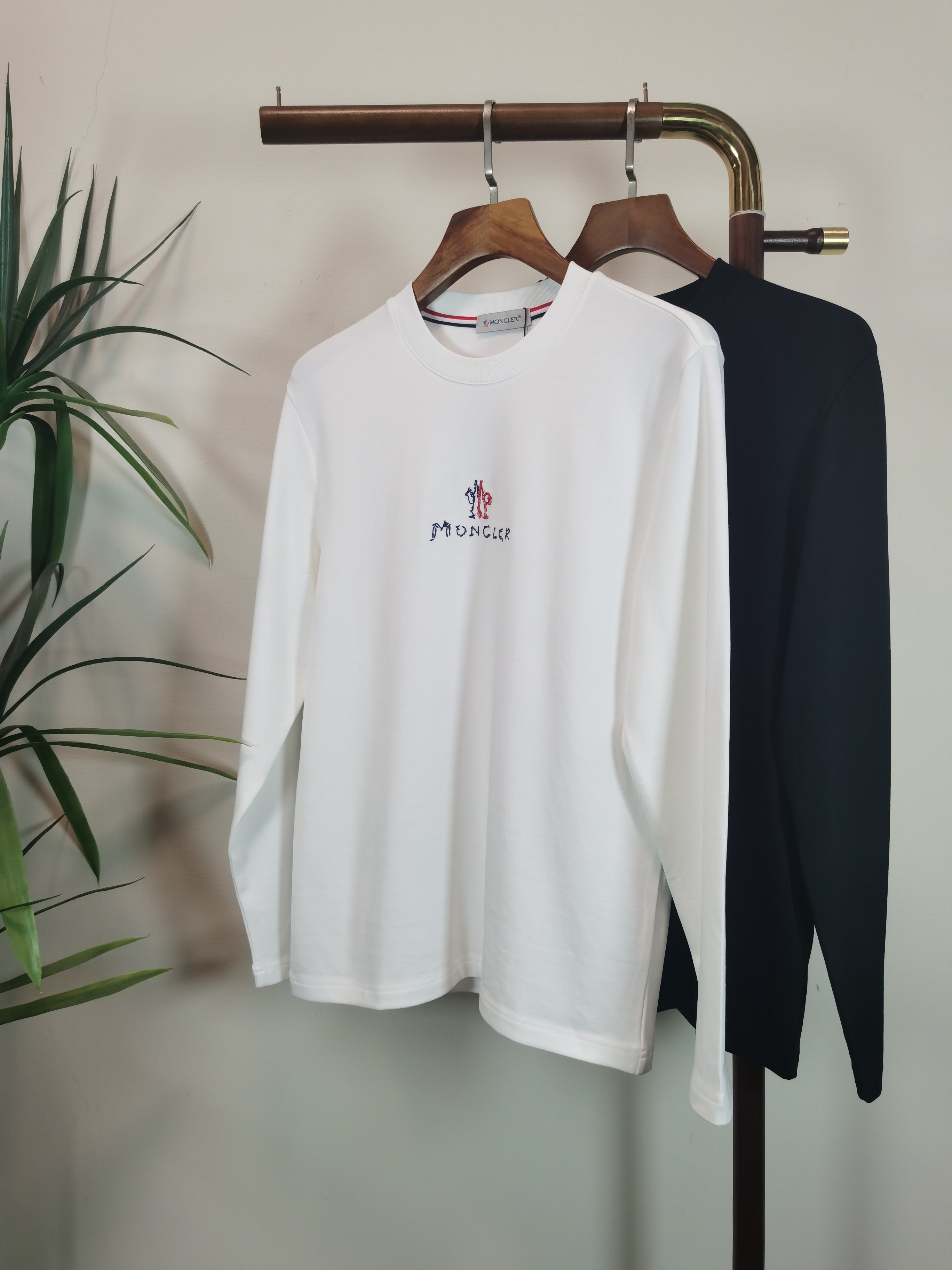 NO:849346,2025 new MONCLER exclusive new product. Men's round neck long-sleeved T-shirt. Made of all-purpose materials. Soft and delicate. Men's wardrobes are indispensable with basic base shirts. They can be used to match various clothing anytime and anywhere to meet your daily needs. The design of the clothes is very simple and low-key. Dear friends, hurry up and get it. Standard version. Color: black. White. Size: M-3XL, Moncler, tees, t-shirt,198609092025新款MONCLER蒙口独家专供新品 男士圆领长袖T恤 采用全用料 柔软细腻 男人的衣柜都少不了基础打底衫 随时随地都可以拿来搭配各种服饰 满足您日常生活需求 ,衣服设计非常的简洁 ,很是低调的设计 亲们赶紧入手 标准版型 颜色黑色 白色  码数M-3XL,,Moncler,tees，t-shirt,,Men's clothing