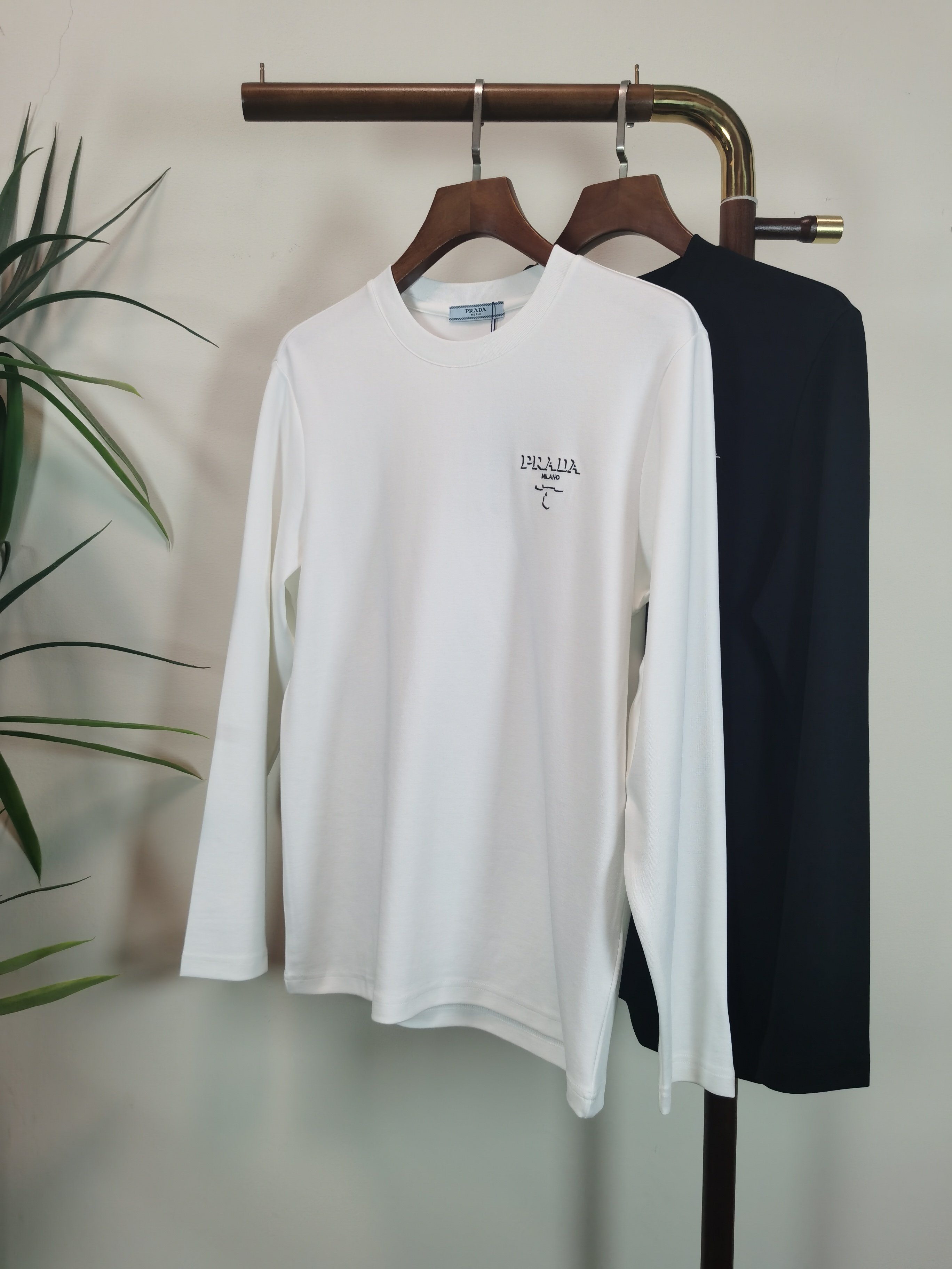 NO:849344,2025 new PRADA Exclusive new product Men's round neck long-sleeved T-shirt Made of all-purpose materials, soft and delicate. Men's wardrobes are indispensable with basic base shirts. They can be used to match various clothing anytime and anywhere to meet your daily needs. The design of the clothes is very simple and low-key. Dear friends, hurry up and get it. Standard version Color black White Size M-3XL, prada, prada, tees, t-shirt,198609092025新款PRADA普拉达 独家专供新品 男士圆领长袖T恤 采用全用料 柔软细腻 男人的衣柜都少不了基础打底衫 随时随地都可以拿来搭配各种服饰 满足您日常生活需求 ,衣服设计非常的简洁 ,很是低调的设计 亲们赶紧入手 标准版型 颜色黑色 白色  码数M-3XL,,prada,prada,tees，t-shirt,,Men's clothing