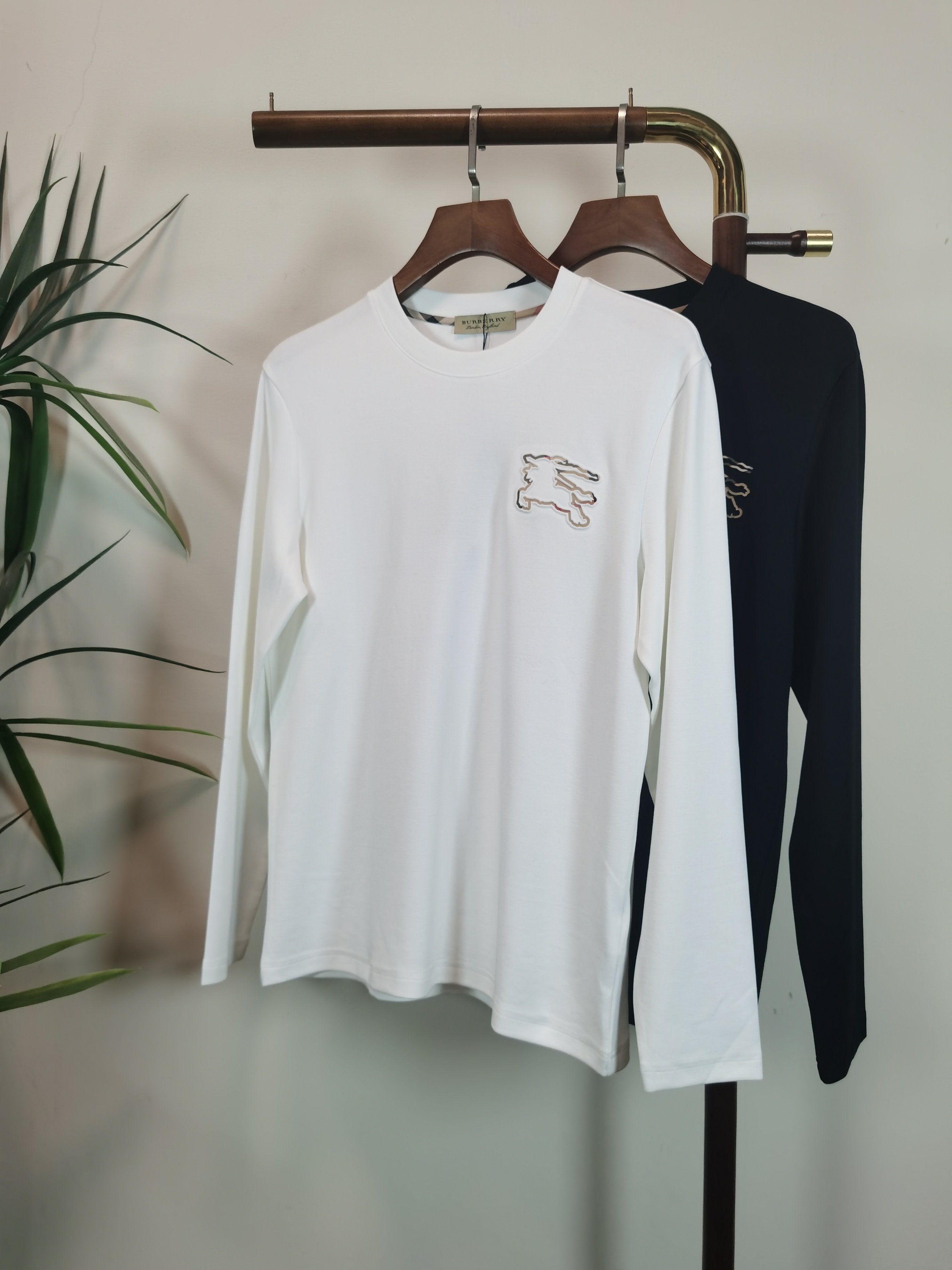 NO:849340,2025 new BURBERRY Exclusive new product Men's round neck long-sleeved T-shirt Made of all-purpose materials, soft and delicate. Men's wardrobes are indispensable with basic base shirts. They can be used to match various clothing anytime and anywhere to meet your daily needs. The design of the clothes is very simple and low-key. Dear friends, hurry up and get it. Standard version color black white code size M-3XL, burberry, burberry, tees, t-shirt,198609092025新款BURBERRY巴宝莉 独家专供新品 男士圆领长袖T恤 采用全用料 柔软细腻 男人的衣柜都少不了基础打底衫 随时随地都可以拿来搭配各种服饰 满足您日常生活需求 ,衣服设计非常的简洁 ,很是低调的设计 亲们赶紧入手 标准版型 颜色黑色 白色  码数M-3XL,,burberry,burberry,tees，t-shirt,,Men's clothing