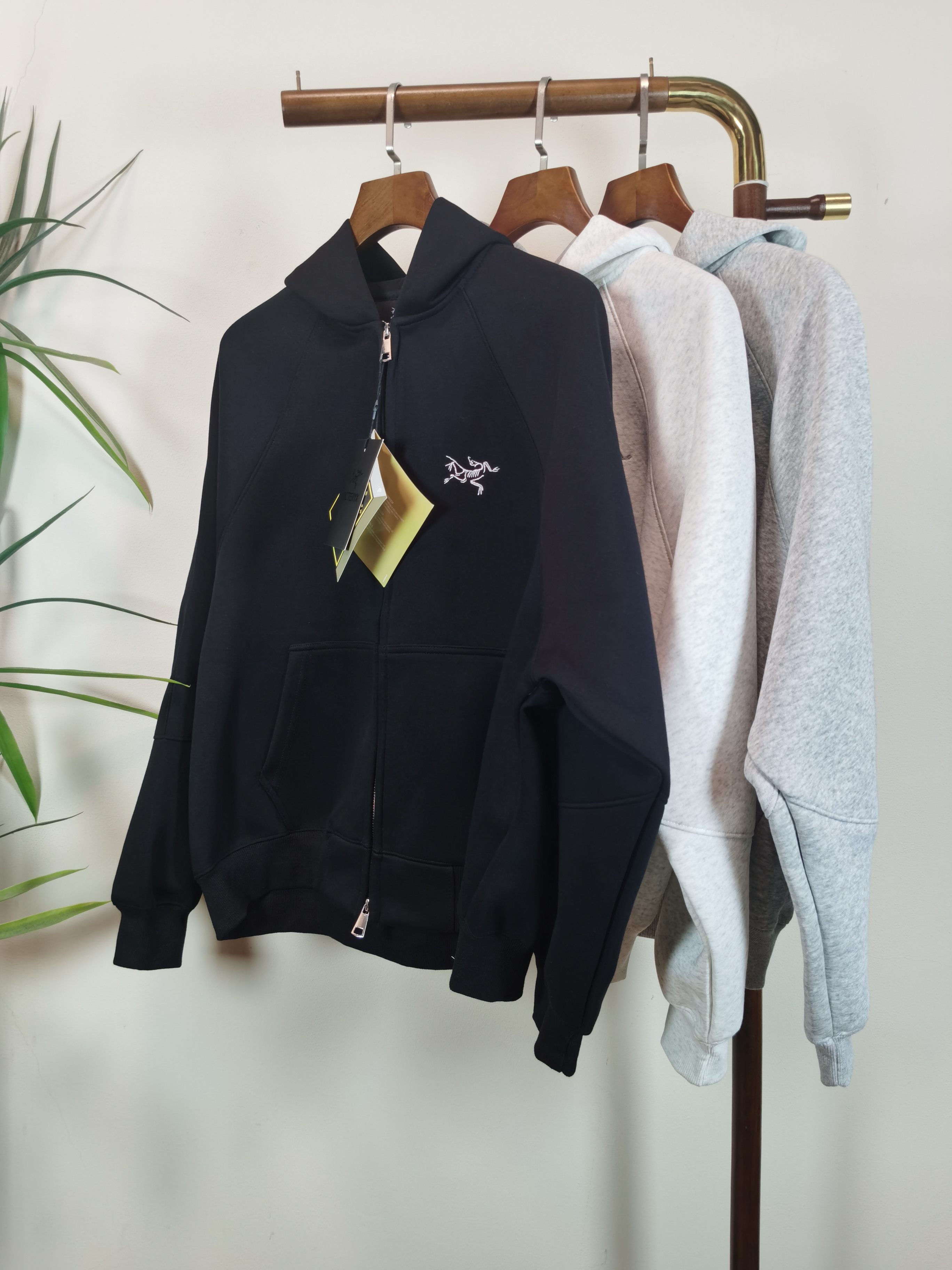 NO:849342,ARCTERYX exclusively supplies new original men's casual jackets. High-end customization, high-end version, fashionable and versatile imported fabrics, super soft and delicate to the touch, skin-friendly and comfortable to wear, high-end boutique, the upper body is exquisitely made by the factory, a must-have item for men, complete with three standards, color black, gray, white, size S-2XL, arc'teryx, jackets & coats,19860909ARCTERYX始祖鸟独家专供新款原单男士休闲外套.高端定制 高端版本 时尚百搭爆款进口面料 手感超柔软细腻 穿着亲肤舒适 高端精品 代工厂精细做上身非常赞 男士必备单品 三标齐全 颜色黑 灰色 白色 码数S-2XL,arc'teryx,jackets & coats,,Men's clothing