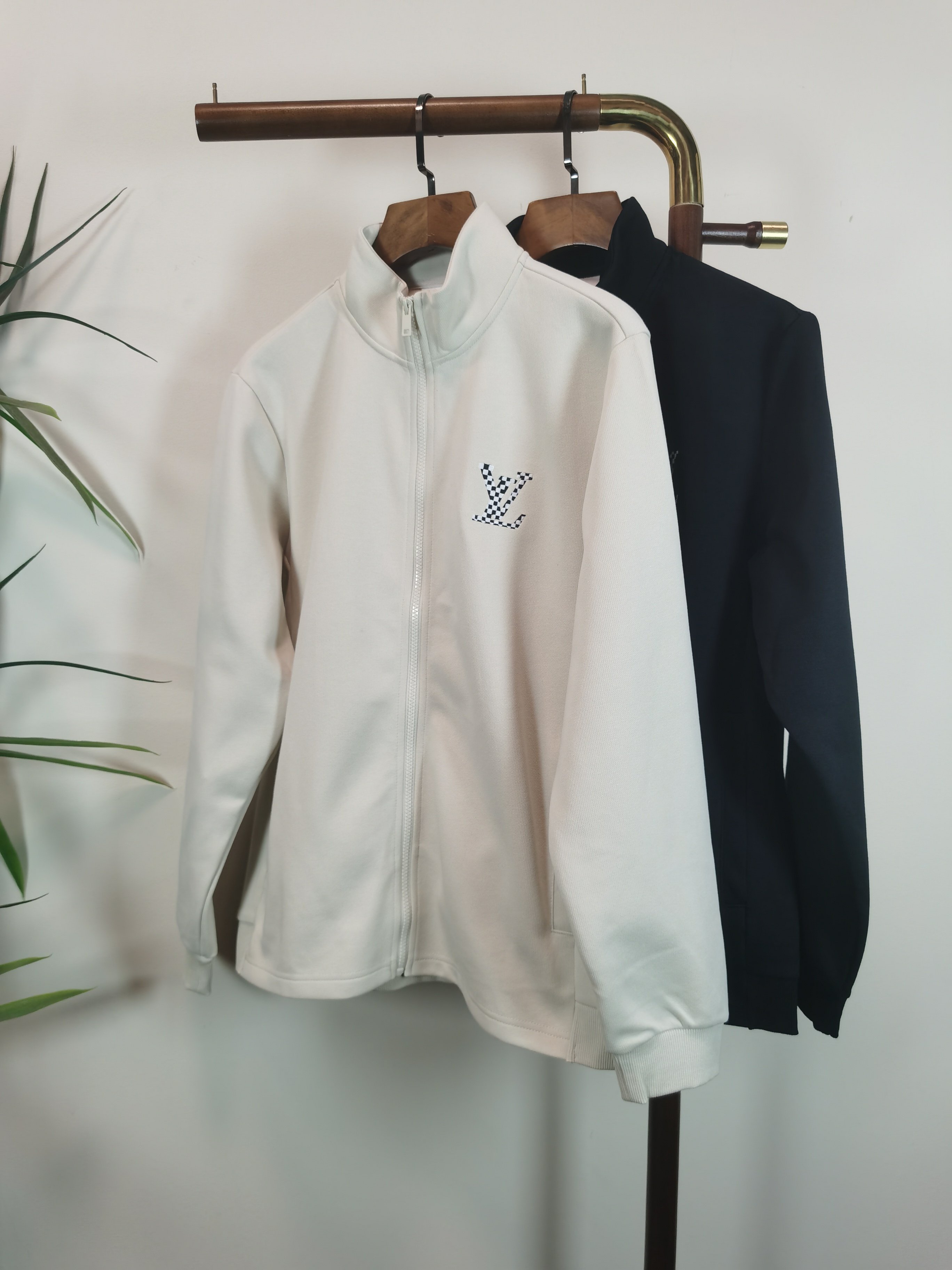 NO:655127,LV Louis Vuitton exclusively supplies new original men's casual jackets. High-end customization, high-end version, fashionable and versatile imported fabrics, super soft and delicate feel, skin-friendly and comfortable to wear, high-end boutique, factory finely made upper body is very good, men's essential items, complete with three standards, color black, white, size M-3XL,, louis vuitton, louis vuitton, jackets & coats, alexander wang19860909LV 路易威登 独家专供新款原单男士休闲外套.高端定制 高端版本 时尚百搭爆款进口面料 手感超柔软细腻 穿着亲肤舒适 高端精品 代工厂精细做上身非常赞 男士必备单品 三标齐全 颜色黑色 白色 码数M-3XL,,louis vuitton,louis vuitton,jackets & coats,alexander wang,Men's clothing