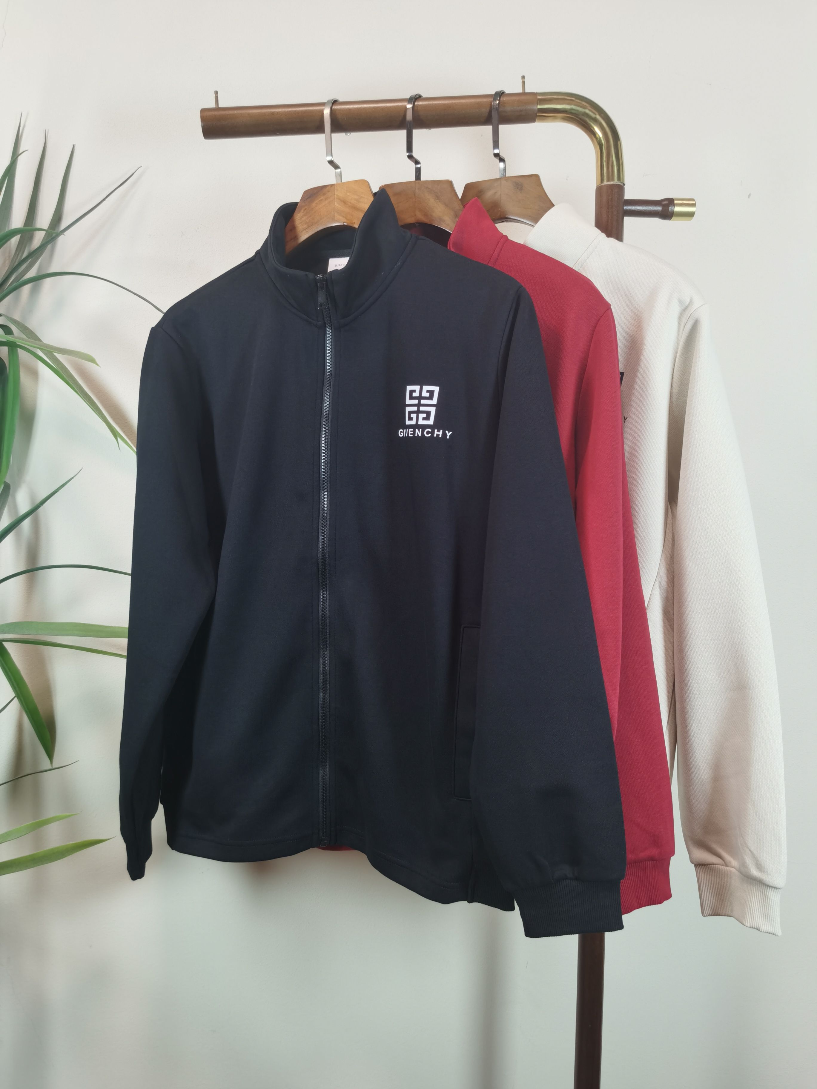 NO:655113,GIVENCHY Exclusively supplies new original men's casual jackets. High-end customization, high-end version, fashionable and versatile imported fabrics, super soft and delicate feel, skin-friendly and comfortable to wear, high-end boutique, factory finely made upper body is very good, men's essential items, complete with three standards, color black, red, white, size M-3XL,,givenchy,givenchy,jackets & coats,alexander wang19860909GIVENCHY 纪梵希 独家专供新款原单男士休闲外套.高端定制 高端版本 时尚百搭爆款进口面料 手感超柔软细腻 穿着亲肤舒适 高端精品 代工厂精细做上身非常赞 男士必备单品 三标齐全 颜色黑 红色 白色 码数M-3XL,,givenchy,givenchy,jackets & coats,alexander wang,Men's clothing