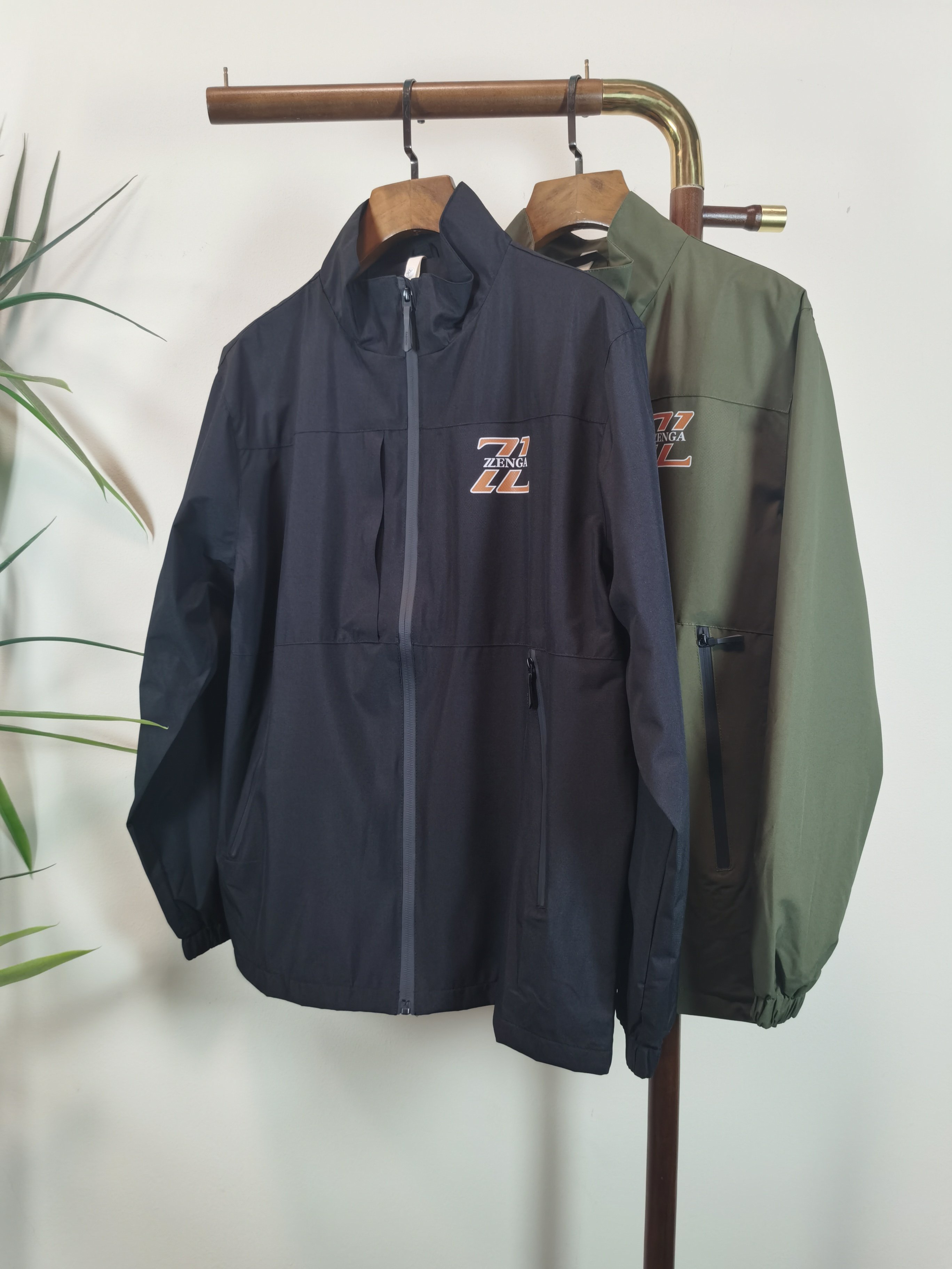 NO:655117,ZEGNA top quality, the same model as the official website, complete with three standards!  2025 new autumn and winter men's jackets, fashionable and casual high-end version!  The custom-made fabrics at the counter have impeccable details and brand element design concepts, reflecting high quality. They feel delicate and soft!  It presents a casual cut and the upper body shape is awesome!  Color Black Green Size M-3XL,,jackets & coats,jackets & coats,alexander wang19860909ZEGNA 顶级品质 官网同款,三标齐全！2025秋冬新款男士夹克外套,时尚休闲高端版本！专柜定制面料 细节无可挑剔,品牌元素设计理念,体现高品质.手感细腻柔软！呈现休闲裁剪,上身版型超赞！ 颜色黑色 绿色 码数M-3XL,,jackets & coats,jackets & coats,alexander wang,Men's clothing