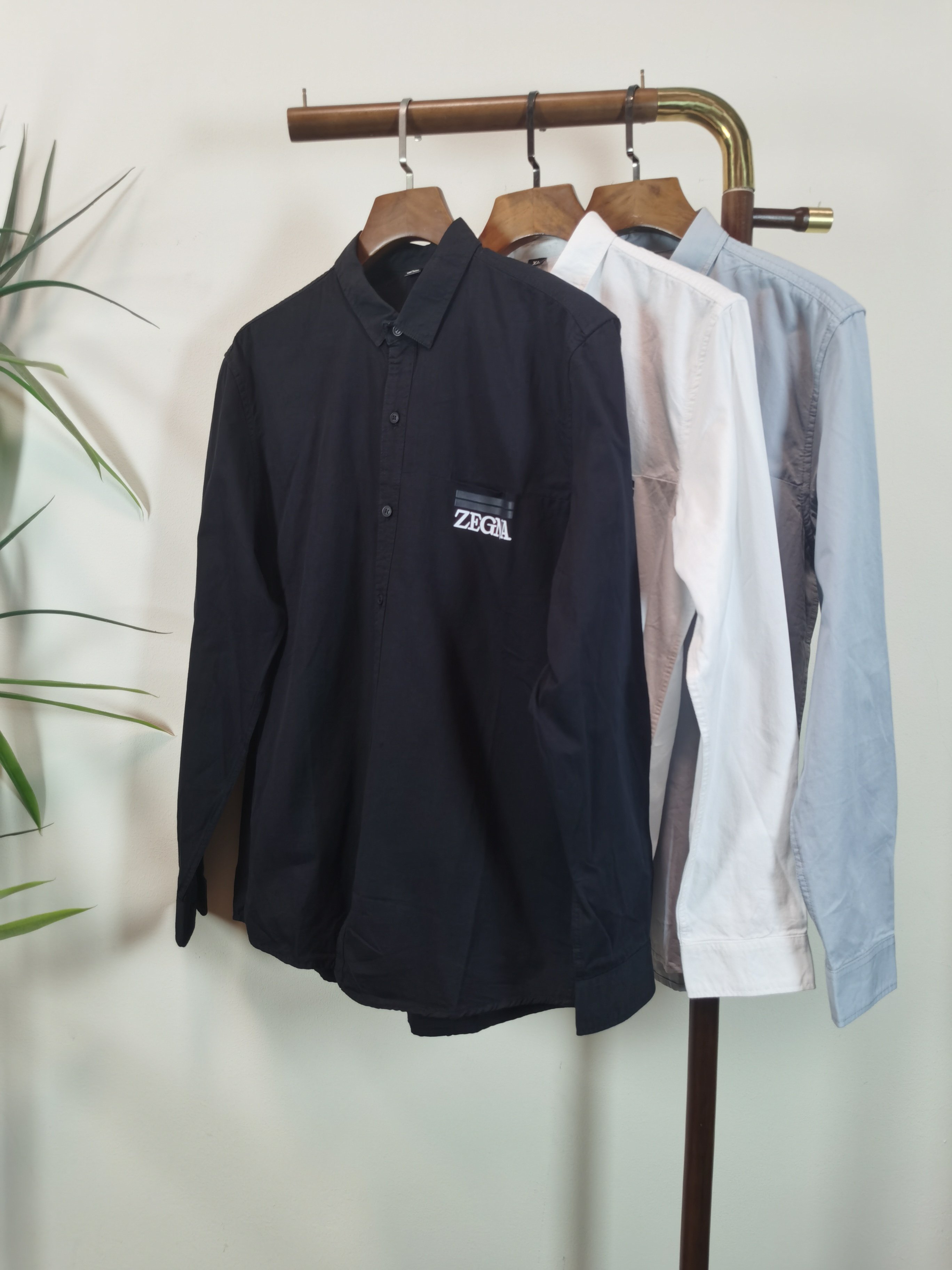 NO:655137,ZEGNA Zegna - 2025 official website synchronizes the original original label and is in stock for a long time. Top-notch business casual original single long-sleeved shirts, advanced customization and versatile styles. Anyone can easily control it. The fabric is fully customized. The latest logo design of the luxury classic brand on the chest is very classy and a must-have for those who know the goods. It shows aura and highlights the sophistication of business men. This is unique. The upper body effect is very good!  Color Black White Blue Size M-3XL,,zegna,shirts,alexander wang19860909ZEGNA 杰尼亚 -2025官网同步原版原标长期有货 顶级商务休闲原单长袖衬衫高级定制百搭款式 任何人都可以轻松驾驭 面料全订制工艺 胸前奢华经典品牌最新logo设计,非常显档次懂货的必须入,显气场,又会凸显商务男士的精致,这就是独到之处,上身效果非常赞！ 颜色黑色 白色 蓝色 尺码M-3XL,,zegna,shirts,alexander wang,Men's clothing