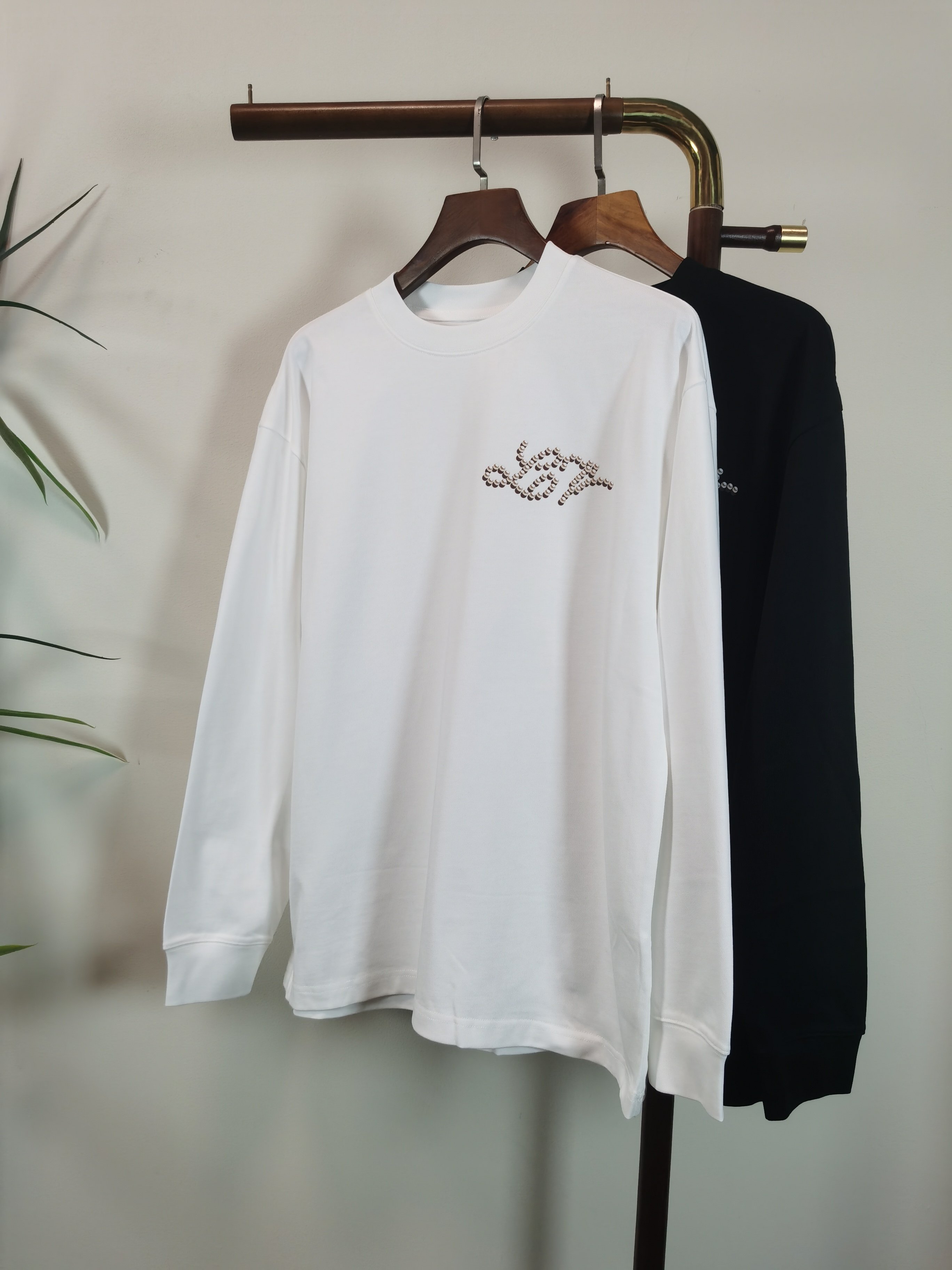 NO:746506,2025 new LOUIS VUITTON Louis Vuitton exclusive new product Men's round neck long-sleeved T-shirt Made of 100% cotton fabric, soft and delicate. Men's wardrobe is indispensable with basic base shirts. It can be used to match various clothing anytime and anywhere to meet your daily needs. The design of the clothes is very simple and low-key. Dear friends, hurry up and get it. Standard version Color Black White Size M-3XL, Louis Vuitton, Louis  vuitton,tees,t-shirt,198609092025新款LOUIS VUITTON 路易威登 独家专供新品 男士圆领长袖T恤 采用全棉面料 柔软细腻 男人的衣柜都少不了基础打底衫 随时随地都可以拿来搭配各种服饰 满足您日常生活需求 ,衣服设计非常的简洁 ,很是低调的设计 亲们赶紧入手 标准版型 颜色黑色 白色 码数M-3XL,,louis vuitton,louis vuitton,tees，t-shirt,,Men's clothing