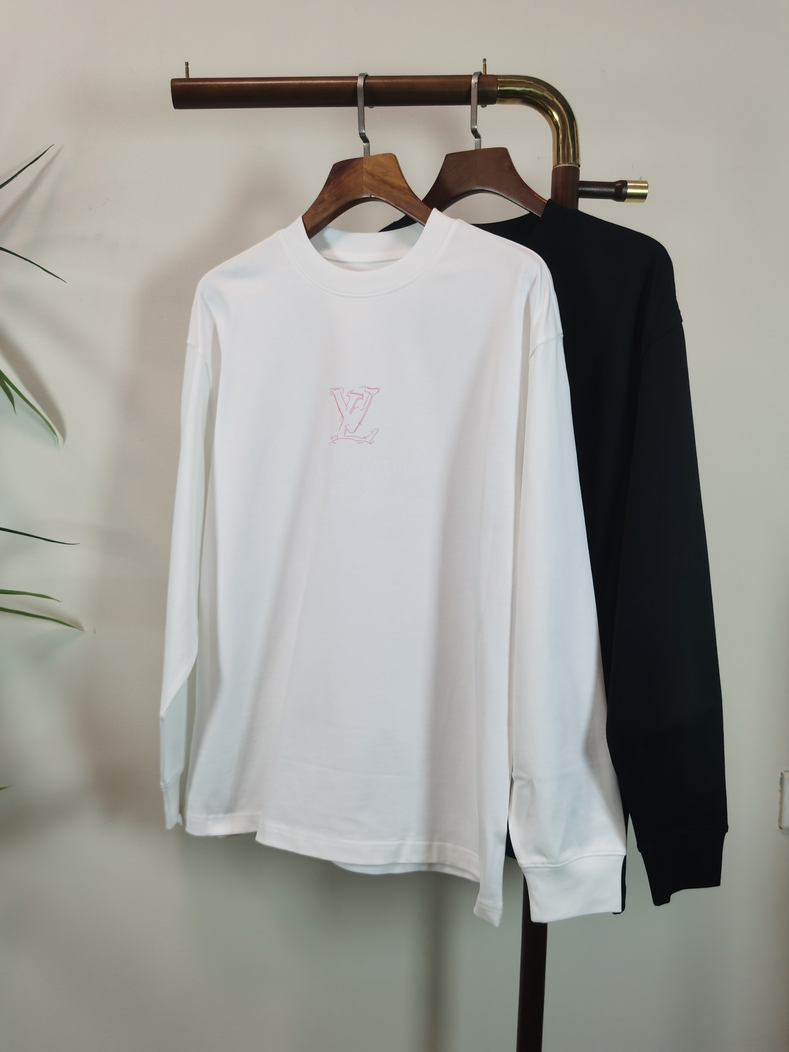 NO:746499,2025 new LOUIS VUITTON Louis Vuitton exclusive new product Men's round neck long-sleeved T-shirt Made of 100% cotton fabric, soft and delicate. Men's wardrobe is indispensable with basic base shirts. It can be used to match various clothing anytime and anywhere to meet your daily needs. The design of the clothes is very simple and low-key. Dear friends, hurry up and get it. Standard version Color Black White Size M-3XL, Louis Vuitton, Louis  vuitton,tees,t-shirt,198609092025新款LOUIS VUITTON 路易威登 独家专供新品 男士圆领长袖T恤 采用全棉面料 柔软细腻 男人的衣柜都少不了基础打底衫 随时随地都可以拿来搭配各种服饰 满足您日常生活需求 ,衣服设计非常的简洁 ,很是低调的设计 亲们赶紧入手 标准版型 颜色黑色 白色 码数M-3XL,,louis vuitton,louis vuitton,tees，t-shirt,,Men's clothing