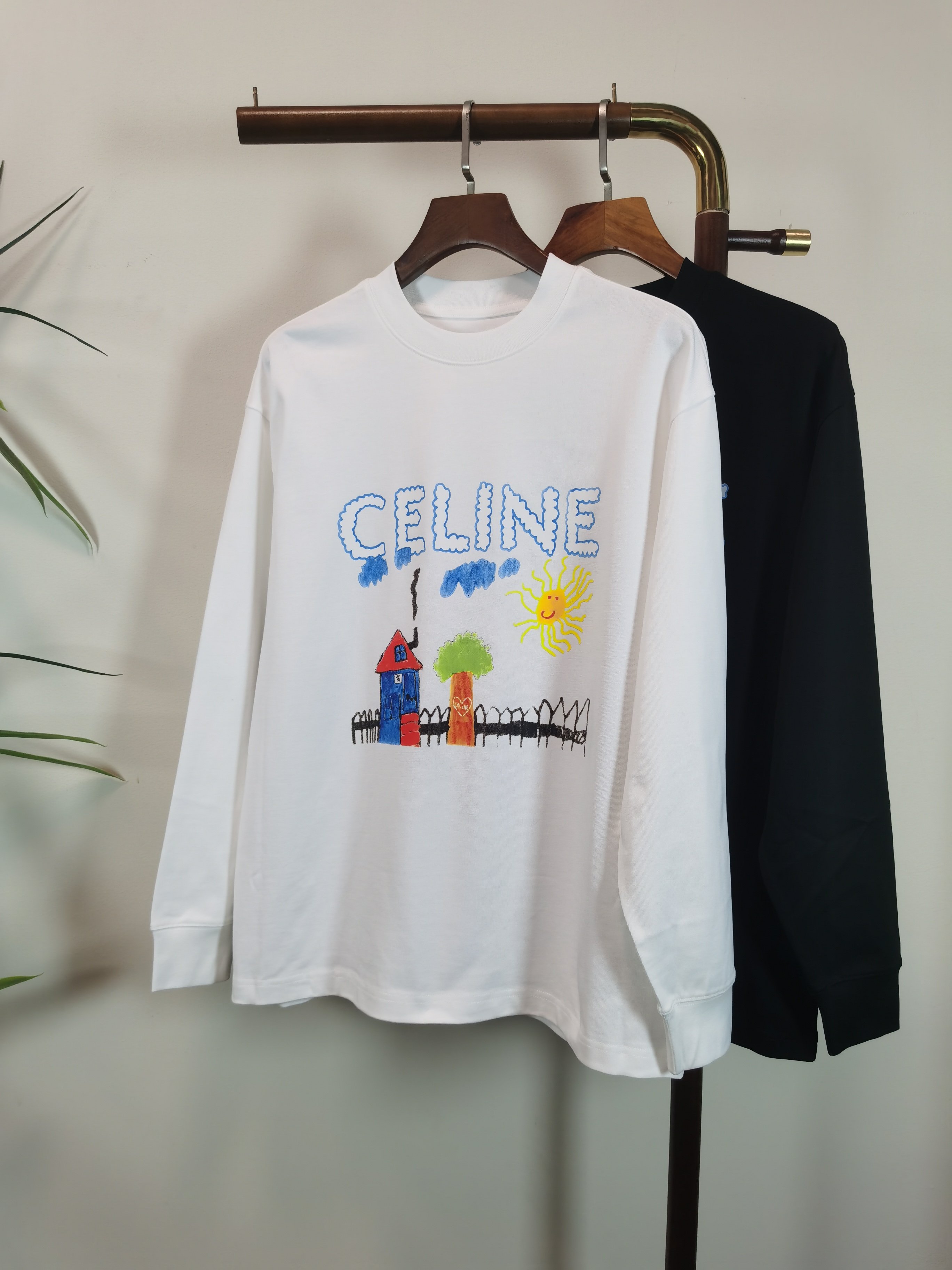 NO:746502,2025 new CELINE Celine exclusive new product men's round neck long-sleeved T-shirt made of 100% cotton fabric, soft and delicate. Men's wardrobe is indispensable with basic base shirts. It can be used to match various clothing anytime and anywhere to meet your daily needs. The design of the clothes is very simple and low-key. Dear friends, hurry up and get it. Standard version Color Black White Size M-3XL, celine, celine, tees, t-shirt,198609092025新款CELINE 赛琳 独家专供新品 男士圆领长袖T恤 采用全棉面料 柔软细腻 男人的衣柜都少不了基础打底衫 随时随地都可以拿来搭配各种服饰 满足您日常生活需求 ,衣服设计非常的简洁 ,很是低调的设计 亲们赶紧入手 标准版型 颜色黑色 白色 码数M-3XL,,celine,celine,tees，t-shirt,,Men's clothing