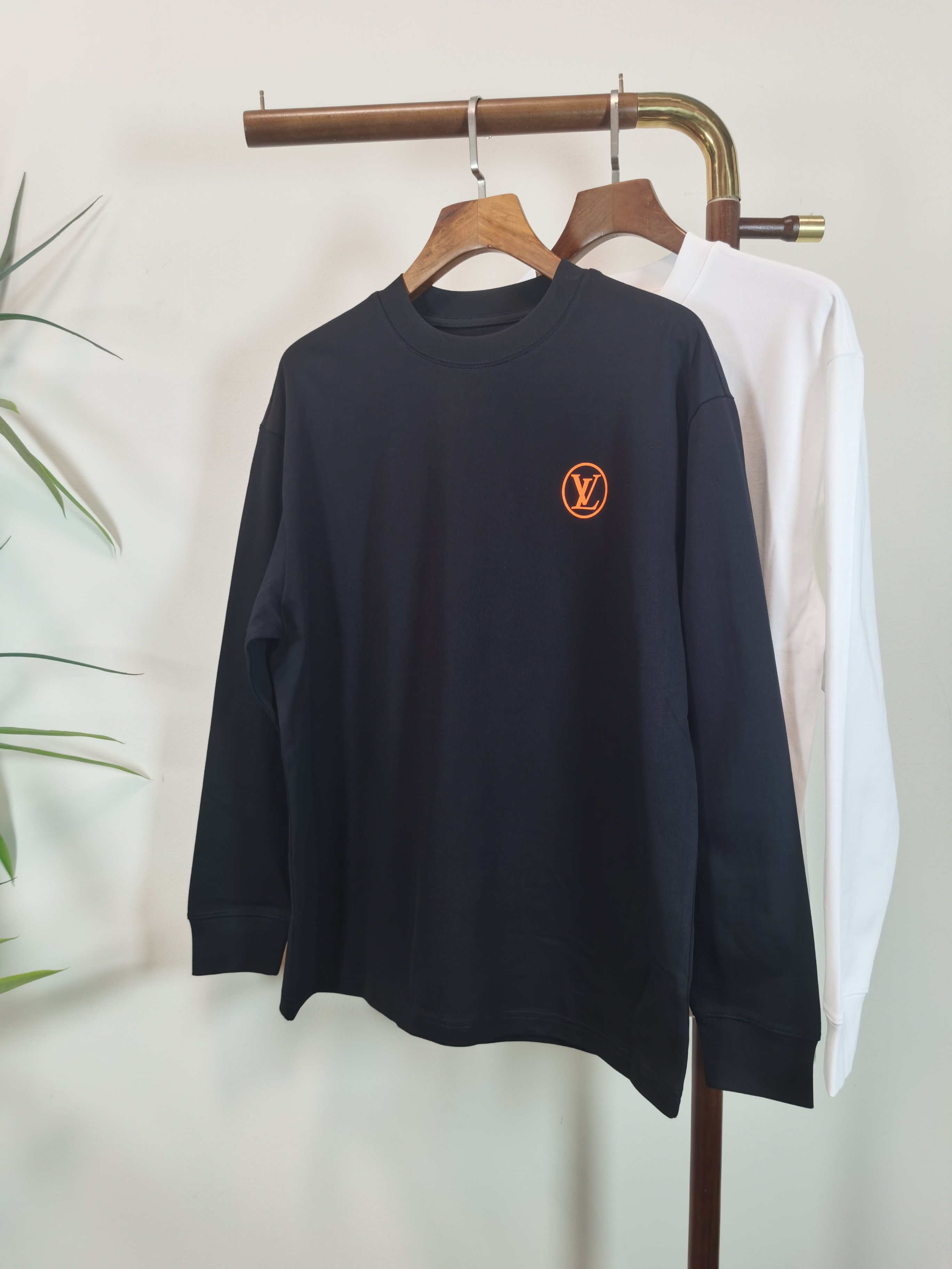 NO:645519,2025 new LV Louis Vuitton exclusive new product. Men's round neck long-sleeved T-shirt. Made of 100% cotton fabric. Soft and delicate. A basic base layer shirt is indispensable in men's wardrobe. It can be used to match various clothing anytime and anywhere to meet your daily needs. The design of the clothes is very simple and low-key. Dear friends, hurry up and get it. Standard version. Color: black. White. Size: M-3XL, Louis Vuitton, Louis  vuitton,tees,t-shirt,alexander wang198609092025新款LV 路易威登独家专供新品 男士圆领长袖T恤 采用全棉面料 柔软细腻 男人的衣柜都少不了基础打底衫 随时随地都可以拿来搭配各种服饰 满足您日常生活需求 ,衣服设计非常的简洁 ,很是低调的设计 亲们赶紧入手 标准版型 颜色黑色 白色 码数M-3XL,,louis vuitton,louis vuitton,tees，t-shirt,alexander wang,Men's clothing