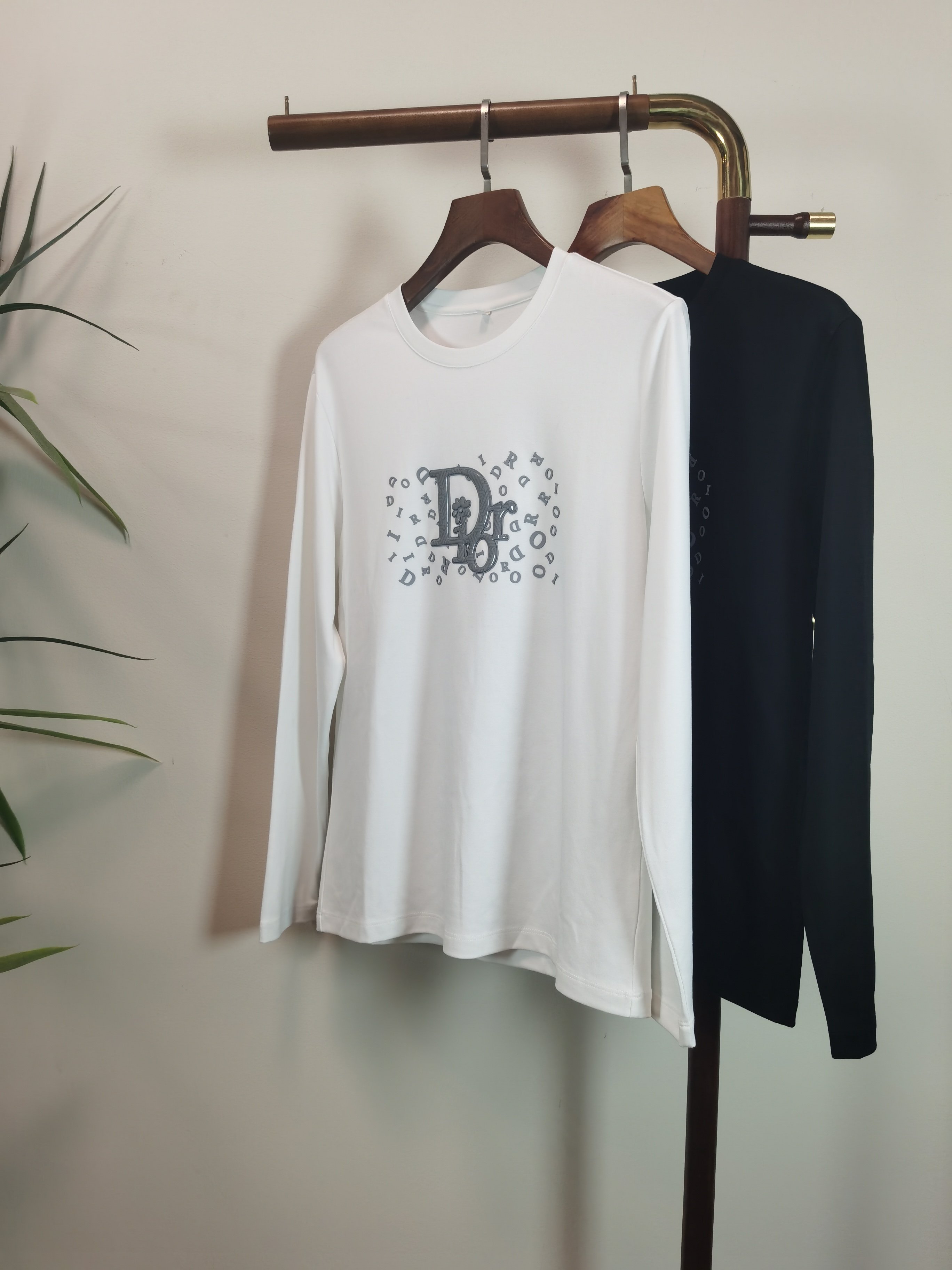 NO:655086,The 2025 new DIOR Dior exclusive new product, men's round neck long-sleeved T-shirt, is made of all-purpose materials, soft and delicate. Men's wardrobe is indispensable with basic base shirts. It can be used to match various clothing anytime and anywhere to meet your daily needs. The design of the clothes is very simple and low-key. Dear friends, hurry up and get it. Standard version Color black white  Size M-5XL (can wear up to 215 pounds), dior, dior, tees, t-shirt, alexander wang198609092025新款DIOR迪奥 独家专供新品 男士圆领长袖T恤 采用全用料 柔软细腻 男人的衣柜都少不了基础打底衫 随时随地都可以拿来搭配各种服饰 满足您日常生活需求 ,衣服设计非常的简洁 ,很是低调的设计 亲们赶紧入手 标准版型 颜色黑色 白色 码数M-5XL（最大可穿215斤）,,dior,dior,tees，t-shirt,alexander wang,Men's clothing