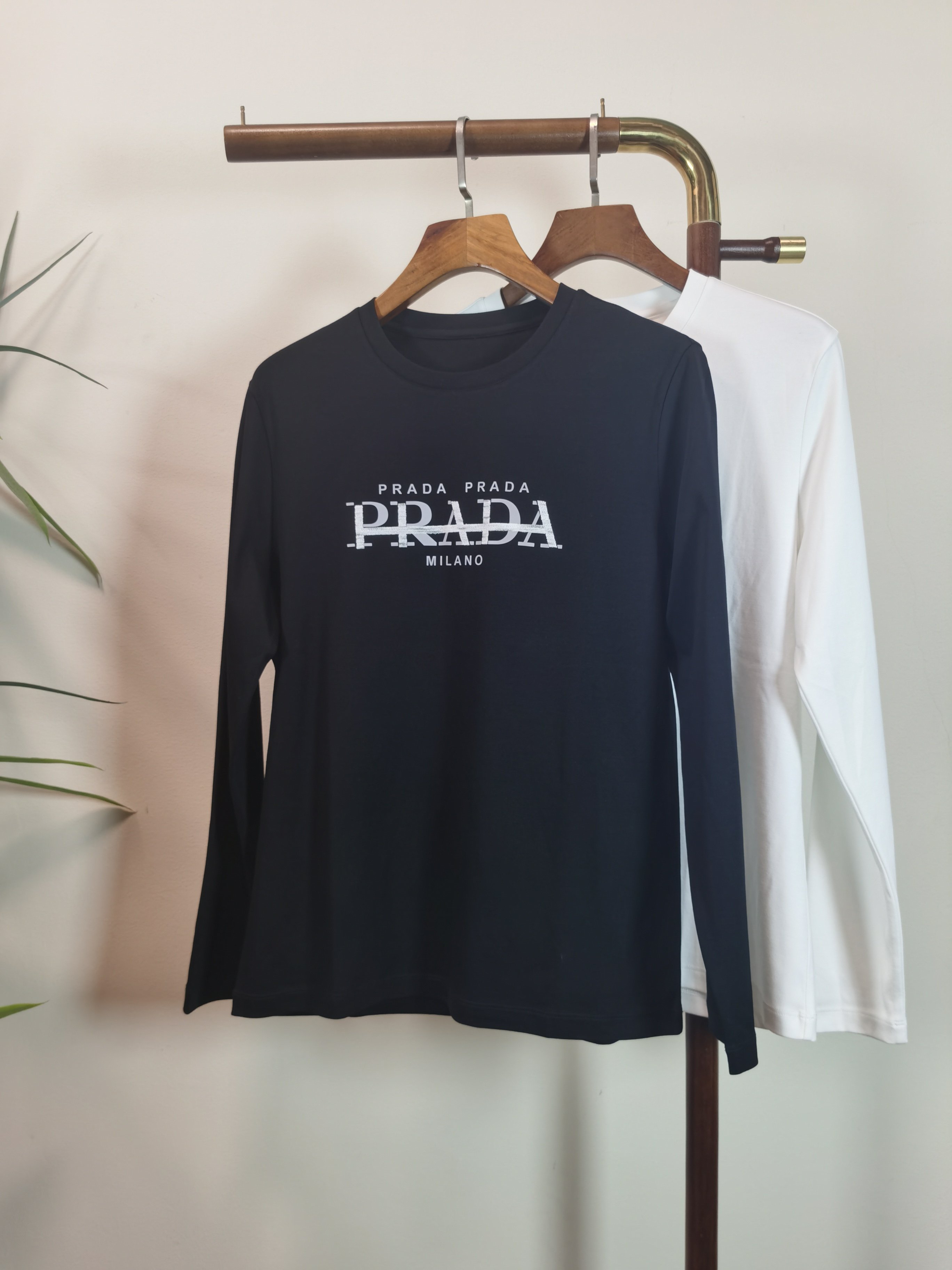 NO:655110,2025 new PRADA Prada exclusive new product men's round neck long-sleeved T-shirt is made of all-purpose materials, soft and delicate. Men's wardrobe is indispensable with basic base shirts. It can be used to match various clothing anytime and anywhere to meet your daily needs. The design of the clothes is very simple and low-key. Dear friends, hurry up and get it. Standard version Color black white  Size M-5XL (can wear up to 215 pounds), prada, prada, tees, t-shirt, alexander wang198609092025新款PRADA 普拉达 独家专供新品 男士圆领长袖T恤 采用全用料 柔软细腻 男人的衣柜都少不了基础打底衫 随时随地都可以拿来搭配各种服饰 满足您日常生活需求 ,衣服设计非常的简洁 ,很是低调的设计 亲们赶紧入手 标准版型 颜色黑色 白色 码数M-5XL（最大可穿215斤）,,prada,prada,tees，t-shirt,alexander wang,Men's clothing