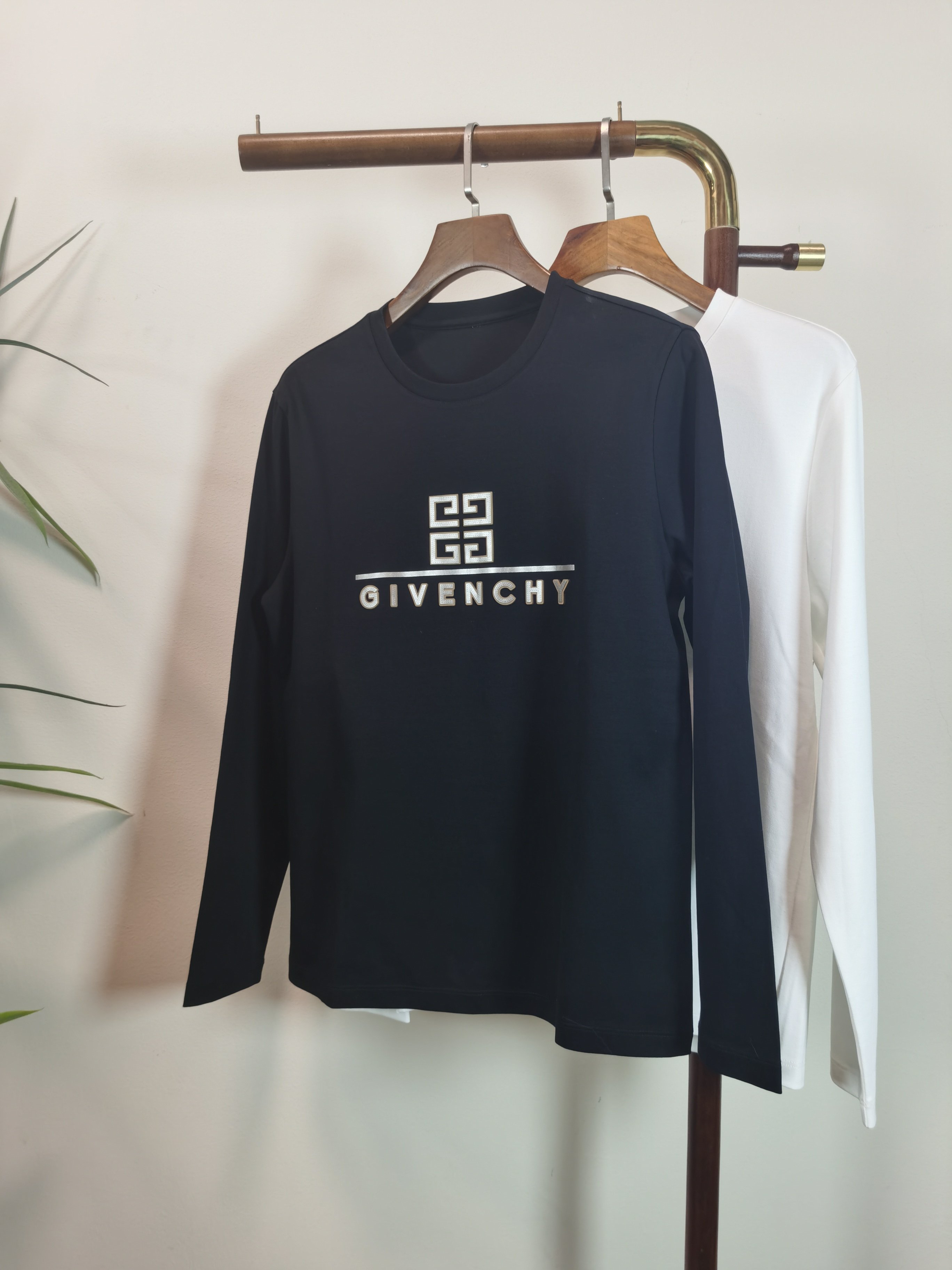 NO:655080,2025 new GIVENCHY Givenchy exclusive new product. Men's round neck long-sleeved T-shirt is made of all-purpose materials. It is soft and delicate. A basic base shirt is indispensable in a man's wardrobe. It can be used to match various clothes anytime and anywhere to meet your daily needs. The design of the clothes is very simple and low-key. Dear friends, hurry up and get it. Standard version Color black white  Size M-5XL (can wear up to 215 pounds),,givenchy,givenchy,tees,t-shirt,alexander wang198609092025新款GIVENCHY纪梵希 独家专供新品 男士圆领长袖T恤 采用全用料 柔软细腻 男人的衣柜都少不了基础打底衫 随时随地都可以拿来搭配各种服饰 满足您日常生活需求 ,衣服设计非常的简洁 ,很是低调的设计 亲们赶紧入手 标准版型 颜色黑色 白色 码数M-5XL（最大可穿215斤）,,givenchy,givenchy,tees，t-shirt,alexander wang,Men's clothing