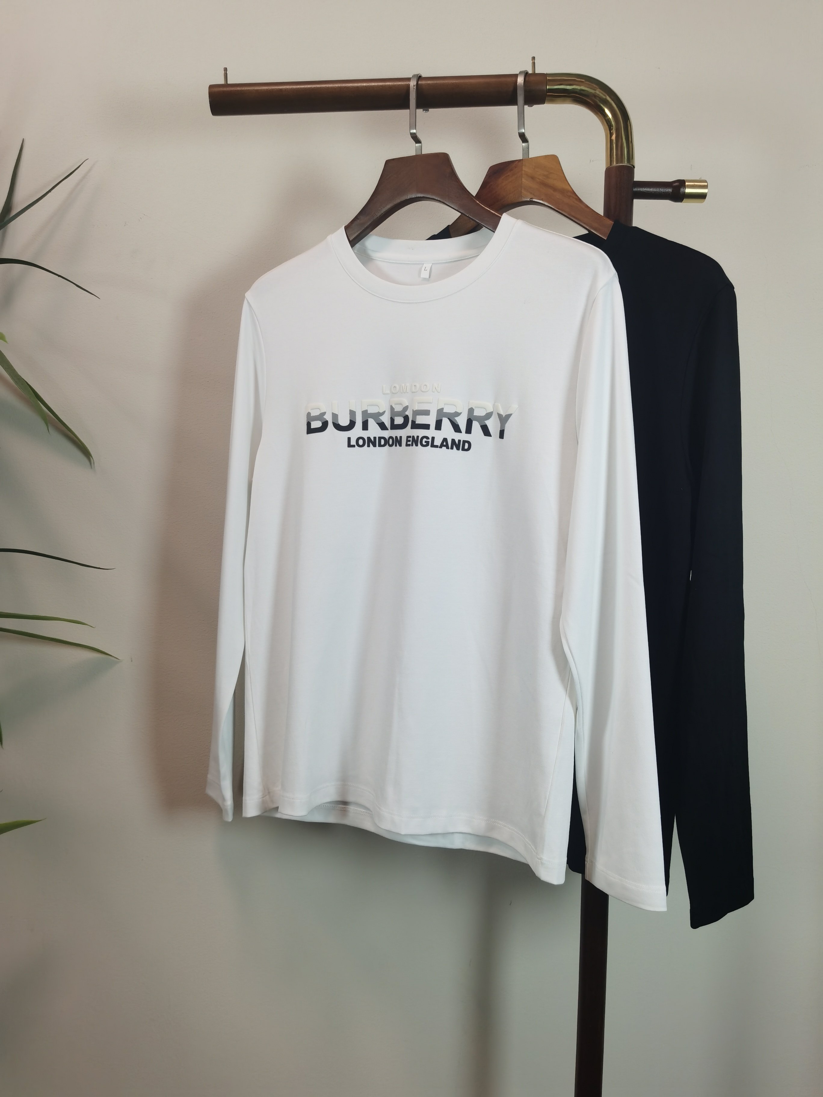 NO:655074,2025 new BURBERRY exclusive new product. Men's round neck long-sleeved T-shirt is made of all-purpose materials. It is soft and delicate. A basic base shirt is indispensable in a man's wardrobe. It can be used to match various clothes anytime and anywhere to meet your daily needs. The design of the clothes is very simple and low-key. Dear friends, hurry up and get it. Standard version Color black white  Size M-5XL (can wear up to 215 pounds),,burberry,burberry,tees,t-shirt,alexander wang198609092025新款BURBERRY 巴宝莉 独家专供新品 男士圆领长袖T恤 采用全用料 柔软细腻 男人的衣柜都少不了基础打底衫 随时随地都可以拿来搭配各种服饰 满足您日常生活需求 ,衣服设计非常的简洁 ,很是低调的设计 亲们赶紧入手 标准版型 颜色黑色 白色 码数M-5XL（最大可穿215斤）,,burberry,burberry,tees，t-shirt,alexander wang,Men's clothing