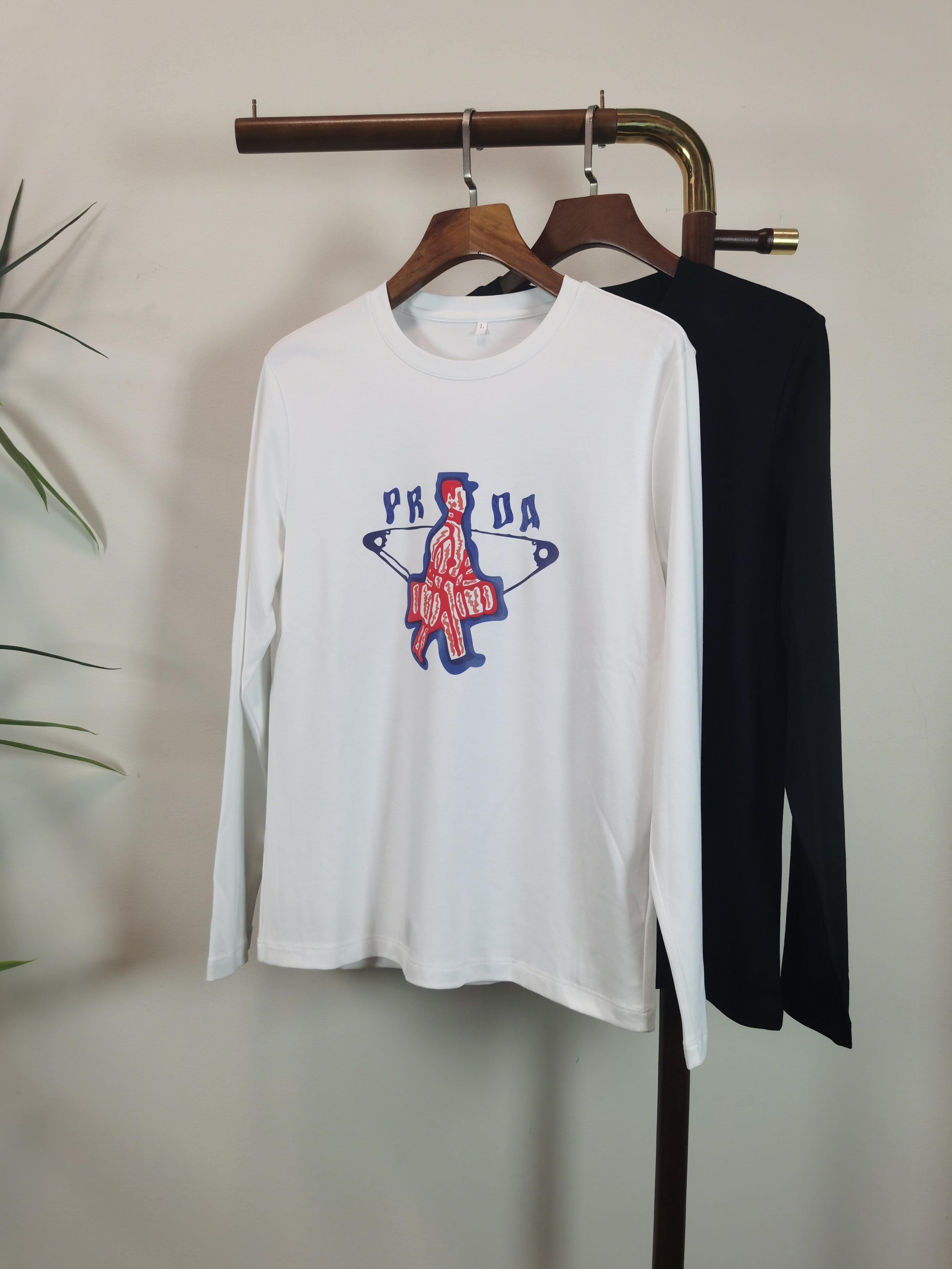 NO:655069,2025 new PRADA Prada exclusive new product men's round neck long-sleeved T-shirt is made of all-purpose materials, soft and delicate. Men's wardrobe is indispensable with basic base shirts. It can be used to match various clothing anytime and anywhere to meet your daily needs. The design of the clothes is very simple and low-key. Dear friends, hurry up and get it. Standard version Color black white  Size M-5XL (can wear up to 215 pounds), prada, prada, tees, t-shirt, alexander wang198609092025新款PRADA 普拉达 独家专供新品 男士圆领长袖T恤 采用全用料 柔软细腻 男人的衣柜都少不了基础打底衫 随时随地都可以拿来搭配各种服饰 满足您日常生活需求 ,衣服设计非常的简洁 ,很是低调的设计 亲们赶紧入手 标准版型 颜色黑色 白色 码数M-5XL（最大可穿215斤）,,prada,prada,tees，t-shirt,alexander wang,Men's clothing