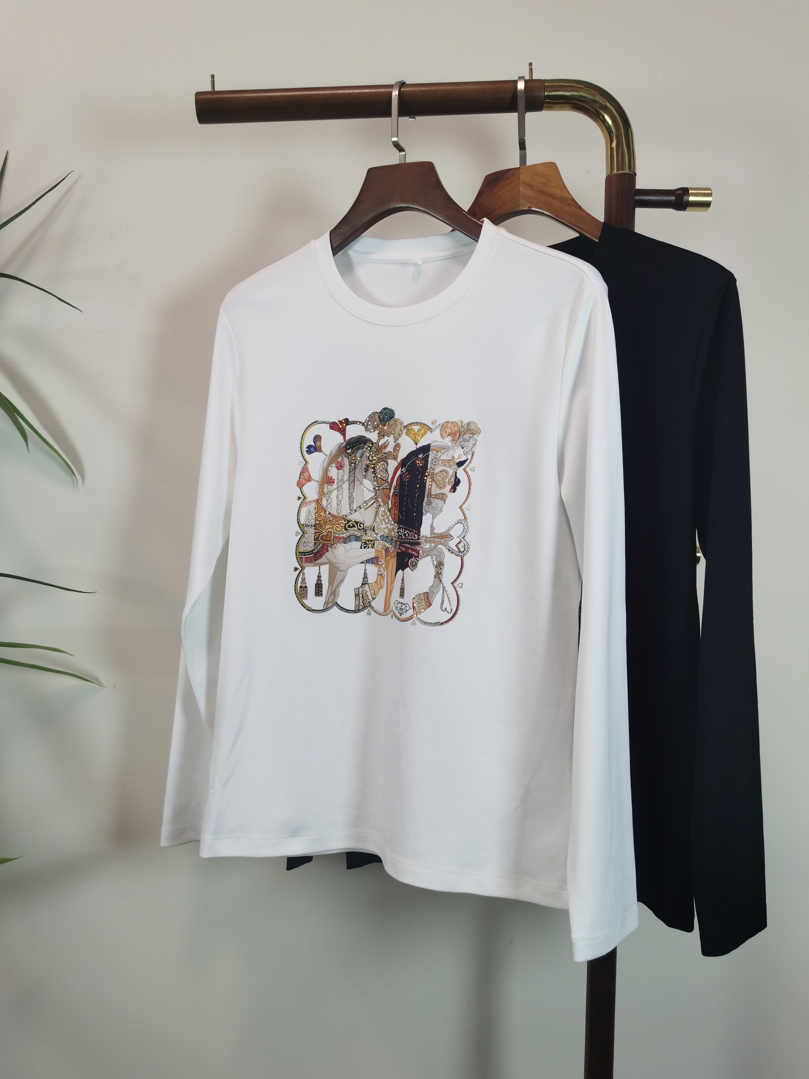 NO:655092,2025 new HERMES exclusive new product. Men's round neck long-sleeved T-shirt. Made of soft and delicate materials. Men's wardrobe is indispensable for basic base shirts. It can be used to match various clothing anytime and anywhere to meet your daily needs. The design of the clothes is very simple and low-key. Dear friends, hurry up and get it. Standard version Color black white  Size M-5XL (can wear up to 215 pounds), hermes, hermes, tees, t-shirt, alexander wang198609092025新款HERMES 爱马仕 独家专供新品 男士圆领长袖T恤 采用用料 柔软细腻 男人的衣柜都少不了基础打底衫 随时随地都可以拿来搭配各种服饰 满足您日常生活需求 ,衣服设计非常的简洁 ,很是低调的设计 亲们赶紧入手 标准版型 颜色黑色 白色 码数M-5XL（最大可穿215斤）,,hermes,hermes,tees，t-shirt,alexander wang,Men's clothing