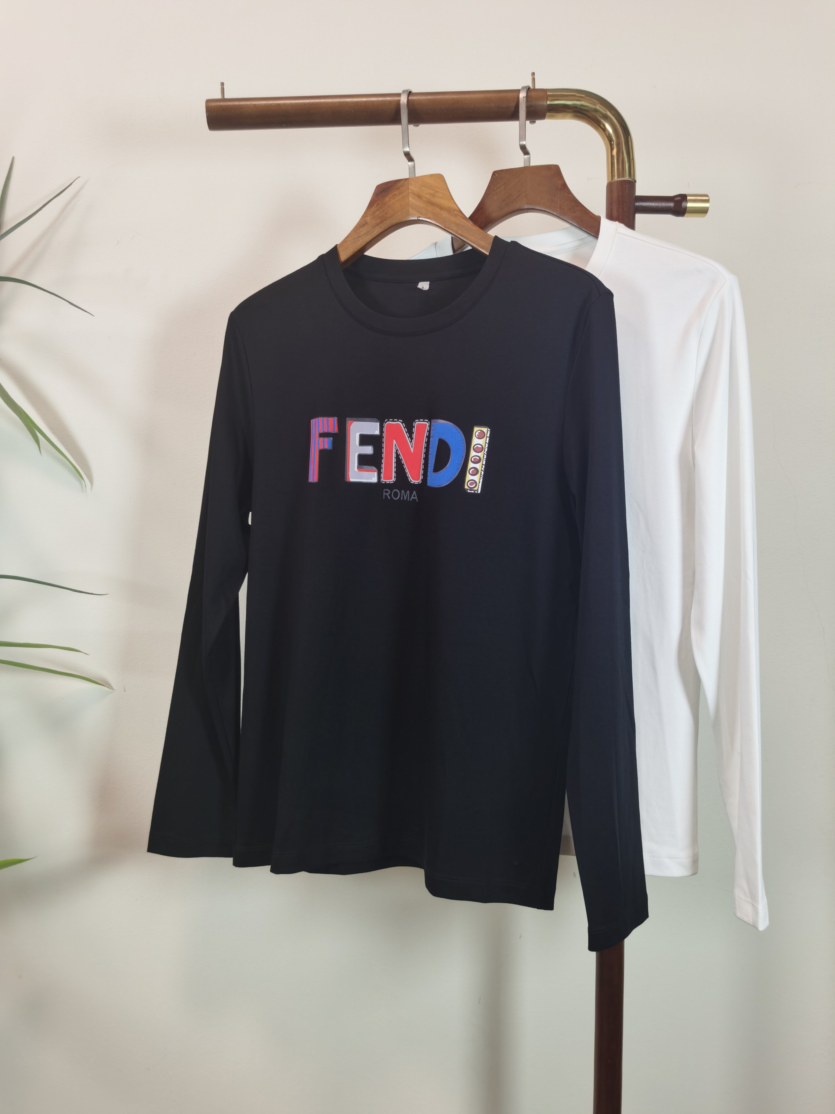NO:655097,2025 new FENDI Fendi exclusive new product. Men's round neck long-sleeved T-shirt is made of all-purpose materials. It is soft and delicate. A basic base shirt is indispensable in a man's wardrobe. It can be used to match various clothes anytime and anywhere to meet your daily needs. The design of the clothes is very simple and low-key. Dear friends, hurry up and get it. Standard version Color black white  Size M-5XL (can wear up to 215 pounds), fendi, fendi, tees, t-shirt, alexander wang198609092025新款FENDI芬迪 独家专供新品 男士圆领长袖T恤 采用全用料 柔软细腻 男人的衣柜都少不了基础打底衫 随时随地都可以拿来搭配各种服饰 满足您日常生活需求 ,衣服设计非常的简洁 ,很是低调的设计 亲们赶紧入手 标准版型 颜色黑色 白色 码数M-5XL（最大可穿215斤）,,fendi,fendi,tees，t-shirt,alexander wang,Men's clothing