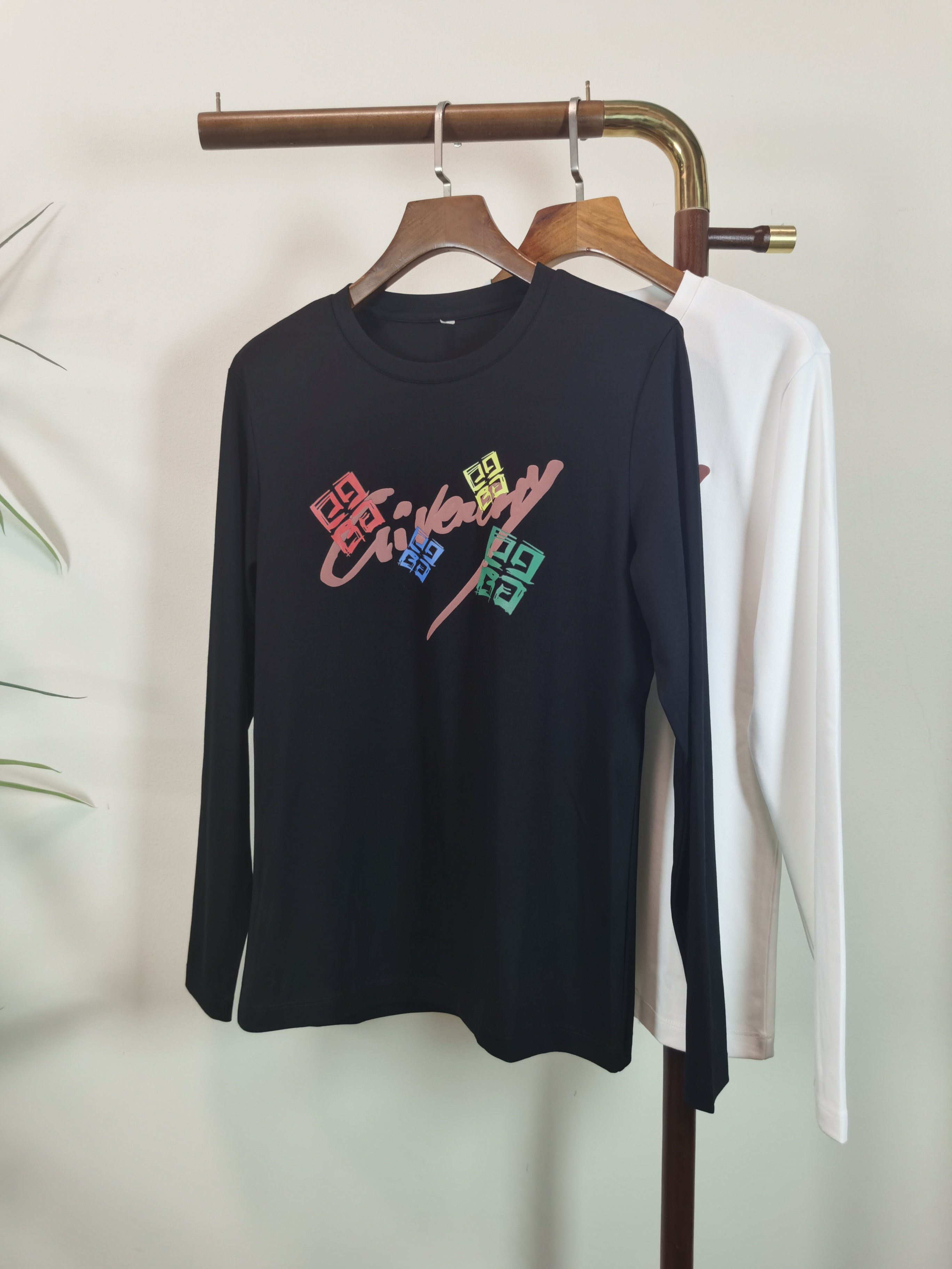 NO:655102,2025 new GIVENCHY Givenchy exclusive new product. Men's round neck long-sleeved T-shirt is made of all-purpose materials. It is soft and delicate. A basic base shirt is indispensable in a man's wardrobe. It can be used to match various clothes anytime and anywhere to meet your daily needs. The design of the clothes is very simple and low-key. Dear friends, hurry up and get it. Standard version Color black white  Size M-5XL (can wear up to 215 pounds),,givenchy,givenchy,tees,t-shirt,alexander wang198609092025新款GIVENCHY纪梵希 独家专供新品 男士圆领长袖T恤 采用全用料 柔软细腻 男人的衣柜都少不了基础打底衫 随时随地都可以拿来搭配各种服饰 满足您日常生活需求 ,衣服设计非常的简洁 ,很是低调的设计 亲们赶紧入手 标准版型 颜色黑色 白色 码数M-5XL（最大可穿215斤）,,givenchy,givenchy,tees，t-shirt,alexander wang,Men's clothing