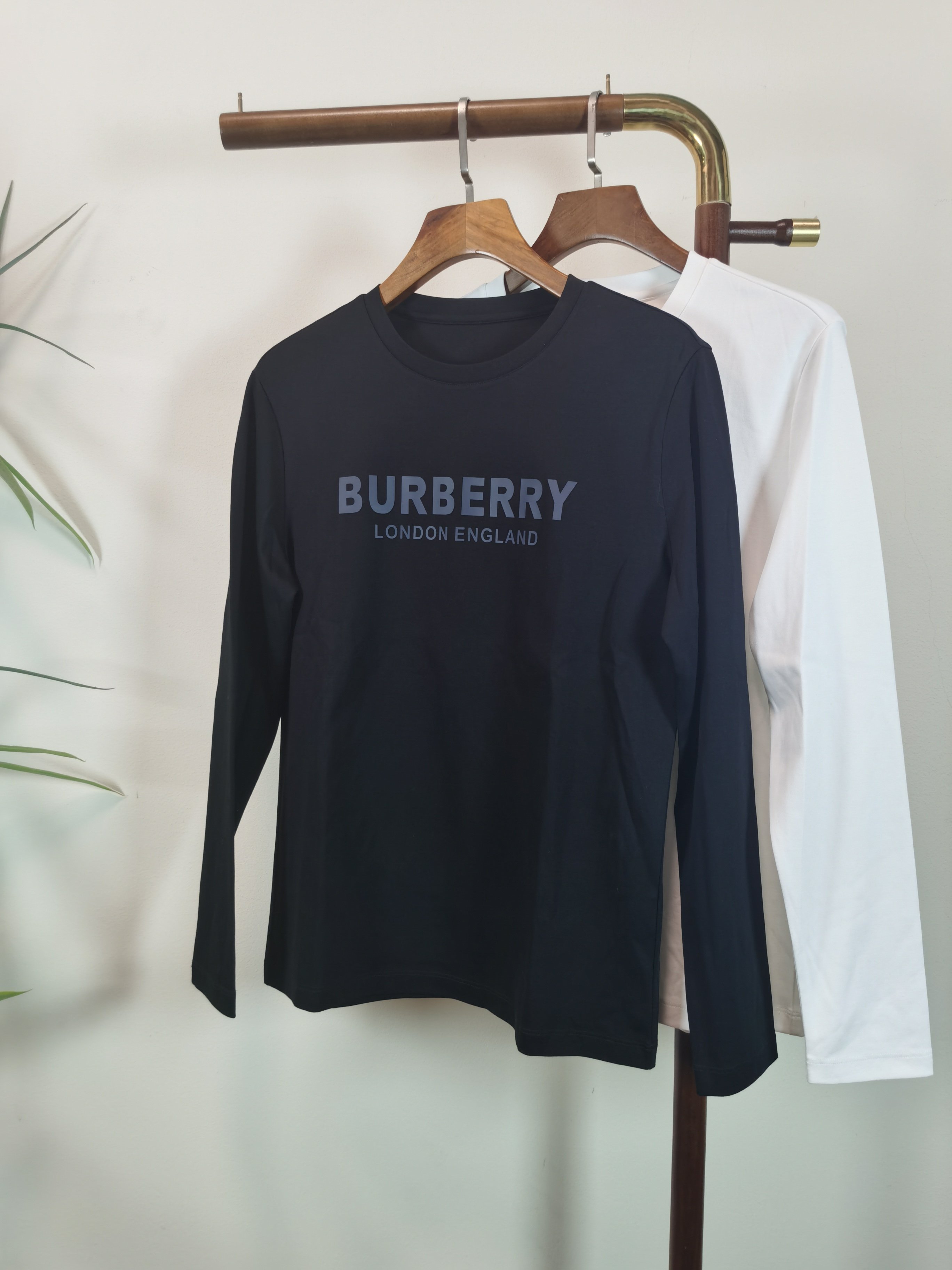 NO:655064,2025 new BURBERRY exclusive new product. Men's round neck long-sleeved T-shirt is made of all-purpose materials. It is soft and delicate. A basic base shirt is indispensable in a man's wardrobe. It can be used to match various clothes anytime and anywhere to meet your daily needs. The design of the clothes is very simple and low-key. Dear friends, hurry up and get it. Standard version Color black white  Size M-5XL (can wear up to 215 pounds),,burberry,burberry,tees,t-shirt,alexander wang198609092025新款BURBERRY 巴宝莉 独家专供新品 男士圆领长袖T恤 采用全用料 柔软细腻 男人的衣柜都少不了基础打底衫 随时随地都可以拿来搭配各种服饰 满足您日常生活需求 ,衣服设计非常的简洁 ,很是低调的设计 亲们赶紧入手 标准版型 颜色黑色 白色 码数M-5XL（最大可穿215斤）,,burberry,burberry,tees，t-shirt,alexander wang,Men's clothing