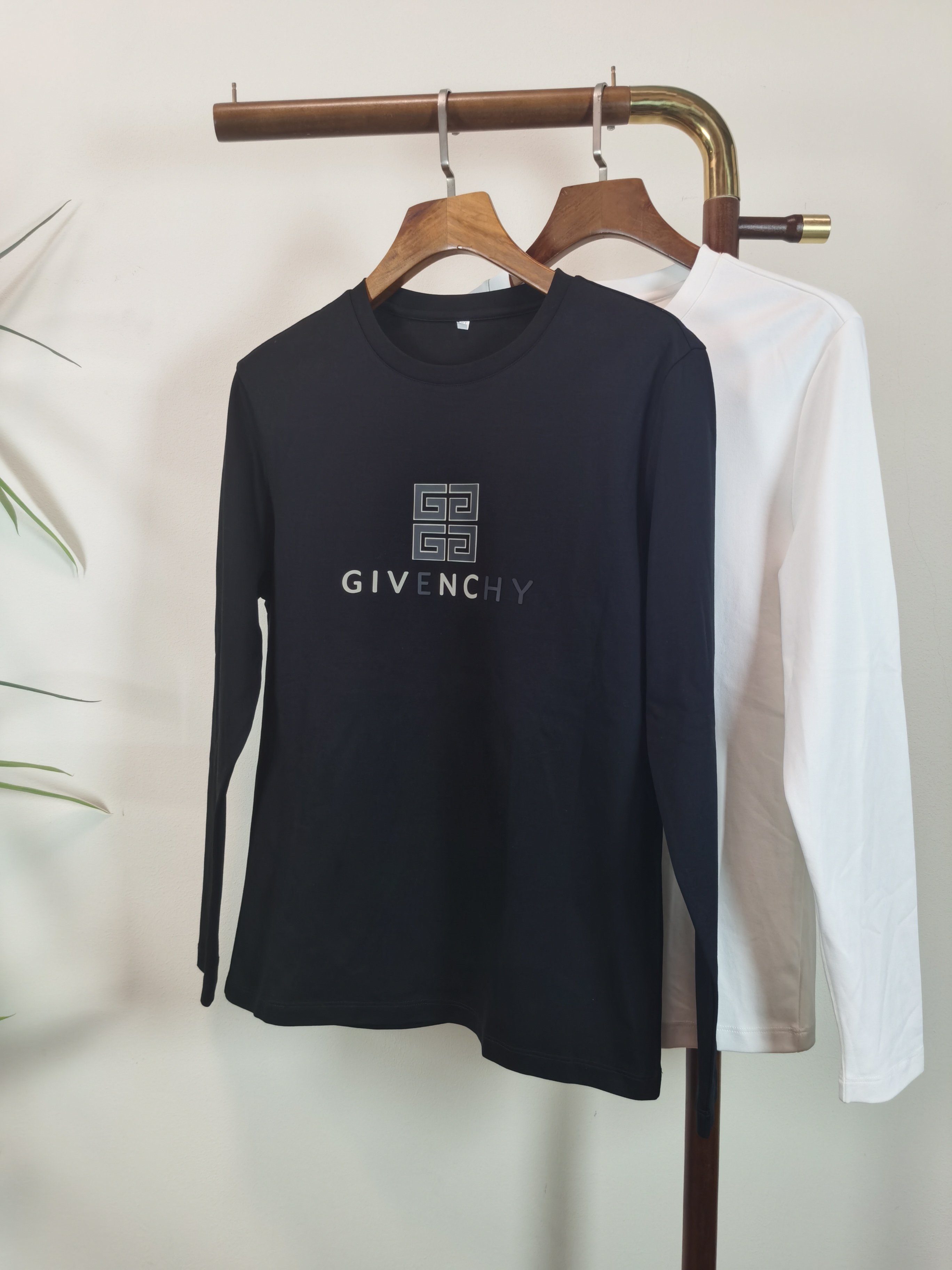 NO:655107,2025 new GIVENCHY Exclusive new product Men's round neck long-sleeved T-shirt is made of all-purpose materials, soft and delicate. Men's wardrobe is indispensable for basic base layer shirts. It can be used to match various clothing anytime and anywhere to meet your daily needs. The design of the clothes is very simple and low-key. Dear friends, hurry up and get it. Standard version Color black white  Size M-5XL (can wear up to 215 pounds),,givenchy,givenchy,tees,t-shirt,alexander wang198609092025新款GIVENCHY 纪梵希 独家专供新品 男士圆领长袖T恤 采用全用料 柔软细腻 男人的衣柜都少不了基础打底衫 随时随地都可以拿来搭配各种服饰 满足您日常生活需求 ,衣服设计非常的简洁 ,很是低调的设计 亲们赶紧入手 标准版型 颜色黑色 白色 码数M-5XL（最大可穿215斤）,,givenchy,givenchy,tees，t-shirt,alexander wang,Men's clothing