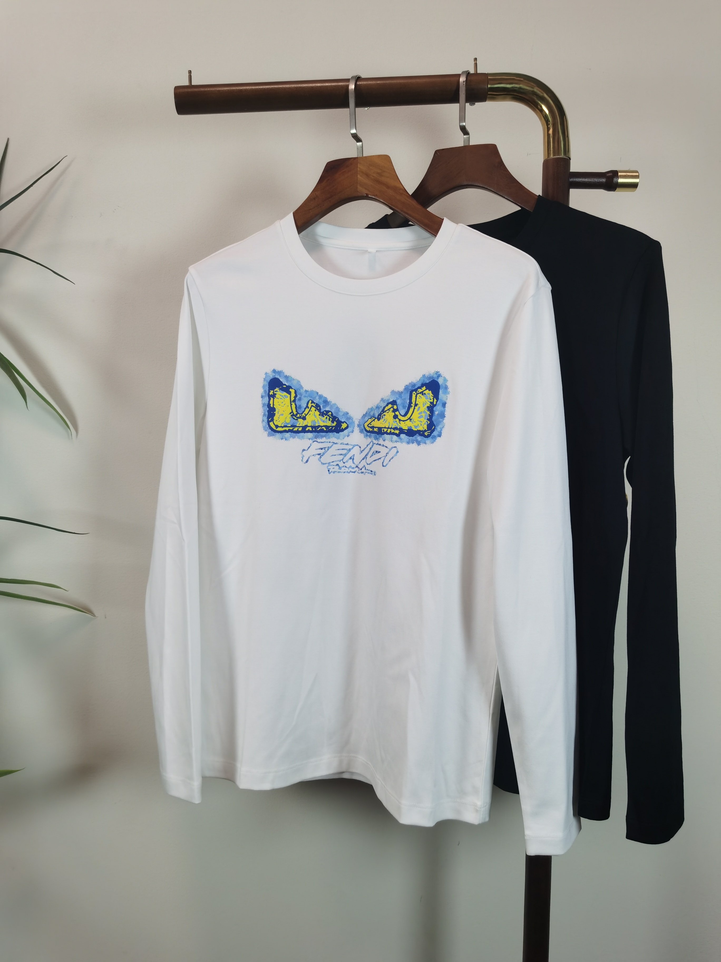 NO:655111,2025 new FENDI Fendi exclusive new product. Men's round neck long-sleeved T-shirt is made of all-purpose materials. It is soft and delicate. A basic base shirt is indispensable in a man's wardrobe. It can be used to match various clothes anytime and anywhere to meet your daily needs. The design of the clothes is very simple and low-key. Dear friends, hurry up and get it. Standard version Color black white  Size M-5XL (can wear up to 215 pounds), fendi, fendi, tees, t-shirt, alexander wang198609092025新款FENDI 芬迪 独家专供新品 男士圆领长袖T恤 采用全用料 柔软细腻 男人的衣柜都少不了基础打底衫 随时随地都可以拿来搭配各种服饰 满足您日常生活需求 ,衣服设计非常的简洁 ,很是低调的设计 亲们赶紧入手 标准版型 颜色黑色 白色 码数M-5XL（最大可穿215斤）,,fendi,fendi,tees，t-shirt,alexander wang,Men's clothing