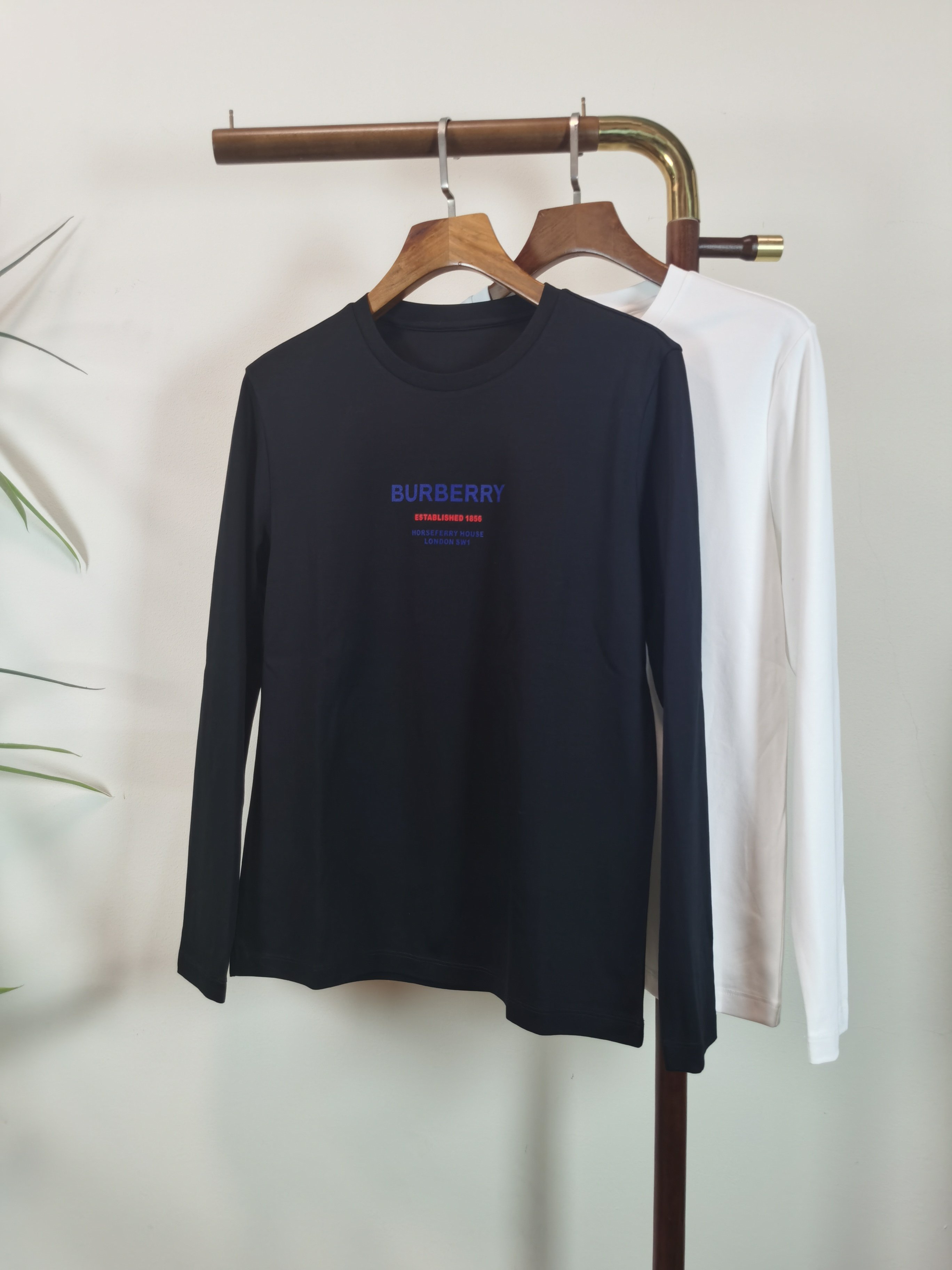 NO:655106,2025 new BURBERRY exclusive new product. Men's round neck long-sleeved T-shirt is made of all-purpose materials. It is soft and delicate. A basic base shirt is indispensable in a man's wardrobe. It can be used to match various clothes anytime and anywhere to meet your daily needs. The design of the clothes is very simple and low-key. Dear friends, hurry up and get it. Standard version Color black white  Size M-5XL (can wear up to 215 pounds),,burberry,burberry,tees,t-shirt,alexander wang198609092025新款BURBERRY 巴宝莉 独家专供新品 男士圆领长袖T恤 采用全用料 柔软细腻 男人的衣柜都少不了基础打底衫 随时随地都可以拿来搭配各种服饰 满足您日常生活需求 ,衣服设计非常的简洁 ,很是低调的设计 亲们赶紧入手 标准版型 颜色黑色 白色 码数M-5XL（最大可穿215斤）,,burberry,burberry,tees，t-shirt,alexander wang,Men's clothing